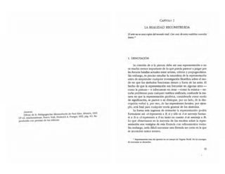 ;;:;~ la Pdda80siscbes Sklzzellbucbs de Paul Klee, Múnich, 1925
(21 ed. estadounidense, Nue'a York. Frederick A. Praeger. 1953. pág. 41). Re-
producido con permisO de los editores.
CAPiTULO 1
lA REALIDAD RECONSlRUIDA
El arte no es ulIa copla del mundo real. Con uno de estos malditos mundos
basta,·
l. DENOTACIÓN
la cuestión de si la pintura debe ser una representación o no
es mucho menos importanle de lo que pueda parecer a juzgar por
las feroces batallas actuales entre artistas, críticos y propagandistas.
Sin embargo, es preciso estudiar la naturaleza de la representadón
antes de emprender cualquier investigación mosófica sobre el roo-
do.en que los simbolos funcionan dentro y fuera de las arres. El
hecho de Que la representación sea frecueme en algunas anes -
como la pincura- e infrecuente en otras ----<:omo la música- en-
rraña problemas para cualquier estética unificada; confundir la ma-
nera en que la representación pictórica, considerada como modo
de significación, se parece o se distingue, por un lado, de la des-
cripd6n verbal y, por otro, de las expresiones faciales, por ejem-
plo, será fatal para cualquier teoría general de los simbolos.
La foona más ingenua de entender la representación podña
formularse así; ·A represenla a B, si Ysólo si A se asemeja bastan-
te a lJ. °·A representa a B en tantO en cuanto A se asemeja a lJ..
Lo que observamos en la mayoría de los escritos sobre: la repre-
senlación son vestigios de esta fórmula con refUlarruentos varios.
Sin embargo, sería dificil encontrar otra fórmula tan corta en la que
se acumulen tantos errores.
• SUpuestamente esta dta aparece en un ensayo de VltginIa 'QooIf. No Ile consegui-
do 1:1',,;08'l;Ir su ubicl.d6n.
19
 