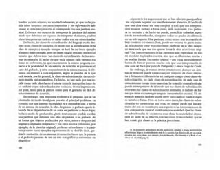 bordina a cieno número, no tendria fundamento, ya que nadie po-
dña saber tampoco por mera inspección y sin información adl·
elena/, si cierta interpretación se corresponde con una parurura mu·
sical. Debemos ser capaces de interpretar la partitura del mismo
modo que debemos ser capaces de interpretar el número, y saber
cómo interpretar un caneter es saber cuiles son sus subordinados.
De hecho, las dases-de-subordinación del lenguaje ~n des.
crito serán c1ases-de-unidades, de modo que la identificad6n de la
obra de ejemplo a ejemplo siempre se hará de un único ejemplo
al mismo único ejemplo, pero no existe ningún requisito respe<.tO al
tamaño que deben tener las clases-de-subordinación de los siste-
mas de n()(ación. El hecho de que en la pintura cada ejemplo sea
único es irrelevante, ya que exactamente la misma pregunta res·
pecto a la posibilidad de un sistema de notación se plantea en el
caso del grabado, y debe responderse de la misma manera. Si dié·
ramos un número a cada impresión, según la plancha de la que
está sacada, por lo generaJ, la clase-de·subordinaci6n de un nú-
mero tendria varios miembros. De hecho, no hay nada que nos im·
pida tomar cada plancha en sí misma como la inscripdón única de
un canaer cuyos subordinados son cada una de sus impresiones.
Así pues, tanto para la pintura como para el grabado, es acil di·
señar sistemas de notación.
Sin embargo, esta respuesta evidente a la pregunta que se ha
planteado de modo literal pasa por alto el principal problema. La
cuestión que nos lnteresa en realidad es si es posible que, a lravé$
de un sistema de notación, la obra de pintura o grabado quede li-
berada de su dependencia de un autor en particular o de un lugar,
fecha o modo de producción. ¿Seña teóricamente posible escribir
una partirura que defmiera una obra de pinrura, o UI) grabado, de
tal fonna que objetos producidos por otros, antes o después del
original u originales designados y por ouos medios (diferentes, por
ejemplo, de la plancha original), pudieran subordinarse a la parti-
rura y contar como ejemplos equivalentes de la obra? Es decir, ¿po-
dria la institución de un sistema de notación hacer que la pinrura
o el grabado pasaran de ser un arte autográfico a convertirse en
alográfico?
180
Algunos de los argumentos que se han ofrecido para justificar
lna respuesta negativa son manifiestamente absurdos. El hecho de
que una obra visual sea tN.s compleja y sutil que una interpreta-
ción musical, incluso si fuera cieno, seria irrelevante. Una partiru-
ra no necesita, y de hecho no puede, especificar todos los aspec-
tos de sus subordinados, ni siquiera todos los grados de diferencia
en un solo aspecto. Una panirura, como ocurre con la notación de
bajo continuo o cadencia libre, puede ser escueta en grado sumo.
la dificultad de crear reproducciones perfectas de la obra tamJX>-
ca tiene nada que ver con que se limite la obra a un único origi·
naI.'l Las interpretaciones de las partiruras más especificas no son
en absoluto duplicados exactos, sino que se diferencian mucho y
de muchas formas. Un cuadro original y una copia razonablemente
buena de éste se parecen mucho más que una interpretación de
una suite de Bach por parte de Piatigorsky y Otra a cargo de Casals.
Sin embargo, sí existen ciertas restricciones. Aunque un siste-
ma de n()(ación puede tomar cualquier conjunto de clases disyun-
tas y finitamente diferenciadas en cualquier campo como dases-de-
subordinaci6n, no cada dase-de-subordinación de cada uno de
estos sistemas cuenta como una obra. La notad6n musical estándar
puede reinterpretarse de tal modo que sus dases-de-subordinaci6n
atraviesen las clases-de·subordinad6n normales, o incluso de for·
ma que éstas no contengan ninguna interpretaci6n musical. Un sis-
lema de notación también podría servir para clasificar cuadros según
su tamaño o forma, Pero en todOS estos casos, las clases-de-subor·
dinación no constiruirían una obra, del mismo modo que los ani-
males del zoo no constiruyen una especie ni las interpretaciones de
una oompasid6n musical co~ruyen una sociedad Que las clases.
de-subordinación de un sistema sean obras (o sociedades) depen-
derá en parte de su relad6n con las obras (o sociedades) que se
han tenido por clases en la práctica precedente.
12. u xepuci6n ~(a de C5ta explk:ad6n slmplUt:! e inepta ha dañado los
csfuenos por llega! a un entendimiento real de la cv~íOn, Los 1l16sof06 del an~ no ron in·
munea a CSle error; veuc, poi" e¡emplo, Joseph Margolis, ·The ldenlily of a lbrk of An.,
Mi"d, vol. 68, 1959, p¡lg. 50.
181
 