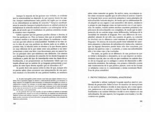 Aunque la mayoría de los guiones son verbales, es evidente
que la nOlacionalidad no depende de qué aspecto tienen las mar·
caso Aunque sustiruyéramos cada palabra deJ inglés por un núme-
ro no obtendríamos un sistema de notación." Tampoco sacrificart-
an')OO la OOlaci6n (aunque sí perjudicañamos su utilidad práctica) si
tradujéramos la notación musical estándar a un sublenguaje del in-
glés, de tal modo que el vocabulario de palabras admitidas reunie-
. ra nuestros cinco requisitos.
CaMa suponer que los guiones pueden afIrmar o denotar, si
bien las partiruras no. Pero ya hemos visto que se pueden añadir
o suscraer medios a un sistema para afirmar (o cuestionar u orde·
nar) sin que esto afeae su notacionalidad. También se ha visto ro-
mo la idea de que una partirura no denota nada no es sólida. A
primera vista, la relaci6n enlre un término y lo que denota parece
ser muy diferente de la que existe entre una partitura y sus inter-
pretaciones O entre una letra y sus ilocuciones; pero no parece ha-
ber un principio claro que establezca esta distinción. Los criterios
que distinguen los sistemas de notación de los demás lenguajes se
establecen a partir del tipo de interrelad6n entre las clases--de-su·
bordinación, y no proporcionan un fundamento válido que nos
impida afirmar que un cariaer de un lenguaje pertened.ente a cual·
quiera de estos tipos denota aquello que se subordina a él.l~
Se puede decir aún menos sobre la idea de que, aunque sólo
es preciso saber cómo reconocer una interpretación de una parti-
tura musical o la ilocución de una partitura fonética, es necesario
13. fl orden Iaicogrifoco podria romane como base para asignar nWneroi I las pa-
labras. Pero.si ~ asignar un número a calkl R'C1I~CÚl dt Itmu, y no !'I'I&ICIfIV:IS un
llmile respecI3 ala klngin.od de estU ~ la ordenación Iexicogrlflca se volverlo in·
aelbIemente compleja. Sin embar¡o, se pueden asignar nCimeros a tcxIa.s atas secuenciu
bulndono:s en Ordenes diferentes y muy simples que <:Ornienl3n ron el orden lexicogrif..
co de Jodas bs sccuendas de una Ietr:a, pasan al Olden IexlcogrifIC'O de tcxIa.s las secuc;n-
das de dos letns. y as{ sucesiv:lmeme.
14. No psetendo decir que lodo aqueHo a lo que se refiere un símbolo se subortlln::t
a~; la ejempliflotdOn, aunque es un modo de referencia, no CO!l5tituye una subordlnad6n.
Tamblkn vere~ mis :adelante (apalU.do 7) que las i1~ e iMcri.pc:ioocs de un len-
guaJe pueden construll5e de fOn13 altemaliw y sin grandes problemas, como ejempla5 de
caracteres audiovl$u.alcs. .'
184
saber cómo entender un guión. En ambos casos, necesitamos sa·
ber cómo reconocer aquello que se subordina a1 ClI'ácter. Cuando
un lenguaje tiene pocos caracteres primarios y unos principios de
subordinación bastante simples, de modo que es relativamente fá-
cil adquirir un uso seguro y casi automAtico del rrtismo, tendemos
a pensar en este lenguaje como un instrumento con el que opera·
mos. En cambio, cuando existen muchos caracteres primarios y los
principios de subordinación son complejos, de modo que la inter·
pretación de un ClI'ácter exige cierta deliberación, hablamos de la
necesidad de entender el lenguaje. Pero esta diferencia de com-
plejidad, además de ser sólo una cy.esti6n de grado, no coincide
en absoluto con la diferencia entre sistemas de notación y arras
lenguajes. Un sistema de notaci6n puede tener infInidad de carac·
teres primarios y relaciones de subordinación intrincadas, miencras
que un leguaje discursivo puede tener sólo dos caracteres, por
ejemplo las palabras .rojCo y -cuadrado., y como sus subordinados
sólo a las cosas rojas y las cuadradas.
Por tanto, un gui6n no se diferencia de una partitura en que
es verbal o declarativo o denotativo, ni en que requiere un enten-
dimiento espedal, sino tan sólo en que constiruye un carácter den~
tro de un lenguaje que es ambiguo o carece de disyunción o Me·
renciación semántica. Sin embargo, esta prosaica distinci6n acarrea
más consecuencias de lo que pudiera parecer, tanto en las formas
ya señaladas como en lo concerniente a ciertas ruestiones filosó-
ficas de plena actualidad.
6. PROYECIlBILIDAD, SlNONIMIA, ANALnlCIDAD
Aprender a utilizar cualquier lenguaje significa resolver pro-
blemas de proyección. Sobre la base de muestras de inscripciones
de un carácter debemos decidir si otras marcas, tal y como apare·
cen, pertenecen a tal carácter; y sobre la base de mueslfas de su-
bordinados a un carácter debemos decidir si otros objetos son sus
subordinados. En este aspecto, los lenguajes notacionales y los dis--
cursivos son iguales.
185
 