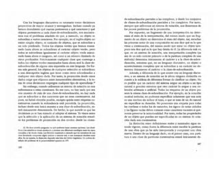 Con los lenguajes discursivos es necesario tomar decisiones
proyectivas de mayor alcance y envergadura. lncluso cuando ya
hemos descubieno qué marcas pertenecen a qué caracteres y qué
objetoS pertenecen a cada clase-de-subordinación, nos encontra-
mos con el problema añadido de que, a menudo, un objeto se
subordina a varios caracteres. Por ejemplo, en el inglés-objeto no
existe ningún objeto, ni conjunto de objetos, que se subordine a
un solo predicado. Todos los objetos verdes que hemos exami-
nado hasta ahora se subordinan al carácter <MJjeto verde·, pero
todos se subordinan igualmente al carácter -objeto verde exami-
nado hasta ahora o cangur~, así como a un número ilimitado de
otros predicados. Prácticamente cualquier clase que contenga a
todos los objetos verdes examinados hasta ahora será la cJase-de-
subordinación de alguna otra expresión en este lenguaje. De for-
ma más general, los objetos de cualquier selección se subordinan
a una descripción inglesa que tiene como otros subordinados a
cualquier otro objeto dado. Por tantO, la proyección desde casos
dados exige que elijamos entre innumerables alternativas, y la to-
ma de estas decisiones impregna cualquier tipo de aprendizaje.ls
Sin embargo, cuando utilizamos un sistem:,t de notación no nos
enfrentamos a estas cuestiones. En ese caso, no hay nada que sea
una muestra de más de una dase-de-subordi.nación, no hay nada
que se subordine a dos caracteres que no sean coextensivos. Así
pues, no habrá elección posible, excepto quizás entre etiquetas ro-
extensivas cuando la redundancia está pennitida. La proyección,
incluso desde una única muestra a una clase-de-subordinación, es-
tati únicamente determinada. De hecho, 10 que sucede es que las
decisiones ya se han tomado al adoptar el sisrema. Ya vimos antes
que la selección y la aplicación de un sistema de notación resuel-
ve los problemas de proyección en dos niveles: desde las clases-
lS. No tiene sentido preguntar en ~ podemo5 basar l'UestI'U opciones. Los ciend-
f><:os YIot rnetafasi<ns tienen tendencia a pl;u¡te2f una diferencia ontol6gica en~ los -tlpos
naturales- y laII (lernh d.ucs. Lo5 fd6$Ofos mantienen a menudo que los miembros de una
das(! fayoreclda comparten Llg(ln auibulO o esencia real, o una.semejanza absoluta enlle
clol¡. En ml oplnl6n, la distlnclón depende rnt.s bien del MbilO UngOlsIlco. Un anilisis de-
UUado (lel problema de ta ptOYectabilidad aparece en FFF.
186
de-subordinación parciales a Las completas, y desde los conjuntos
de cJases-de-subordinación parciales a los completos. Por tanto,
siempre que utilicemos un sistema de notación, nos libraremos de
los peores problemas de la proyección.
Por supuesto, un fragmento de una inrerpretación no deter-
mina el resto de la interpretación, del mismo modo que un frag~
mento de un objeto no determina el resto del objeto. Así, escuchar
las primeras notas de una composición no nos dice qué es lo que
viene a continuación, del mismo modo que mirar un objeto tam-
poco nos dice qué es lo que hay detds de él. La diferencia está en
que, en un sistema de notación, una imerpretación completa (ya
sea de un solo cadeter primario o de la partitura completa de una
sinfonía) detennina únicamente al carácter y a la clase-de-subor-
dinación, mientras que, en un lenguaje discursivo, un objeto o
acontecimiento completo que se subordine a un carácter no de~
tennina únicamente el carácter o la c1ase-de-subordinaci6n.
Además, a diferencia de lo que ocurre con un lenguaje discur-
sivo, a un sistema de notación no le afecta ninguna distinción en
cuanto a la nobleza de diferemcs formas de clasificar un objeto. No
es posible que un carácter del sistema asigne un objeto a un tipo
natural o genuino mientras que otro cadeter lo asigne a una co-
lección arbitraria o artificial. Todas las etiquetas de un objeto po-
seen la misma dase-de-suoordinación. Por ejemplo, en la n()(3ción
musical estándar, no podemos especificar solamente que una nota
es una corchea sin indicar el tono, o que se trata de un do natural
sin especificar su duración. No poseemos una etiqueta para todas
las corcheas o rodos los do narurales¡ los signos de notas aislados
y las figuras vacías deben tomarse como caracteres vacantes si que~
remos preservar la notacionalidad. Por tanto, todas las propiedades
de un objeto que puedan ser especificadas en un sistema de nota-
ción dado son coextensivas.
La distinción entre defmiciones reales y nominales sigue es-
tando vigente, como üustra la diferencia entre escribir la partirura
de una obra que ya ha sido interpretada y componer una obra
nueva. Dentro oe un lenguaje dado, en el primer caso, una parti-
tura o una clase de partituras coext:ensivas estará únicamente de~
187
 