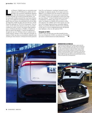 36 CAR AND DRIVER | MARZO 2023
p r u e b a D E P O R T A D A
L
os Pirineos y Madrid centro se encuentran sepa-
rados por casi 700 kilómetros, palabra de Goo-
gle Maps. Son escenarios radicalmente distintos
que estos días únicamente comparten el frío de
la última ola polar que sacude la península ibérica, que
ha trastocado el orden normal de las cosas hasta el punto
de que, en la capital, los termómetros tiritan con algunos
grados bajo cero frente a la positividad de los de las calles
de Puigcerdá, al doble de altura del nivel del mar y donde
Nissan ha celebrado su ‘VII X-Over Domination’. Para no-
sotros, son los sitios más opuestos en los que uno puede
conducir un coche. La nieve, las teóricas bajas tempera-
turas y el silencio del primero; el bullicio, el agobio y la
falta de espacio del segundo. A nuestro protagonista le
da igual uno que otro. El Nissan Ariya se comporta de la
misma manera, siempre. No hay nada que le perturbe, ni
siquiera el hielo que pisan sus neumáticos adaptados para
circular por estos terrenos o el frenesí de la hora punta de
Gran Vía, con bocinazos y autobuses ‘metiendo morro’
para llegar a la siguiente parada. Por el espejo retrovisor
digital se ve al conductor del 146 rascarse la cabeza pen-
sando probablemente en las tareas que le esperan fuera
de su oﬁcina. O quizá está analizando la trasera del coche
que tiene delante. “¿Cómo lo habrán hecho tan bonito?”,
se preguntará. La estilosa zaga coupé va a marcar un
antes y un después en el diseño de los próximos coches
de la japonesa. En realidad, todo el Ariya supone una rup-
tura con la imagen impersonal que transmitían algunos
Nissan, con permiso del primer eléctrico de la compañía,
el Leaf, que ya va por su segunda generación; del queridí-
simo Qashqai y, cómo no, del supercar GT-R.
Cargado al 100%
Nuestro Ariya está listo para otra dura jornada de prue-
bas, con su batería de 63 kWh y un motor de 218 caballos
que mueve exclusivamente las ruedas delanteras. ➥
APROBADO PARA LAS FAMILIAS.
El Ariya presenta unas plazas traseras amplias y capaces para dos
adultos, con asientos calefactados y dos tomas USB, una tradicional y
otra tipo C. La ausencia de túnel central ayuda a crear esa sensación
de espacio interior, fantástico en todos los sentidos. Incluso el techo
panorámico no resta excesivos centímetros a la cota de altura de los
pasajeros. El portón del maletero cuenta con apertura y cierre eléctrico,
un cofre que presenta formas regulares y varios compartimentos para
dejar los cables de carga, que vienen en unas prácticas bolsas con cierre.
El Ariya sólo puede llevar kit reparapinchazos.
 