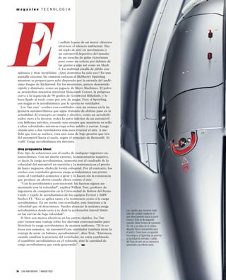 m a g a z i n e T E C N O L O G Í A
l aullido lejano de un motor eléctrico
atraviesa el silencio ambiental. Hay
un soplo de aire en movimiento y
un automóvil deportivo del tamaño
de un estuche de gafas victorianas
pasa como un cohete por delante de
las gradas a algo así como un Mach
8. La multitud estalla de júbilo con
aplausos y risas incrédulas. ¿Qué demonios ha sido eso? En una
pantalla cercana, las cámaras enfocan al McMurtry Spéirling
mientras se prepara para salir disparado por la entrada del undé-
cimo Duque de Richmond. En los monitores, parece demasiado
rápido y diminuto, como un juguete de Micro Machines. El polvo
se arremolina mientras atraviesa Molecomb Corner, la peligrosa
curva a la izquierda de 90 grados de Goodwood Hillclimb, y lo
hace ﬁjado al suelo como por arte de magia. Para el Spéirling,
esa magia es la aerodinámica que le aporta su ventilador.
Los ‘fan cars’ –coches con ventilador– son un avance en la in-
geniería automovilística que sigue tratando de abrirse paso en la
actualidad. El concepto es simple y efectivo, como un aerodesli-
zador, pero a la inversa: rodea la parte inferior de un automóvil
con faldones móviles, creando una cámara que mantiene su sello
a altas velocidades mientras viaja sobre asfalto y curvas. Luego
instala uno o dos ventiladores más para evacuar el aire. A me-
dida que éste se acelera, crea una zona de baja presión que tira
del automóvil hacia el suelo, según el principio de Bernoulli. Et
voilà! Carga aerodinámica sin alerones.
Una propuesta ideal
Este tipo de soluciones son el sueño de cualquier ingeniero au-
tomovilístico. Con un alerón externo, la sustentación negativa,
es decir, la carga aerodinámica, aumenta con el cuadrado de la
velocidad del automóvil en cuestión y la resistencia es el precio
de hacer negocios, dicho de forma coloquial. Por el contrario, los
coches con ventilador generan carga aerodinámica tan pronto
como el ventilador comienza a girar y lo hacen sin la resistencia
que produce un alerón cuando choca contra el aire.
“Con la aerodinámica convencional, las fuerzas siguen au-
mentando con la velocidad”, explica Willem Toet, profesor de
ingeniería de competición en la Universidad de Bolton del Reino
Unido y exjefe de aerodinámica de los equipos Ferrari y BMW
Sauber F1. “Eso se aplica tanto a la resistencia como a la carga
aerodinámica. En un coche con ventilador, este funciona a la
velocidad que tú determines. Puedes alcanzar la máxima carga
aerodinámica desde cero y te dará la aceleración lateral límite
en las curvas de baja velocidad”.
Si bien son menos efectivos en las curvas rápidas, los ‘fan
cars’ tienen una ventaja sobre los alerones convencionales para
distribuir la carga aerodinámica de manera uniforme. “Si lo co-
locas con sensatez, un automóvil con ventilador también tiene la
ventaja de estar en balance aerodinámico”, dice Toet. “Entonces,
cuando cambias la potencia del ventilador, no estás cambiando
el equilibrio aerodinámico en el vehículo, sino la cantidad de
carga aerodinámica que estás generando”. ➥
76 CAR AND DRIVER | MARZO 2023
Los canales que recorren cada
lado del cockpit conducen el
aire directamente hacia la parte
trasera. Éste es de pequeño
tamaño, tiene formas de caramelo
Tic Tac y se sitúa en el centro,
dejando hueco únicamente para
el piloto. Como buen escaparate
tecnológico, el Spéirling no prioriza
la facilidad de entrada y salida
del flujo de aire en su carrocería
patentada con efecto suelo.
 