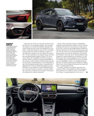 Cupra tiene otro rollo, a la vista está. Su diseño entra
por los ojos en lo que podemos deﬁnir como un autén-
tico pelotazo con el sello del madrileño Alejandro Me-
sonero-Romanos antes de que éste abandonara la com-
pañía –y luego diera plantón a Luca de Meo en Renault,
lo que da para otra canción de desamor, en plan “no
fue culpa mía ni tampoco tuya, fue culpa de la monoto-
nía”–. No hay nada que ya no sepamos de este crossover
que está dando grandes alegrías al Grupo VW. Líneas
curvas, llantas de 18 pulgadas de formas marcianas y
pinturas oscuras acentúan la marcada personalidad de
este atractivo coche. Dejando el diseño de lado, de puer-
tas para dentro, el planteamiento es más minimalista ya
que se han eliminado mandos físicos y apostado por la
digitalización. El sistema multimedia aglutina muchas
funciones, lo que repercute en cierta lentitud del equi-
po, y tiene una interfaz con muchos y variados subme-
nús. Convence y enamora por su cockpit y una postura
de conducción de auténtico deportivo.
Detrás, el Niro sorprende al ofrecer un habitáculo
realmente espacioso para dos adultos. Gracias a la forma
cuadrada de la trasera, la cota de altura es mejor que la
de su rival y contar con una batalla superior también be-
neﬁcia al espacio de las piernas de los pasajeros que aquí
van. Por esto, el Niro es un automóvil más familiar. Estas
plazas cuentan con tomas de ventilación y dos conexio-
nes USB tipo C. En el caso de la versión probada, la tope
de gama, los asientos delanteros son eléctricos y se des-
plazan hacia atrás cuando apagamos el motor. El Cupra
no consigue ofrecer el confort del Niro por su carrocería
curva. La visibilidad es menor y el respaldo del asiento
más duro. El espacio para las piernas también es inferior.
Punto a favor son las salidas de aireación, las tomas USB
tipo C y el climatizador trizona.
En ambos, el maletero es la parte que menos nos
convence debido a una pérdida de volumen impuesta
por la batería, de 11,1 kWh en el Kia y de 12,8 kWh
en el Cupra. La capacidad general, en los dos, es
UN DEPORTIVO
CAMUFLADO.
El chasis del Cupra Formentor
es muy polivalente porque
lo utilizan versiones tan
dispares como la light de
150 caballos y las deportivas
VZ5 de casi 400 ´jacos´.
Apenas hay mandos en la
consola; incluso la calefacción
de los asientos se maneja
desde el infotainment.
En el Formentor quedamos
más encajados, tanto por los
asientos, con más agarre,
como por el tamaño y
prolongación de la consola
central entre las butacas.
➥
 