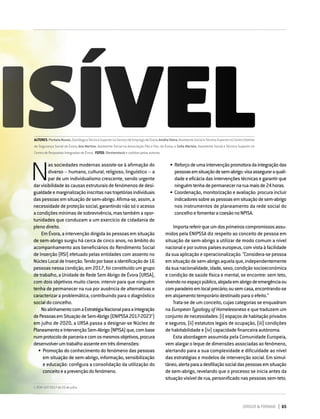 DIRIGIR & FORMAR 65
N
as sociedades modernas assiste-se à afirmação do
diverso – humano, cultural, religioso, linguístico – a
par de um individualismo crescente, sendo urgente
dar visibilidade às causas estruturais de fenómenos de desi-
gualdadeemarginalizaçãoinscritasnastrajetóriasindividuais
das pessoas em situação de sem-abrigo. Afirma-se, assim, a
necessidade de proteção social, garantindo não só o acesso
a condições mínimas de sobrevivência, mas também a opor-
tunidades que conduzam a um exercício de cidadania de
pleno direito.
Em Évora, a intervenção dirigida às pessoas em situação
de sem-abrigo surgiu há cerca de cinco anos, no âmbito do
acompanhamento aos beneficiários do Rendimento Social
de Inserção (RSI) efetuado pelas entidades com assento no
NúcleoLocaldeInserção.Tendoporbaseaidentificaçãode16
pessoas nessa condição, em 2017, foi constituído um grupo
de trabalho, a Unidade de Rede Sem Abrigo de Évora (URSA),
com dois objetivos muito claros: intervir para que ninguém
tenha de permanecer na rua por ausência de alternativas e
caracterizar a problemática, contribuindo para o diagnóstico
social do concelho.
NoalinhamentocomaEstratégiaNacionalparaaIntegração
dePessoasemSituaçãodeSem-Abrigo(ENIPSSA2017-20231
)
em julho de 2020, a URSA passa a designar-se Núcleo de
PlaneamentoeIntervençãoSem-Abrigo(NPISA)que,combase
numprotocolodeparceriaecomosmesmosobjetivos,procura
desenvolverumtrabalhoassenteemtrêsdimensões:
•	Promoção do conhecimento do fenómeno das pessoas
em situação de sem-abrigo, informação, sensibilização
e educação: configura a consolidação da utilização do
conceitoeaprevençãodofenómeno.
1  RCM 107/2017 de 25 de julho.
VISÍVEL
AUTORES:FlorbelaNunes,SociólogaeTécnicaSuperiornoServiçodeEmpregodeÉvora;AméliaVieira,AssistenteSocialeTécnicaSuperiornoCentroDistrital
de Segurança Social de Évora; Ana Martins, Assistente Social na Associação Pão e Paz, de Évora; e Sofia Martelo, Assistente Social e Técnica Superior no
Centro de Respostas Integradas de Évora. FOTOS: Shutterstock e cedidas pelas autoras
•	Reforçodeumaintervençãopromotoradaintegraçãodas
pessoasemsituaçãodesem-abrigo:visaasseguraraquali-
dade e eficácia das intervenções técnicas e garantir que
ninguémtenhadepermanecernaruamaisde24horas.
•	Coordenação, monitorização e avaliação: procura incluir
indicadoressobreaspessoasemsituaçãodesem-abrigo
nos instrumentos de planeamento da rede social do
concelhoefomentaracoesãonoNPISA.
Importareferirqueumdosprimeiroscompromissosassu-
midos pela ENIPSSA diz respeito ao conceito de pessoa em
situação de sem-abrigo a utilizar de modo comum a nível
nacional e por outros países europeus, com vista à facilidade
da sua aplicação e operacionalização. “Considera-se pessoa
em situação de sem-abrigo aquela que, independentemente
dasuanacionalidade,idade,sexo,condiçãosocioeconómica
e condição de saúde física e mental, se encontre: sem teto,
vivendonoespaçopúblico,alojadaemabrigodeemergênciaou
comparadeiroemlocalprecário;ousemcasa,encontrando-se
em alojamento temporário destinado para o efeito.”
Trata-se de um conceito, cujas categorias se enquadram
na European Typology of Homelessness e que traduzem um
conjuntodenecessidades:(i)espaçosdehabitaçãoprivados
e seguros, (ii) estatutos legais de ocupação, (iii) condições
de habitabilidade e (iv) capacidade financeira autónoma.
Esta abordagem assumida pela Comunidade Europeia,
vem alargar o leque de dimensões associadas ao fenómeno,
alertando para a sua complexidade e dificuldade ao nível
das estratégias e modelos de intervenção social. Em simul-
tâneo,alertaparaadesfiliaçãosocialdaspessoasemsituação
de sem-abrigo, revelando que o processo se inicia antes da
situação visível de rua, personificado nas pessoas sem-teto.
 