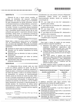 *bran75sab23*

QUESTÃO 69                                                                         QUESTÃO 70
    Os biocombustíveis de primeira geração são                                          Em um experimento realizado para determinar a
derivados da soja, milho e cana-de-açúcar e sua produção                           densidade da água de um lago, foram utilizados alguns
ocorre através da fermentação. Biocombustíveis                                     materiais conforme ilustrado: um dinamômetro D com
derivados de material celulósico ou biocombustíveis                                graduação de 0 N a 50 N e um cubo maciço e homogêneo
de segunda geração — coloquialmente chamados                                       de 10 cm de aresta e 3 kg de massa. Inicialmente, foi
de “gasolina de capim” — são aqueles produzidos a
                                                                                   conferida a calibração do dinamômetro, constatando-se a
partir de resíduos de madeira (serragem, por exemplo),
talos de milho, palha de trigo ou capim de crescimento                             leitura de 30 N quando o cubo era preso ao dinamômetro
rápido e se apresentam como uma alternativa para os                                e suspenso no ar. Ao mergulhar o cubo na água do lago,
problemas enfrentados pelos de primeira geração, já                                DWp TXH PHWDGH GR VHX YROXPH ¿FDVVH VXEPHUVD IRL
que as matérias-primas são baratas e abundantes.                                   registrada a leitura de 24 N no dinamômetro.
                  DALE, B. E.; HUBER, G. W. Gasolina de capim e outros vegetais.
                         6FLHQWL¿F $PHULFDQ %UDVLO. Ago. 2009, nº 87 (adaptado).

O texto mostra um dos pontos de vista a respeito do uso
dos biocombustíveis na atualidade, os quais
A são matrizes energéticas com menor carga de
  poluição para o ambiente e podem propiciar a
  geração de novos empregos, entretanto, para
  serem oferecidos com baixo custo, a tecnologia da
  degradação da celulose nos biocombustíveis de                                    Considerando que a aceleração da gravidade local é
  VHJXQGD JHUDomR GHYH VHU H[WUHPDPHQWH H¿FLHQWH
                                                                                   de 10 m/s2, a densidade da água do lago, em g/cm3, é
B RIHUHFHP P~OWLSODV GL¿FXOGDGHV SRLV D SURGXomR p
  de alto custo, sua implantação não gera empregos,                                A   0,6.
  e deve-se ter cuidado com o risco ambiental, pois                                B   1,2.
  eles oferecerem os mesmos riscos que o uso de                                    C   1,5.
  combustíveis fósseis.                                                            D   2,4.
C sendo de segunda geração, são produzidos por                                     E   4,8.
  uma tecnologia que acarreta problemas sociais,
  sobretudo decorrente do fato de a matéria-prima ser                              QUESTÃO 71
  abundante e facilmente encontrada, o que impede a                                     Uma equipe de cientistas lançará uma expedição ao
  geração de novos empregos.                                                       Titanic para criar um detalhado mapa 3D que “vai tirar,
D sendo de primeira e segunda geração, são                                         virtualmente, o Titanic do fundo do mar para o público”.
  produzidos por tecnologias que devem passar por                                  A expedição ao local, a 4 quilômetros de profundidade
  uma avaliação criteriosa quanto ao uso, pois uma                                 no Oceano Atlântico, está sendo apresentada como
  enfrenta o problema da falta de espaço para plantio                              D PDLV VR¿VWLFDGD H[SHGLomR FLHQWt¿FD DR 7LWDQLF
  da matéria-prima e a outra impede a geração de                                   Ela utilizará tecnologias de imagem e sonar que
  novas fontes de emprego.                                                         nunca tinham sido aplicadas ao navio, para obter
E podem acarretar sérios problemas econômicos                                      o mais completo inventário de seu conteúdo. Esta
  e sociais, pois a substituição do uso de petróleo                                complementação é necessária em razão das condições
  afeta negativamente toda uma cadeia produtiva na                                 do navio, naufragado há um século.
  medida em que exclui diversas fontes de emprego                                                O Estado de São Paulo. Disponível em: http://www.estadao.com.br.
                                                                                                                             Acesso em: 27 jul. 2010 (adaptado).
  QDV UH¿QDULDV SRVWRV GH JDVROLQD H QR WUDQVSRUWH GH
  petróleo e gasolina.                                                             No problema apresentado para gerar imagens através
                                                                                   de camadas de sedimentos depositados no navio, o
                                                                                   sonar é mais adequado, pois a
                                                                                   A propagação da luz na água ocorre a uma velocidade
                                                                                      maior que a do som neste meio.
                                                                                   B absorção da luz ao longo de uma camada de água é
                                                                                      facilitada enquanto a absorção do som não.
                                                                                   C refração da luz a uma grande profundidade acontece
                                                                                      com uma intensidade menor que a do som.
                                                                                   D atenuação da luz nos materiais analisados é distinta
                                                                                      da atenuação de som nestes mesmos materiais.
                                                                                   E UHÀH[mR GD OX] QDV FDPDGDV GH VHGLPHQWRV p PHQRV
                                                                                      LQWHQVD GR TXH D UHÀH[mR GR VRP QHVWH PDWHULDO
CN - 1º dia | Caderno 3 - BRANCO - Página 23
 