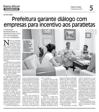 lei de cotas
Prefeitura garante diálogo com
empresas para incentivo aos paratletas
A Associação
Paradesportista da
Baixada Santista conta
com 194 paratletas
em oito modalidades
N
o dia 28, o presidente
da Associação Para-
desportista da Baixa-
da Santista (APBS),
Marco Antonio Ferreira Alves, o
coordenador da entidade, Moisés
Fabrício, e a fisioterapeuta Ma-
riane Paiva Cruz foram recebidos
no gabinete do Paço Moacir dos
Santos Filho. Os representantes
da entidade apresentaram ao
Governo Municipal os resultados
dos trabalhos exercidos junto aos
deficientes com foco na pratica
esportiva.
A APBS promove um trabalho
relevante com os paratletas de
Guarujá e da região. A equipe
tem participação em competições
nacionais, internacionais e na
seleção brasileira, em oito moda-
lidades: bocha, atletismo, futebol
de sete, natação, basquete, vôlei,
tênis de mesa e handebol.
Um dos focos da audiência
foi a legislação que beneficia os
paratletas. “Nossa proposta é um
estímulo à empresa que cumpre
a cota empregando um parades-
portista, além do trabalho de ma-
rketing, já que os atletas da APBS
competem em nível nacional e
internacional”, explicou Fabrício,
ressaltando a importância da Lei
das Cotas para os paratletas
Ainda de acordo com o co-
ordenador da APBS, algumas
empresas tiveram conhecimento
da proposta e aderiram. “O re-
sultado está sendo extremamente
significativo para esses paratletas.
Uma empresa do setor portuário
contratou esses atletas para exclu-
sivamente treinarem e competi-
rem”, exemplificou Fabrício.
O Governo Municipal solici-
tou que a entidade construa a pro-
posta para apresentar à Secretaria
de Desenvolvimento Econômico,
por meio da Diretoria de Empre-
gos. A intenção do Município
é apoiar a interlocução com as
empresas do Porto, Associação
Comercial e Empresarial de Gua-
rujá(Aceg),CâmaradeDirigentes
Lojistas (CDL) e Federação das
Indústrias do Estado de São Paulo
(FIESP).
“Essa é uma excelente ini-
ciativa que deve ser tratada de
maneira articulada. A empresa
atende a lei de cota e promove a
política inclusiva e de fomento
ao esporte”, declarou a repre-
sentante do Poder Executivo,
que assumiu o compromisso de
apoiar a iniciativa.
A APBS foi criada em 2003.
No momento, está sediada den-
tro do Ginásio Guaibê, porém a
intenção é que os trabalhos sejam
transferidos para o Centro Espor-
tivo Duque de Caxias, o Tejereba,
pelo complexo de equipamentos,
como quadra, cancha e piscina. O
Governo Municipal garantiu que
o local vai passar por adequações
para atender as necessidades de
acessibilidade.
Além disso, a APBS solici-
tou apoio para transporte dos
paratletas. A representante do
Poder Executivo explicou que
algumas entidades, como a Casa
do Menor, Lar Manaim e APAE,
receberam veículos por meio de
pacto entre Prefeitura e Ministério
Público, que indica uma entida-
de para receber a contrapartida
de empresas que se instalam na
Cidade durante a temporada.
O Município também analisará
o pedido para ver de que forma
pode atender a solicitação.
“Ao contrário do trabalho de
fisioterapia da Saúde, não temos
pacientes, portanto não há alta.
A APBS está focada no esporte
seja para prática desportiva,
competição ou ainda para a ma-
nutenção da qualidade de vida.
Por isso, a APBS necessita am-
pliar o atendimento”, explicou
o fisioterapeuta Marco Antonio,
presidente da APBS.
Os representantes da APBS
também apresentaram a nova
ação de trabalho da entidade:
Bocha Parkinsoniana Senior. A
atividade é destinada a pessoas
com seqüelas que comprometem
a coordenação motora. “Essa é
uma experiência que trouxemos
de Portugal, quando participamos
deumacompetição,ecomeçamos
a desenvolver aqui no Guarujá.
Surpreendentemente, estamos de-
safogando a demanda da fisiotera-
pia, porém o tiramos da condição
de paciente e os transformamos
em um desportista”, ressaltou a
fisioterapia Mariane.
Também participaram do en-
contro, os secretários de Coorde-
nação Governamental e Esporte
e Lazer.
Em reunião no
Paço Moacir dos
Santos Filho,
representantes do
Poder Executivo
garantiram apoio
à APBS para
incentivar empresas
a contratarem
paradesportistas
JosimarFrazão
terça-feira
4 de junho de 2013
5GUARUJÁ
Diário Oficial
 