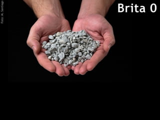 PRODUÇÃO
DA PEDRA
BRITADA
Esquema simplificado
A rocha da jazida é
desmontada por meio de
explosivos e transportada
por grandes caminhões
até a pedreira. Após
passarem pelos
britadores, os agregados
são movidos por esteiras e
separados, com auxílio de
peneiras, em diferentes
faixas de tamanhos (Brita
0, 1, 2, 3 e 4)
ElaboraçãoPrópria
 