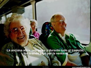 La anciana abría una bolsa y durante todo el trayecto, iba tirando algo por la ventana, 