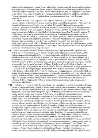 região igualmente devem ter corrido boatos sobre tudo o que aconteceu. Do mesmo modo se poderia
pensar que, depois de tudo por que tinham passado, esses homens e mulheres agora, com medo, se
calassem a respeito dessa causa de Jesus. Porém, embora fugitivos, não são renegados. Falam sobre
Jesus. Fazem-no de modo “evangelístico”, ou seja, com alegria ininterrupta e energia desafiadora.
Portanto, já naquele tempo a “evangelização de pessoa para pessoa” se revestia de grande
importância!
Na pessoa de Filipe – não o apóstolo, mas a pessoa eleita em At 6.5 como um dos “Sete” –
encontra-se entre os fugitivos um homem eminente. Ele é conduzido pelo caminho – “descendo” de
Jerusalém (760 metros de altitude) – para a “cidade da Samaria”. Não deve ter sido a velha
“Samaria”, que depois de repetidas destruições, reconstruções e ampliações havia sido presenteada,
no tempo helenista, pelo César Augusto a Herodes o Grande, e que fora chamada de “Sebasta” em
honra ao imperador. Sebasta era uma cidade predominantemente gentílica. No entanto, antes de At
10 não houve missão aos gentios apoiada pelos apóstolos. Em vista disso, precisamos cogitar a
cidade de Siquém. Ali viviam os “samaritanos”, no sentido que nos é familiar, constituindo uma
comunidade religiosa judaica própria, separada de Jerusalém. Aqui Filipe estava seguro diante do
Sinédrio. Aqui ele encontrava solo fértil para proclamar o “Messias”, pelo qual também os
samaritanos esperavam (cf. Jo 4.25). Podia falar como “arauto” do grande Rei, ainda mais que muitos
deles ainda deviam lembrar-se vivamente de Jesus. Agora chega a grande colheita, que Jesus já havia
visto e que ele havia começado naquela ocasião.
6-8 Duas coisas atraíam a atenção de multidões inteiras para Filipe: por um lado, aquilo que ele
afirmava e as pessoas ouviam, e por outro os milagres e atos de poder que presenciavam. Ambas
estão estreitamente interligadas. Pelo v. 12 somos informados que Filipe “trazia a mensagem do
reinado de Deus e do nome de Jesus, o Messias”. De forma insuficiente nos damos conta de que o
evangelho foi desde o início o “evangelho do reino” e que o continuou sendo até o último livro da
Bíblia. O senhorio de Deus intervém salvando, ajudando e curando dos poderes da desgraça e morte
neste mundo. Esse é o traço “escatológico” básico de todas as afirmações bíblicas. Porém esse
“tempo escatológico” já começou. O “reino de Deus” é futuro e, não obstante, já não é apenas futuro.
O Messias, o Rei da salvação chegou. Ele se chama Jesus. Por isso o nome Jesus está repleto do
poder da ajuda poderosa (cf. At 4.10-12). No entanto, não se pode proclamar isso com autoridade se
isso de fato não acontecer concomitantemente à proclamação, tornando-se visível aos olhos de todos.
Quando “espíritos imundos” saem “gritando em alta voz”, quando membros retorcidos se endireitam
e pessoas aleijadas correm e saltam, então o nome de Jesus demonstra seu poder glorioso, e a
soberania de Deus está presente. “E houve grande alegria naquela cidade”, algo que podemos
imaginar com facilidade.
9-11 Tudo isso se revestia de particular importância para a entrada do evangelho nessa cidade. Porque
ela não vivia apenas naquele “judaísmo” antigo, tradicional, de cunho samaritano, mas era dominada
por uma nova religião, as forças ocultistas, cujo representante era um “homem chamado Simão”, que
“praticava a feitiçaria e deixava estupefato o povo da Samaria, afirmando de si que era um grande”. É
preciso que recordemos que, conforme Jo 8.48, já na época de Jesus os samaritanos eram
considerados de modo geral como contaminados pelo ocultismo. Podemos imaginar por experiência
própria o que Lucas está relatando. Conhecemos a crendice e feitiçaria de múltiplas formas.
Conhecemos a orgulhosa e estranha autoconsciência daqueles que “são alguém” nessa área. Porém
também sabemos que isso não se limita a artes divinatórias isoladas, mas que agora as experiências
ocultistas são inseridas num sistema de visão de mundo e religioso, que habilmente incorpora
concepções de religiões conhecidas, inclusive do cristianismo. Nesse sistema a pessoa detentora de
dons ocultistas passa a ter uma posição especial, que ela deixa transparecer por meio de obscuras
alusões e que seus adeptos propagam com tanto maior fanatismo. É o que acontecia também na
cidade da Samaria. Simão estava no centro das atenções. “Todos lhe davam ouvidos, do menor ao
maior, dizendo: Este homem é o poder de Deus, chamado o Grande Poder.” Nessa cidade
predominava um daqueles sistemas religiosos que se originaram de múltiplas formas do sincretismo
religioso do Oriente helenista e que mais tarde encontramos como perigoso concorrente da igreja na
chamada “gnose” com coloração cristã. Falava-se das diversas “emanações”, os “eflúvios” ou
“irradiações” da divindade, e considerava-se que em determinados grupos ou também em pessoas
isoladas as “forças” da divindade estavam atuando de diferentes maneiras. Em vista disso era
possível que num personagem estivesse “o poder de Deus, chamado o Grande”. O próprio “mestre”
 