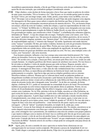 incumbência aparentemente absurda, a fim de que Filipe estivesse certo de que realmente é Deus
quem lhe dá essa instrução, que contradizia qualquer consideração sensata.
27/28 Filipe obedece, como declara de forma marcante a breve frase que repete as palavras da ordem
do anjo como executadas: “Ele se levantou e foi.” Que há para ver na estrada quente junto às ruínas
de Gaza? Talvez, por um longo tempo, nada. Então, porém, como tantas vezes na Bíblia, ouve-se:
“Eis!” Há tempo vem se desenvolvendo um episódio do qual Filipe não pode imaginar coisa alguma.
Os mensageiros de Deus quase nunca sabem a respeito das histórias que Deus já iniciou antes que
este faça com que suas testemunhas encontrem pessoas de maneira decisiva. “Eis, um homem etíope,
um eunuco, oficial da corte de Candace, rainha dos etíopes, o qual era superintendente de todo o seu
tesouro.” A “Etiópia” da Bíblia não é a Abissínia, que hoje é muitas vezes designada com esse nome,
mas refere-se aproximadamente à região da Núbia no Sudão [Kush], ou seja, bem ao sul do Egito.
Era governada por rainhas, que ostentavam o título “Candace”, à semelhança dos soberanos egípcios,
intitulados de “faraós”. A raça dos etíopes não era negra. Traduções como a de Lutero, com “terra
dos negros”, poderiam sugerir isso. São pessoas de estatura alta e hábeis guerreiros, de tez escura. É
assim que devemos imaginar, portanto, esse “homem etíope”. Ele é um oficial da corte com posição
de responsabilidade especial, o “ministro das finanças” da rainha. Igualmente está sendo descrito
como “eunuco” (castrado). De fato, por razões evidentes, homens na corte de governantes femininas
com freqüência eram incapacitados de gerar filhos. Porém, por essa razão a palavra, que
originalmente tinha um sentido único, sofreu uma ampliação de significado, de modo que podia
designar homens em geral que detinham uma alta posição na corte. Por isso, uma tradução como a de
Lutero, com “tesoureiro”, não seria incorreta.
Esse homem eminente, influente e rico traz consigo uma comovente história pessoal. Ele “viera
adorar em Jerusalém. Estava na viagem de volta e, assentado em seu carro, lia em voz alta o profeta
Isaías”. De acordo com a criação, a busca por Deus, um anseio pelo Deus real e vivo, reside em cada
coração humano. As religiões gentílicas não foram capazes de satisfazer esse anseio. Por isso houve e
há em todas as religiões e visões de mundo pessoas que estão na busca. Riqueza, posição, arte e
conhecimento não conseguem satisfazê-las. Naquele tempo a missão judaica ia ao encontro dessas
pessoas. A mensagem do Deus único, a visão clara da vida verdadeiramente boa e correta nos
mandamentos de Deus, as maravilhosas providências na história de Israel, tudo isso atraía
poderosamente os corações. Aqui havia algo que nem as religiões gentílicas nem os sistemas
filosóficos tinham a oferecer. Homens que se voltavam desse modo ao judaísmo podiam ser
integralmente recebidos em Israel pela circuncisão e pelo batismo de prosélitos. Outros não davam
esse passo, porém no íntimo viviam sob as influências da visão bíblica de Deus e da ética bíblica. O
etíope do presente trecho não é designado como “prosélito”. Se de fato era castrado, de forma
alguma, conforme Dt 23.1, podia ser incorporado na comunidade do povo de Israel. Provavelmente
também sua posição na corte tornava impossível uma adesão direta ao judaísmo. Porém, em seu
íntimo ele foi profundamente atingido. Não tão difícil é imaginar como, afinal, pôde entrar em
contato com o judaísmo. No rio Nilo, próximo à divisa do Sudão, encontra-se a ilha Elefantina, na
qual existia há séculos uma colônia judaica. A partir dela a influência das luzes do AT era irradiada
para as regiões adjacentes. A partir daqui também deve ter sido realizada a missão israelita direta.
Conseqüentemente, esse etíope ouviu a mensagem do AT. Seu anseio, agora, é estar uma vez em
Jerusalém, da qual já ouviu tantas coisas, nessa “cidade do grande rei” (Sl 48.2). Por isso não teme a
viagem de duas vezes dois mil quilômetros – como homem de alto posto viajava em sua própria
carruagem – a fim de “adorar” na própria Jerusalém, no templo de lá, ainda que, como
“incircunciso”, tivesse de ficar distante do santuário propriamente dito. No entanto, encontrava-se no
centro daquele relacionamento com Deus que o atraíra e cativara intimamente. Podemos imaginar
que, como estrangeiro rico e proeminente, ele estabeleceu uma série de contatos com grupos judaicos
e que manteve diálogos com os mestres de Israel. Isso se confirma pelo fato de que levava para casa
um precioso tesouro: o rolo de um livro do profeta Isaías. Era suficientemente rico para adquirir um
bem assim. Contudo não havia em Jerusalém uma “livraria” em que simplesmente se podia comprar
“fascículos da Bíblia”. Somente através de escribas o etíope pode ter conseguido uma peça dessas da
Escritura Sagrada.
28-29 Agora, pois, ele está a caminho de casa e aproveita as muitas horas silenciosas em sua
carruagem para ler seu tesouro recém-comprado. Obviamente a pessoa da Antigüidade lê em voz
alta. Vendo chegar a carruagem pela estrada deserta, Filipe deve ter prestado muita atenção em seu
 