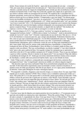 íntimo. Nesse instante ele recebe do Espírito – agora não há necessidade de um anjo – a instrução:
“Sim, por causa dessa carruagem foste enviado para cá”. “Aproxima-te desse carro e acompanha-o.”
Ademais, a pesada carroça de viagem da Antigüidade numa estrada que não era nenhuma avenida
moderna era bastante lenta. Como Filipe fica comovido, quando nota, depois de se aproximar, com
que leitura o distinto senhor na carruagem está envolvido. Na seqüência lhe é concedido fazer a
pergunta apropriada, assim como em milhares de casos os emissários de Jesus receberam nos lábios a
palavra certeira que leva ao diálogo frutífero: “Compreendes o que vens lendo?” No idioma grego
ocorre um trocadilho involuntário: “ginoskeis, ha anaginoskeis?” O cristão Filipe tem certeza de que
o outro não consegue entender verdadeiramente o AT. Afinal, está encoberto pelo “véu” que somente
“em Cristo é removido” (2Co 3.14). Imediatamente temos de simpatizar com o ministro das finanças:
não há irritação por causa da interrupção, nenhuma indignação com essa pergunta do estranho, mas
apenas a resposta franca: “Como poderei entender, se alguém não me explicar?” De imediato ele
expressa o convite a Filipe, para que suba na carruagem e se sente ao lado dele.
32-34 O etíope chegou a Is 53.7s. Visto que a palavra “escritura” no singular já significa em si
“passagem da Escritura, trecho” - a Bíblia toda se chama “as Escrituras” – pode-se dar preferência ao
sentido de “perioché” como “teor”. O trecho é reproduzido em seu inteiro teor. Não são os v. 4-6 de
Is 53, tão familiares e essenciais para nós, que o etíope está abordando. Poderíamos lamentar esse
fato, uma vez que aqui a formulação grega do v. 8 é de difícil entendimento para nós: “Sua geração,
quem a poderá descrever? Porque tirada foi da terra a sua vida.” Curiosamente a indicação,
imediatamente subseqüente, para o sofrimento vicário do servo de Deus pela iniqüidade de seu povo
não é mais citada. Seja como for, porém, estão sendo descritas a humilhação e a maravilhosa
exaltação do Servo de Deus. Na humilhação o Servo de Deus é o Cordeiro calado de Deus, que
suporta e sofre em silêncio. “Por isso, na humilhação, seu direito é anulado” e “sua vida é tirada da
terra” para o alto, para a glória de Deus. Em seguida o etíope fez a pergunta que se apresentava a
cada leitor sério de Is 53 e que também a pesquisa do AT sempre formula: “Peço-te que me expliques
a quem se refere o profeta. Fala de si mesmo ou de algum outro?” Em sua resposta Filipe não elabora
os problemas da teologia do AT. Ainda que em termos meramente históricos muitas coisas careçam
de elucidação, o cristão sabe com certeza do Espírito Santo: aqui se está falando de Jesus.
35 Então “Filipe se pôs a explicar e, começando por essa passagem da Escritura, anunciou-lhe a
mensagem de Jesus”. Que “evangelização” preciosa na solidão e no silêncio daquela viagem!
Não devemos supor que nessa explicação Filipe ficou constantemente pregando para o homem a
seu lado. O alto funcionário seguramente estava acostumado a tomar a iniciativa da palavra. E
quantas coisas ele tinha que perguntar. Pelo fato de que depois, ao ver a água, pensa imediatamente
no batismo, vemos quão abrangente foi toda a mensagem exposta.
36 “Prosseguindo o caminho, chegaram a uma nascente d‟água, e o eunuco disse: Eis aqui, água! Que
impede que eu receba o batismo? [TEB]” Para o etíope é essa a verdadeira ruptura para render-se a
Jesus. Não podia (Dt 23.1) ou não queria obter a circuncisão, porém agora deseja ser batizado. Tinha
obtido a certeza de que Jesus não o rejeita por ser eunuco, como Moisés. Estava decidido a que sua
posição na corte não seria um empecilho para ele pertencer a Jesus. Quem “foi cativado por Jesus
Cristo” não conhece mais “impedimentos”. Porém –não há muitas coisas que impedem Filipe de
realizar o batismo? Será que no lugar dele nós não teríamos muitíssimas ressalvas? Que missionário
no mundo gentílico, afinal, batiza depois de um único diálogo? Não seria necessário primeiro um
sólido curso de batismo, um tempo mais longo de aprovação? Será que é correto tornar um único
homem cristão, que em sua terra não encontrará nenhuma igreja, nenhum apoio, nenhum cuidado
espiritual?
37 Com base nesse tipo de objeções um copista posterior deve ter inserido o v. 37 no presente texto, o
qual não está contido nos manuscritos mais importantes: “Disse-lhe, porém, Filipe: É lícito, se crês
de todo o coração. E, respondendo ele, disse: Creio que Jesus Cristo é o Filho de Deus.” Não era
preciso, como mais tarde se tornou costume geral na igreja, que o batizando proferisse uma confissão
de fé antes de ser batizado? Nosso “Credo Apostólico”, afinal, resultou de uma “confissão batismal”
da igreja romana. Entretanto, se tivermos razão na tese de que Filipe não ficou o tempo todo
pregando para o eunuco, mas que ouviu as reiteradas e ávidas perguntas do homem, respondendo a
elas e mantendo um diálogo com ele a partir da Bíblia, então ele estava vendo o nítido trabalho do
Espírito Santo nessa pessoa e reconhecia sua “fé” muito melhor e com maior profundidade do que
 