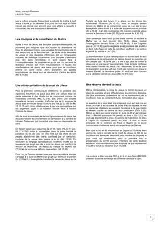 Jésus, une vie d’homme
LAURENT SAILLY
5
pas le même scrupule. Cependant la volonté de mettre à mort
Jésus n’aurait pu se réaliser d’un point de vue légal si Pilate
n’avait pas donné son accord pour une affaire à laquelle il
n’accordait pas une importance démesurée.
Les disciples et la crucifixion du Maître
Après la mort de Jésus, les disciples, quoique désemparés, ne
pouvaient pas imaginer que leur Maître fût abandonné de
Dieu. Ils attendaient donc que sa justice fût manifestée à la fin
des temps lors de la Résurrection. Les récits de la rencontre
de Jésus et des disciples d’Emmaüs est un remarquable
morceau de théologie lucanienne. Les disciples n’attendent
plus rien dans l’immédiat, ils sont placés face à
l’incompréhensible : le prophète en qui ils ont cru percevoir le
libérateur d’Israël est mort misérablement. Il faudra les
manifestations de Jésus aux siens pour que sa crucifixion
prenne un autre sens. Alors s’éclairent les paroles
énigmatiques de Jésus sur sa résurrection d’entre les Morts
(Mc 9,31-32).
Une réinterprétation de la mort de Jésus
Pour la première communauté chrétienne, la parabole des
vignerons meurtriers ne peut plus être une simple mise en
garde adressée à des chefs qui se comportent comme de
misérables criminels (Mc 12,1-9). Elle prend une tonalité
nouvelle et devient occasion d’affirmer que la fin tragique de
Jésus était annoncée dans l’Ecriture (Ps 118,22-23 cité en Mc
12,10-11 par.). Ainsi s’élabore peu à peu une apologétique qui
fait largement appel à la tradition d’Israël relue à travers
l’histoire de Jésus.
Afin de lever le scandale de la mort ignominieuse de Jésus, les
disciples relisent les événements de la Passion à la lumière de
l’Ancien Testament qui constitue une réserve inépuisable de
sens.
En faisant appel aux psaumes 22 et 69, Marc (15,33-41 par.
Mt 27,47-56) invite à contempler dans le juste humilié le
paradoxe du fils de Dieu en croix livré par les chefs de son
peuple, abandonné des siens, confessé par un centurion,
symbole de la venue des païens à la foi (Mc 15,39). En
recourant au langage apocalyptique, Matthieu insiste sur la
nouveauté qui surgit lors de la mort de Jésus, qui met fin à la
division de l’humanité : le rideau du Temple se déchire (Mt
27,51) et de nombreux défunts ressuscitent (Mt 27,52).
Pour Luc, la Passion devient une voie dans laquelle le disciple
s’engage à la suite du Maître (Lc 23,26-32) et trouve le pardon
(Lc 23,39-43). L’évangéliste transfère la parole de Jésus sur le
Temple au livre des Actes, il la place sur les lèvres des
adversaires d’Etienne (Ac 6,14) ; ainsi, le disciple devient
témoin du Maître et se compromet avec lui. Luc est le seul
évangéliste, sans doute à la suite de la communauté primitive
(Ac 2,13.26 ; 4,27.30), à présenter de manière explicite Jésus
comme le Serviteur d’Isaïe (22,37) [voir encore Ac 8,32-33].
Jean contemple dans celui qui est traité comme un esclave le
Maître qui a tout pouvoir (Jn 18,6). Jésus conduit
l’interrogatoire devant Pilate (Jn 16,34-38). Il est l’agneau
pascal (Jn 19,36) que l’évangéliste avait proclamé dès le début
en liant cette figure et celle du serviteur souffrant « qui enlève
le péché du monde » (Jn 1,29).
La transformation la plus remarquable se trouve dans le récit
synoptique de la comparution de Jésus devant les autorités de
son peuple (Mc 14,53-64 par.). Il ne s’agit plus de savoir si
Jésus est un vrai ou un faux prophète, mais le texte confesse
avec clarté l’identité de Jésus, car, désormais, là est le point
de séparation avec les juifs qui n’ont pas reconnu en Jésus le
messie d’Israël. La deuxième partie du récit met alors l’accent
sur la véritable identité de Jésus (Mc 14,61b-62).
Une réserve devant la croix
Même réinterprétée, la croix de Jésus le Christ demeure un
objet de scandale et une difficulté pour les premiers disciples.
Les plus anciennes confessions de foi ne mentionnent pas la
crucifixion, mais se contentent d’une formulation plus vague.
Le supplice de la croix était trop infamant pour qu’il soit mis en
avant, pourtant il est au cœur de la foi. Paul le rappelle, et met
en garde les chrétiens qui auraient tendance à ne pas mettre
le Messie crucifié au centre de leur prédication (1Co 1,23).
Même si, dans son sens originel, le texte de Dt 21,22 cité par
Paul : « Maudit quiconque est pendu au bois » (Ga 3,13) ne
vise pas directement la croix, il exprime la malédiction de Dieu
à l’égard du condamné pendu au bois. Là était la cause
principale de la violence de Paul à l’égard de la jeune
communauté chrétienne avant son expérience de Damas.
Bien que la foi en la résurrection et l’appel à l’Ecriture aient
permis de rendre compte de la mort de Jésus, le fait de sa
crucifixion est demeurée déroutant pour nombre de croyants et
pour ceux qui entendaient pour la première fois la
proclamation du Christ sauveur. Héritiers de cette tradition
séculaire, nous ne mesurons plus toujours ce que représentait
d’inédit le fait de se réclamer d’un crucifié.
[Le monde de la Bible, hors série 2002 ; p. 41 à 45. Jean-Pierre LEMONON,
professeur à la faculté de théologie de l’Université catholique de Lyon]
 