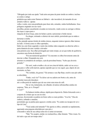 "Obrigado por toda sua ajuda." Jude atira um pano de prato úmido no ombro e inclina-
se contra o antigo
geladeira que nada como Damen ou Sabine's - não inoxidável, do tamanho de um
armário walk-in - apenas
velho e verde, com uma predileção para fazer alto, estranho, ruídos borbulhantes. Seus
polegares engatado em seu vazio
presilhas, pernas casualmente cruzadas no tornozelo, vendo como eu carregar a última
das taças e copos para o
máquina de lavar louça, antes de fechar a porta e pressionar o botão iniciar.
Eu chegar, retirando o elástico do meu cabelo, permitindo que as ondas a
derramar a minha
volta, parando apenas tímido de minha cintura, enquanto tentava ignorar olhar intenso
de Jude. A forma como os olhos apertados,
beber me com fome seguindo o rastro das minhas mãos enquanto eu alisá-las sobre a
parte dianteira do meu vestido e elevador
uma pulseira caiu. Seu olhar prolongado por tanto tempo, eu sei que tenho de quebrá-lo,
encontrar uma forma de distraí-lo.
"Foi um memorial agradável." Eu encontro os olhos brevemente antes de
desviar o olhar. Ocupando-me com
arrumar os contadores de azulejos, a pia de porcelana branca. "Acho que ela teria
gostado."
Ele sorri, wads a toalha e ele cai em cima do balcão, então vai na cova e
pias para o velho sofá marrom, apenas supondo que eu vou seguir, que, depois de um
momento, eu faço.
"Na verdade, ela gostou." Ele arranca o seu flip-flops, resolve seus pés sobre
as almofadas.
"Então, você viu?" Eu deixo cair na cadeira em frente a ele, antes de
sustentar meus pés descalços
até a velha porta de madeira que ele usa como uma mesa de café.
Ele se vira, lentamente, me olhando, levantou sobrancelhas unidas em
surpresa. "Sim, eu vi. Porquê?
E você? "
Eu balancei minha cabeça, rápido para dispersá-la. Dedos brincando com o
conjunto de cristais que eu uso no meu
pescoço, favorecendo as pedras em bruto sobre os mais polidos. "Ava fez." Dou de
ombros, soltando o amuleto,
permitindo que as pedras para aquecer a minha carne. "Eu ainda sou incapaz de ver o
tipo de Lina".
"Você ainda está tentando?" Ele aperta os olhos, sentando-se rapidamente,
agarrando uma pequena almofada por seus pés e
colocando-o atrás de sua cabeça antes de se sentar novamente.
"Não." Eu suspiro, minha voz melancólica, olhar distante. "Não é mais. Eu
dei tudo o que até um tempo atrás."
 
