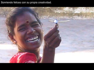 Sonriendo felices con su propia creatividad.   