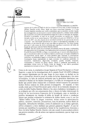 oaoA
Dt¿
49.
TRIBUN CONSTITUCIONAL
NADINE HEREDIA ALARCÓN
EXP N 05811-2015-PHC
LIMA
respecto de lo publicado e 5 de abril en el diario el Correo bajo el título Cónyuge de
()llanta Hutnala recibió dinero desde una firma venezolana fantasma', [...1 esta
Fiscalía Superior considera que resulta sorprendente que se presenten escritos cuando
las investigaciones ya concluyeron e incluso existía resolución y además resulta extraflo
que se presente una publicación periodística luego de 23 días de conocida; sin embargo,
entramos a merituarlo, se trata de un recorte periodístico se escribe que 'Nadine
Heredia recibió en su cuenta bancaria 7,962 dólares de parte de VENEVAL el 30 de
marzo de 2007, seis años después de la cancelación formal de las operaciones de esta
compañia', esta información periodística no afecta la investigación realizada ni sus
resultados, es una situación que en todo caso debe ser aclarada por The Daily Journal,
pero por si sola carece de mérito suficiente para significar la comisión del delito de
lavado de activos por parte de Nadine Heredia Alarcón.
SETIMO: Que del estudio de los actuados del presente recurso de queja y contrastados
sus argumentos con los actuados y los fundamentos de la resolución impugnada de la 2a
Fiscalía Provincial FECOR, se llega a la conclusión que el recurso debe desestimarse;
que no encontramos indicio ni evidencia objetiva concreta que sirva para formalizar la
correspondiente acción penal —ni causa probable para continuar la investigación
preliminar— no habiéndose llegado a evidenciar con medios probatorios idóneos que los
investigados hayan materializado en algún momento las conductas prohibidas de
conversión, transferencia, adquisición, utilización, guarda, custodia, recepción,
ocultamiento o tenencia de dinero, bienes, efectos y ganancias provenientes de
actividades ilícitas como el Tráfico Ilícito de Drogas u otro delito precedente
taxativamente indicado en la Ley 27765 vigente" (sic, f. 490).
36. Como es de verse, la conclusión a la que llegaron el Fiscal Provincial y el Fiscal
Superior a cargo de las investigaciones de la carpeta fiscal 122-2009 evidencia
dos razones importantes por las que, luego de once meses, se declaró no ha
lugar a formalizar denuncia penal en contra de la hoy demandante y los otros
investigados: la falta de material probatorio que le permitiese determinar con
claridad la ilicitud de los hechos investigados y la falta de investigación de un
hecho que podría haber coadyuvado a esclarecer definitivamente los presuntos
hechos ilícitos materia de dicha primera investigación. Al respecto, si bien
resulta cierto que el Fiscal Provincial opinó a favor de no formular denuncia en
contra de doña Nadine Heredia Alarcón y los otros ciudadanos investigados, no
se evidencia que ello sea consecuencia clara y directa de haber determinado la
licitud de los movimientos financieros de la investigada, pues su decisión se
justifica únicamente en vincular el delito de lavado de activos a conductas
típicas que podrían evidenciar la existencia de delitos fuente como lo son los
"delitos tráfico ilícito de drogas, terrorismo, delitos contra la administración
pública, secuestro, extorsión, proxenetismo, trata de personas, tráfico ilícito de
migrantes, defraudación tributaria, contra el patrimonio en su forma agravada,
delitos aduaneros u otros similares que generen ganancias ilegales", lo que no
termina por identificar la regularidad y licitud de las transferencias dinerarias a
favor de doña Nadine Heredia Alarcón, más aún cuando la procuraduría solicitó
una pericia contable, a fin de aclarar sus ingresos económicos, que no llegó a ser
realizada.
 