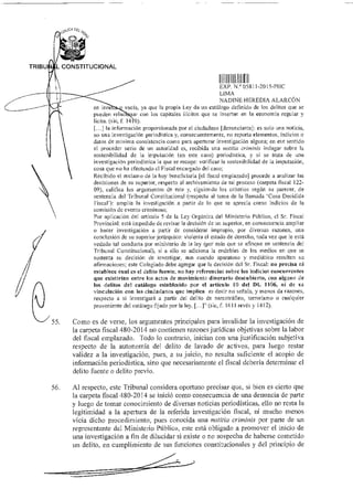 ;90G Oc¿
TRIBU CONSTITUCIONAL
11I11I1E11
EXP N. 05811-2015-H-1C
LIMA
NADINE HEREDIA ALARCÓN
en ino vacía, ya que la propia Ley da un catálogo definido de los delitos que se
pueden relac a ar con los capitales ilícitos que se insertan en la economía regular y
licita. (sic, f. 14 EL
[...] la información proporcionada por el ciudadano [denunciante]: es solo una noticia,
no una investigación periodística y, consecuentemente, no reporta elementos, indicios o
datos de mínima consistencia como para aperturar investigación alguna; en ese sentido
el proceder serio de un autoridad es, recibida una nolnia criminis indagar sobre la
sostenibilidad de la imputación (en este caso) periodística, y si se trata de una
investigación periodística la que se recoge: verificar la sostenibilidad de la imputación,
cosa que no ha efectuado el Fiscal encargado del caso;
Recibido el reclamo de la hoy beneficiaria [el fiscal emplazado] procede a analizar las
decisiones de su superior, respecto al archivamiento de tal proceso (carpeta fiscal 122-
09), califica los argumentos de este y, siguiendo los criterios según su parecer, de
sentencia del Tribunal Constitucional (respecto al tema de la llamada 'Cosa Decidida
Fiscal'): amplía la investigación a partir de lo que se aprecia como indicios de la
comisión de evento criminoso;
Por aplicación del artículo 5 de la Ley Orgánica del Ministerio Público, cl Sr. Fiscal
Provincial: está impedido de revisar la decisión de un superior, en consecuencia ampliar
o hacer investigación a partir de considerar impropio, por diversas razones, una
conclusión de su superior jerárquico: violenta el estado de derecho, toda vez que le está
vedado tal conducta por ministerio de la ley (por más que se afinque en sentencia del
Tribunal Constitucional), si a ello se adiciona la endebles de los medios en que se
sustenta su decisión de investigar, aun cuando aparatoso y mediático resulten su
afirmaciones; este Colegiado debe agregar que la decisión del Sr. Fiscal: no precisa ni
establece cual es el delito fuente, no hay referencias sobre los indicios concurrentes
que existirían entre los actos de movimiento dinerario descubierto, con alguno de
los delitos del catálogo establecido por el artículo 10 del DL 1106, ni de su
vinculación con los ciudadanos que implica es decir no señala, y menos da razones,
respecto a si investigará a partir del delito de narcotráfico, terrorismo o cualquier
proveniente del catálogo fijado por la ley. [...]" (sic, f. 1411 revés y 1412).
Como es de verse, los argumentos principales para invalidar la investigación de
la carpeta fiscal 480-2014 no contienen razones jurídicas objetivas sobre la labor
del fiscal emplazado. Todo lo contrario, inician con una justificación subjetiva
respecto de la autonomía del delito de lavado de activos, para luego restar
validez a la investigación, pues, a su juicio, no resulta suficiente el acopio de
información periodística, sino que necesariamente el fiscal debería determinar el
delito fuente o delito previo.
56. Al respecto, este Tribunal considera oportuno precisar que, si bien es cierto que
la carpeta fiscal 480-2014 se inició como consecuencia de una denuncia de parte
y luego de tomar conocimiento de diversas noticias periodísticas, ello no resta la
legitimidad a la apertura de la referida investigación fiscal, ni mucho menos
vicia dicho procedimiento, pues conocida una notitia criminis por parte de un
representante del Ministerio Público, este está obligado a promover el inicio de
una investigación a fin de dilucidar si existe o no sospecha de haberse cometido
un delito, en cumplimiento de sus funciones constitucionales y del principio de
 