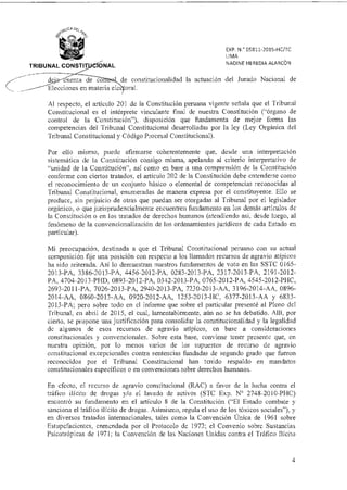 asS
O,ICA Dk-‘
cm
TRIBUNAL CONSTIT ONAL
----
(---
deja-fexenta de co de constitucionalidad la actuación del Jurado Nacional de
____---------Elecciones en materia ele oral.
Al respecto, el artículo 201 de la Constitución peruana vigente señala que el Tribunal
Constitucional es el intérprete vinculante final de nuestra Constitución ("órgano de
control de la Constitución"), disposición que fundamenta de mejor forma las
competencias del Tribunal Constitucional desarrolladas por la ley (Ley Orgánica del
Tribunal Constitucional y Código Procesal Constitucional).
Por ello mismo, puede afirmarse coherentemente que, desde una interpretación
sistemática de la Constitución consigo misma, apelando al criterio interpretativo de
"unidad de la Constitución", así como en base a una comprensión de la Constitución
conforme con ciertos tratados, el articulo 202 de la Constitución debe entenderse como
el reconocimiento de un conjunto básico o elemental de competencias reconocidas al
Tribunal Constitucional, enumeradas de manera expresa por el constituyente. Ello se
produce, sin perjuicio de otras que puedan ser otorgadas al Tribunal por el legislador
orgánico, o que jurisprudencialmente encuentren fundamento en los demás artículos de
la Constitución o en los tratados de derechos humanos (atendiendo así, desde luego, al
fenómeno de la convencionalización de los ordenamientos jurídicos de cada Estado en
particular).
Mi preocupación, destinada a que el Tribunal Constitucional peruano con su actual
composición fije una posición con respecto a los llamados recursos de agravio atípicos
ha sido reiterada Así lo demuestran nuestros fundamentos de voto en las SSTC 0165-
2013-PA, 3386-2013-PA, 4456-2012-PA, 0283-2013-PA, 2317-2013-PA, 2191-2012-
PA, 4704-2013-PHD, 0893-2012-PA, 0342-2013-PA, 0765-2012-PA, 4545-2012-PHC,
2693-2011-PA, 7026-2013-PA, 2940-2013-PA, 7230-2013-AA, 3196-2014-AA, 0896-
2014-AA, 0860-2013-AA, 0920-2012-AA, 1253-2013-HC, 6377-2013-AA y 6833-
2013-PA; pero sobre todo en el informe que sobre el particular presenté al Pleno del
Tribunal, en abril de 2015, el cual, lamentablemente, aún no se ha debatido. Allí, por
cierto, se propone una justificación para consolidar la constitucionalidad y la legalidad
de algunos de esos recursos de agravio atípicos, en base a consideraciones
constitucionales y convencionales. Sobre esta base, conviene tener presente que, en
nuestra opinión, por lo menos varios de los supuestos de recurso de agravio
constitucional excepcionales contra sentencias fundadas de segundo grado que fueron
reconocidos por el Tribunal Constitucional han tenido respaldo en mandatos
constitucionales específicos o en convenciones sobre derechos humanos.
En efecto, el recurso de agravio constitucional (RAC) a favor de la lucha contra el
tráfico ilícito de drogas y/o el lavado de activos (STC Exp. N° 2748-2010-PHC)
encontró su fundamento en el artículo 8 de la Constitución ("El Estado combate y
sanciona el tráfico ilícito de drogas. Asimismo, regula el uso de los tóxicos sociales"), y
en diversos tratados internacionales, tales como la Convención Única de 1961 sobre
Estupefacientes, enmendada por el Protocolo de 1972; el Convenio sobre Sustancias
Psicotrópicas de 1971; la Convención de las Naciones Unidas contra el Tráfico Ilícito
EXP. 05811-2015-HC/TC
LIMA
NADINE HEREDIA ALARCÓN
4
 