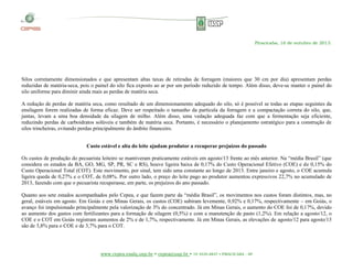 Piracicaba, 16 de outubro de 2013.

Silos corretamente dimensionados e que apresentam altas taxas de retiradas de forragem (maiores que 30 cm por dia) apresentam perdas
reduzidas de matéria-seca, pois o painel do silo fica exposto ao ar por um período reduzido de tempo. Além disso, deve-se manter o painel do
silo uniforme para diminir ainda mais as perdas de matéria seca.
A redução de perdas de matéria seca, como resultado de um dimensionamento adequado do silo, só é possível se todas as etapas seguintes da
ensilagem forem realizadas de forma eficaz. Deve ser respeitado o tamanho da partícula da forragem e a compactação correta do silo, que,
juntas, levam a uma boa densidade da silagem de milho. Além disso, uma vedação adequada faz com que a fermentação seja eficiente,
reduzindo perdas de carboidratos solúveis e também de matéria seca. Portanto, é necessário o planejamento estratégico para a construção de
silos trincheiras, evitando perdas principalmente do âmbito financeiro.
Custo estável e alta do leite ajudam produtor a recuperar prejuízos do passado
Os custos de produção do pecuarista leiteiro se mantiveram praticamente estáveis em agosto/13 frente ao mês anterior. Na “média Brasil” (que
considera os estados da BA, GO, MG, SP, PR, SC e RS), houve ligeira baixa de 0,17% do Custo Operacional Efetivo (COE) e de 0,15% do
Custo Operacional Total (COT). Este movimento, por sinal, tem sido uma constante ao longo de 2013. Entre janeiro e agosto, o COE acumula
ligeira queda de 0,27% e o COT, de 0,08%. Por outro lado, o preço do leite pago ao produtor aumentou expressivos 22,7% no acumulado de
2013, fazendo com que o pecuarista recuperasse, em parte, os prejuízos do ano passado.
Quanto aos sete estados acompanhados pelo Cepea, e que fazem parte da “média Brasil”, os movimentos nos custos foram distintos, mas, no
geral, estáveis em agosto. Em Goiás e em Minas Gerais, os custos (COE) subiram levemente, 0,92% e 0,17%, respectivamente – em Goiás, o
avanço foi impulsionado principalmente pela valorização de 3% do concentrado. Já em Minas Gerais, o aumento do COE foi de 0,17%, devido
ao aumento dos gastos com fertilizantes para a formação de silagem (0,5%) e com a manutenção de pasto (1,2%). Em relação a agosto/12, o
COE e o COT em Goiás registram aumentos de 2% e de 1,7%, respectivamente. Já em Minas Gerais, as elevações de agosto/12 para agosto/13
são de 3,8% para o COE e de 3,7% para o COT.

www.cepea.esalq.usp.br • cepea@usp.br • 19 3429-8837 • PIRACICABA - SP

 