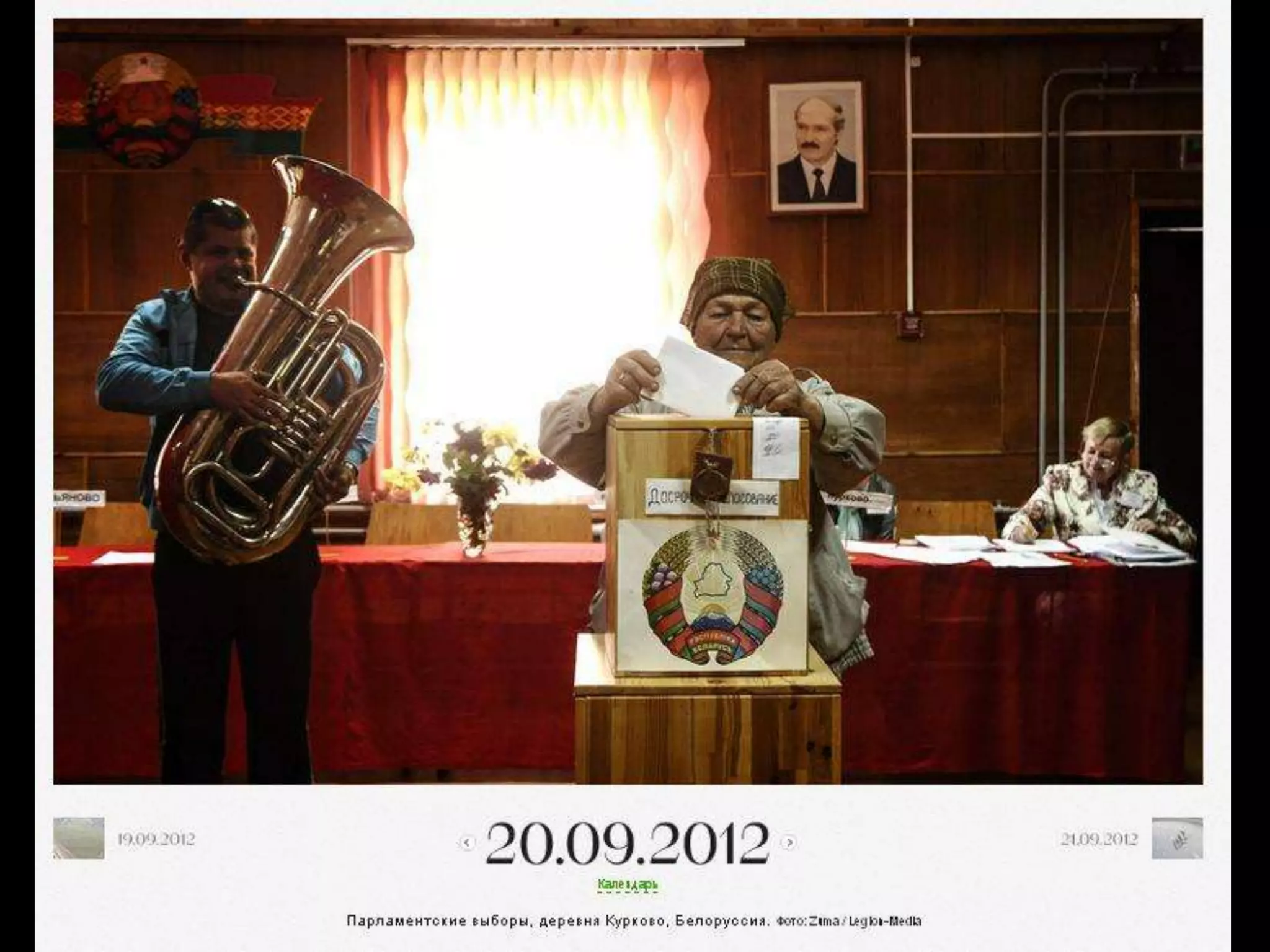 Лев греется на солнце в Гамбургском зоопарке в Германии, 26 марта.
 