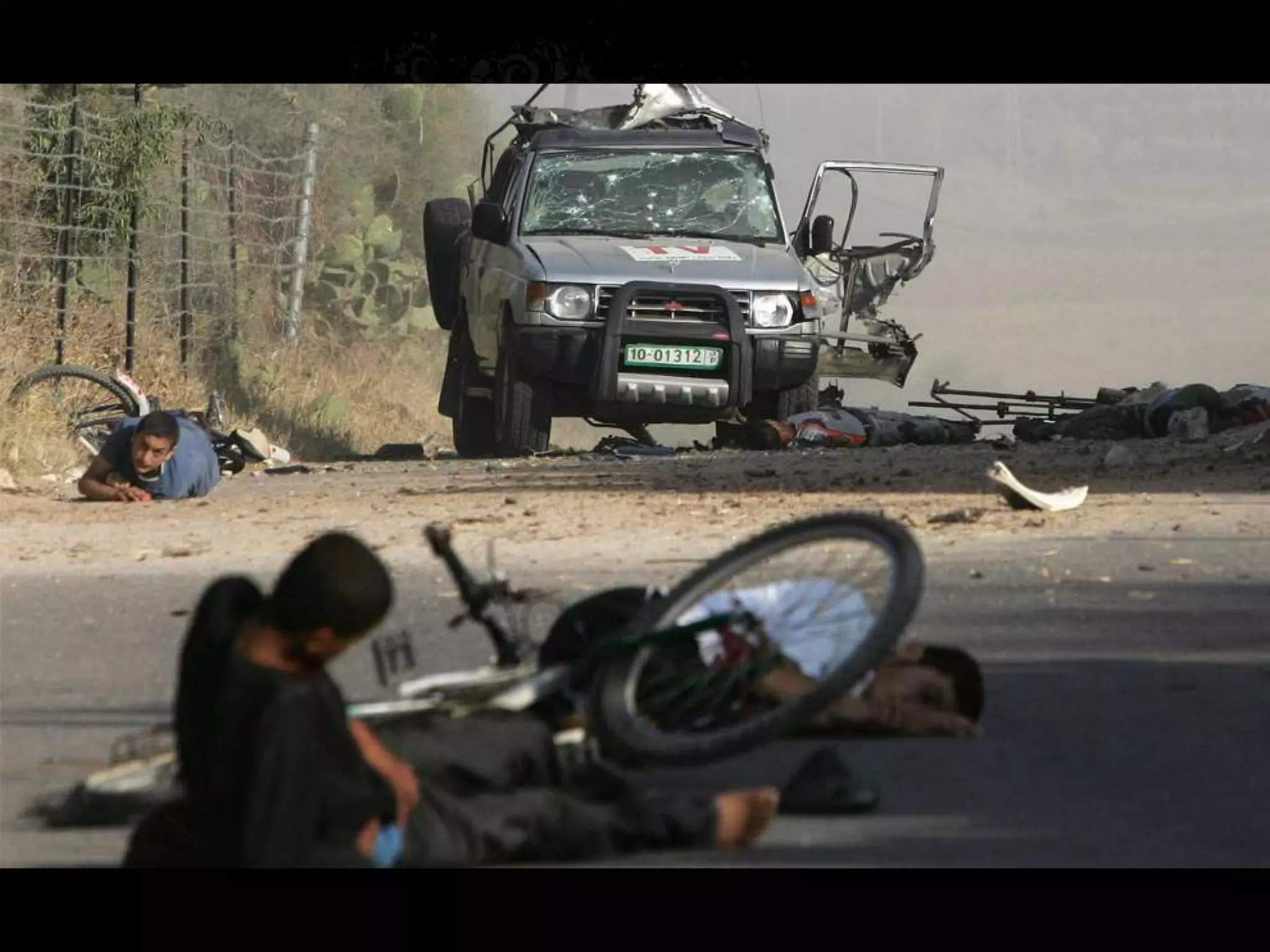 28 марта 2012. Сьюзен Кларк из Санта-Моники, Калифорния
протестует против реформы здравоохранения перед
Верховным Судом в Вашингтоне, округ Колумбия, США в
последний день перед принятием закона о здравоохранении,
подписанного президентом Бараком Обамой. Красная рука,
нарисованная на ее лице, по еѐ словам означает, что
социализм попирает ее свободу выбора и права.
 