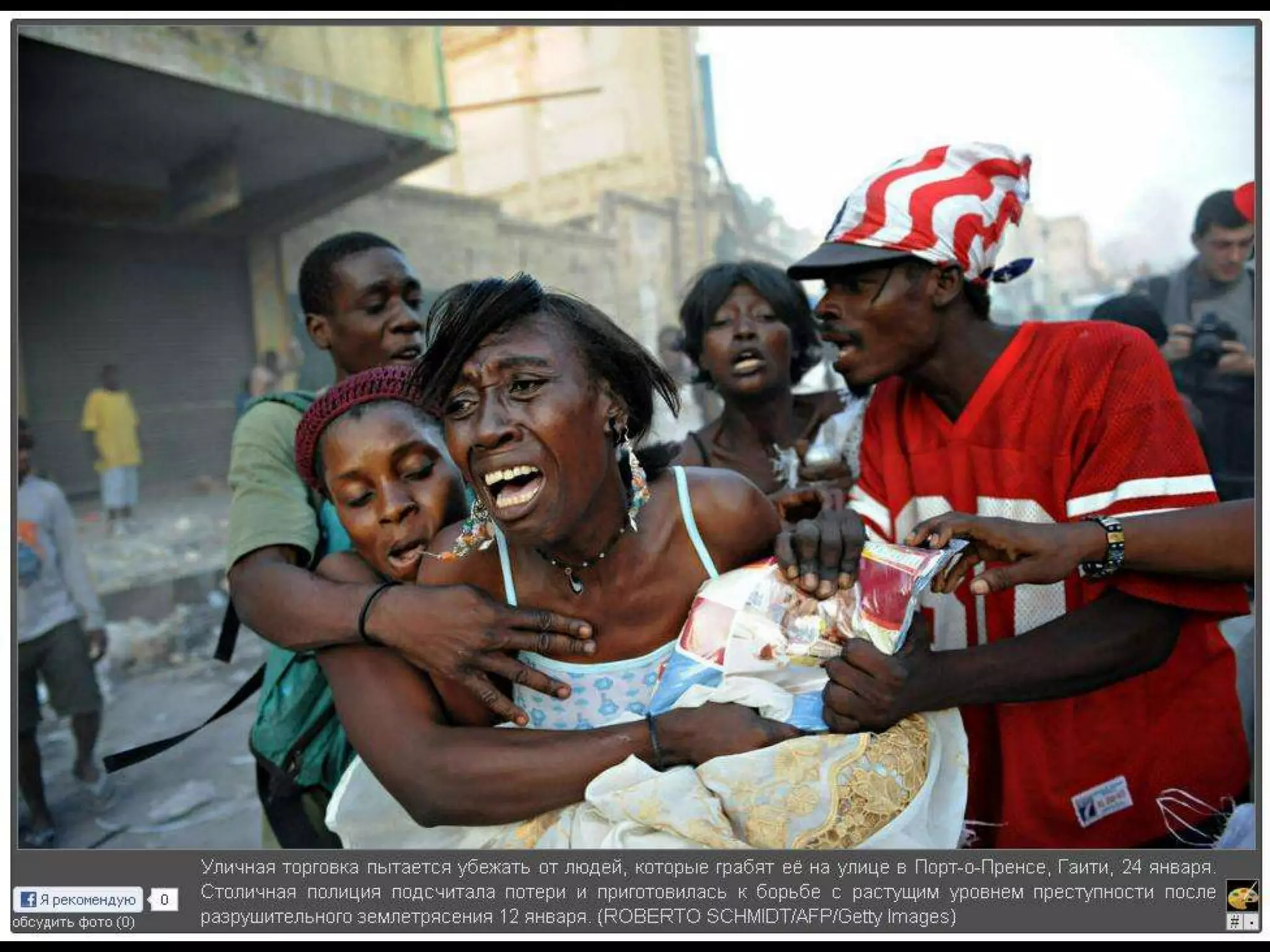 22 марта 2012. Север Индии, город Аллахабад. Фермер несет
корзину выращенных им огурцов на рынок для продажи.
 