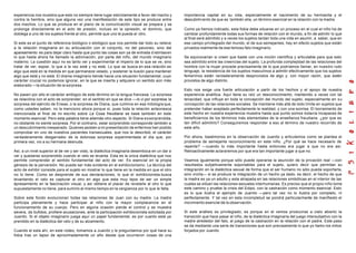 experiencia nos muestra que esto no siempre tiene lugar estrictamente a favor del macho y
contra la hembra, sino que alguna vez una manifestación de este tipo se produce entre
dos machos. Lo que se produce en el plano de la comunicación visual se prepara y se
prolonga directamente en el acto de presión, incluso en la opresión, el dominio, que
doblega a uno de los sujetos frente al otro, permite que uno le pueda al otro.
Si este es el punto de referencia biológico o etológico que nos permite dar todo su relieve
a la relación imaginaria en su articulación con el conjunto, no del pavoneo, sino del
apareamiento es para dejar claro hasta que punto las cosas son ya de entrada d istintasen
lo que hasta ahora he llamado la adivinación, por parte del niño, del mundo imaginario
materno. La cuestión aquí no es tanto ver y experimentar el imperio de lo que se ve, sino
tratar de ver, espiar, lo que a la vez está y no está. Lo que se busca en esa relación es
algo que está en la medida en que permanece velado, y sostener la ilusión para mantener
algo que está y no está. El drama imaginario tiende hacia una situación fundamental, cuyo
carácter crucial no podemos ignorar, en la que se inserta y adquiere un sentido aún más
elaborado —la situación de la sorpresa.
No pasen por alto el carácter ambigüo de este término en la lengua francesa. La sorpresa
se relacióna con el acto de sorprender, en el sentido en que se dice —lo vi por sorpresa, la
sorpresa del ejército de Eneas, o la sorpresa de Diana, que culmina en esa mitología que,
como ustedes saben, no la menciono ahora porque sí, pues toda la relación acteonesca
mencionada al final de mi escrito sobre La Cosa freudiana se base también en este
momento esencial. Pero esta palabra tiene además otro aspecto. Si Diana essorprendida,
no obstante no siente sorpresa. Por el contrario, estar sorprendido corresponde también a
un descubrimiento inesperado. Quienes asisten a mi presentación de enfermos han podido
comprobar en uno de nuestros pacientes transexuales, que nos la describió, el carácter
verdaderamente desgarrador de la dolorosa sorpresa experimentada el día que, por
primera vez, vio a su hermana desnuda.
Así, a un nivel superior al de ver y ser visto, la dialéctica imaginaria desemboca en un dar a
ver y quedarse sorprendido cuando el velo se levanta. Esta es la única dialéctica que nos
permite comprender el sentido fundamental del acto de ver. Es esencial en la propia
génesis de la perversión. No puede ser más evidente en el exhibicionismo. La técnica del
acto de exhibir consiste para el sujeto en mostrar lo que tiene en la medida en que el otro
no lo tiene. Como se desprende de sus declaraciones, lo que el exhibicionista busca
levantando el velo es capturar al otro en algo que esta muy lejos de ser un simple
àpresamiento en la fascinación visual, y así obtiene el placer de revelarle al otro lo que
supuestamente no tiene, para sumirlo al mismo tiempo en la vergüenza por lo que le falta.
Sobre este fondo evolucionan todas las relaciones de Juan con su madre. La madre
participa plenamente y hace participar al niño con la mayor complacencia en el
funcionamiento de su cuerpo. Pero en alguna ocasión pierde el control y se muestra
severa, da bufidos, profiere acusaciones, ante la participación exhibicionista solicitada por
Juanito. Si el objeto imaginario juega aquí un papel fundamental, es por cuanto está ya
prendido en la dialéctica del velo y de su alzamiento.
Cuando el esta ahí, en este rodeo, tomamos a Juanito y le preguntamos por qué hace su
fobia tras un lapso de aproximadamente un año desde que ocurrieron cosas de una
importancia capital en su vida, especialmente el nacimiento de su hermanita y el
descubrim iento de que es también ella, un término esencial en la relación con la madre.
Como ya hemos indicado, esta fobia debe situarse en un proceso en el cual el niño ha de
cambiar profundamente todas sus formas de relación con el mundo, a fin de admitir lo que
al final será admitido y a veces los sujetos tardan toda una vida en asumir, a saber, que en
ese campo privilegiado del mundo, el de sus semejantes, hay en efecto sujetos que están
privados realmente de ese famoso falo imaginario.
Se equivocarían si creen que baste con una noción científica y articulable para que esto
sea admitido entre las creencias del sujeto. La profunda complejidad de las relaciones del
hombre con la mujer procede precisamente de lo que podríamos llamar, en nuestro rudo
lenguaje, la resistencia de los sujetos masculinos a admitir efectivamente que los sujetos
femeninos están verdaderamente desprovistos de algo y, con mayor razón, que estén
provistos de algo distinto.
Esto nos exige una fuerte articulación a partir de los hechos y el apoyo de nuestra
experiencia analítica. Aquí tiene su raíz un desconocimiento, mantenido a veces con tal
tenacidad, que influye en toda la concepción del mundo del sujeto, especialmente en su
concepción de las relaciones sociales. Se mantiene más allá de todo límite en sujetos que
pretender haber aceptado perfectamente la realidad, y con una sonrisa. El borramiento de
este hecho en nuestra experiencia muestra hasta que punto somos todavía incapaces de
beneficiarnos de los términos más elementales de la enseñanza freudiana. ¿por que es
tan difícil admitirlo? Conseguiremos responder a eso al término de nuestro recorrido de
este año.
Por ahora, basémonos en la observación de Juanito y articulemos como se plantea el
problema de semejante reconocimiento en este niño. ¿Por qué se hace necesario de
repente? —cuando lo más importante hasta entonces era jugar a que no era así.
Retroactivamente aclararemos por que era tan importante jugar a que no.
Veamos igualmente porque sólo puede operarse la asunción de la privación real —con
resultados subjetivamente soportables para el sujeto, quiero decir que permitan su
integración en la dialéctica sexual de forma que el ser humano no sólo pueda soportarla,
sino vivirla— si se produce la integración de un hecho ya dado, es decir, el hecho de que
la madre es ya un adulto y esta atrapada en las relaciones simbólicas en el interior de las
cuales se sitúan las relaciones sexuales interhumanas. Es preciso que el propio niño tome
este camino y pruebe la crisis del Edipo, con la castración como momento esencial. Esto
es lo que ilustra el ejemplo de Juanito —pero tal vez no lo ilustra por completo, ni
perfectamente. Y tal vez en esta incompletud se pondrá particularmente de manifiesto el
movimiento esencial de la observación.
Si este análisis es privilegiado, es porque en el vemos producirse a cielo abierto la
transición que hace pasar al niño, de la dialéctica imaginaria del juego intersubjetivo con la
madre alrededor del falo, al juego de la castración en la relación con el padre. Este paso
se da mediante una serie de transiciones que son precisamente lo que yo llamo los mitos
forjados por Juanito.
 