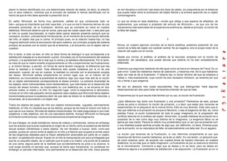 placer lo hemos identificado con una determinada relación de objeto, es decir, la relación
con el seno materno, mientras que el principio de realidad lo hemos identificado con el
hecho de que el niño debe aprender a prescindir de el.
EL señor Winnicott, de forma muy pertinente, señala en que condiciones todo va
bien—porque es importante que todo vaya bien, y lo que va mal lo hacemos derivar de una
anomalía primordial, de la frustración, término que se convierte en clave en nuestra
dialéctica. Winnicott observe que en suma, para que las cosas vayan bien, o sea para que
el niño no quede traumatizado, la madre debe operar estando presente siempre que es
necesario, es decir, precisamente introduciendo, en el momento de la alucinación delirante
del niño, el objeto real que lo colma. Al principio pues, en la relación madre-hijo, no hay
ninguna distinción entre la alucinación del seno materno, por principio surgida del sistema
primario de acuerdo con la noción que de el tenemos, y el encuentro con el objeto real en
cuestión.
Por lo tanto, si todo va bien, el niño no tiene forma de distinguir lo que corresponde a la
satisfacción basada en la alucinación a priori vinculada con el funcionamiento del sistema
primario, y la aprehensión de lo real que lo colma y le satisface efectivamente. Por lo tanto,
se trata de que la madre enseñe progresivamente al niño a experimentar las frustraciones
y, al mismo tiempo, a percibir, en forma de cierta tensión inaugural, la diferencia que hay
entre la realidad y la ilusión. Esta diferencia sólo puede instalarse por la vií de una
desilusión, cuando, de vez en cuando, la realidad no coincide con la alucinación surgida
del deseo. Winnicott señala simplemente en primer lugar que, en el interior de tal
dialéctica, es inconcebible la posibilidad de elaborar algo que vaya más allá de la noción
de un objeto estrictamente correspondiente al deseo primario. La extrema diversidad de
los objetos, tanto instrumentales como fantasmáticos, que intervienen en el desarrollo del
campo del deseo humano, es impensable en una dialéctica así, si se encarna en dos
actores reales, la madre y el niño. En segundo lugar, como la experiencia lo demuestra,
incluso en el niño más pequeño vemos aparecer esos objetos que Winnicott llama objetos
transicionales porque no podemos decir de que lado se sitúan en la dialéctica reducida, y
encarnada, de la alucinación y el objeto real.
Todos los objetos del juego del niño son objetos transicionales. Juguetes, estrictamente
hablando, el niño no necesita que se los demos, porque se los hace el mismo con todo lo
que cae en sus manos. Se trata de objetos transicionales. No cabe preguntarse s i son más
subjetivos o más objetivos, son de una naturaleza distinta. Aunque Winnicott no franquea
ellímitedenombrarlosasí,nosotroslosllamaremossimplementeimaginarios.
En sus trabajos, sin dude dubitativos, llenos de rodeos y confusiones, vemos sin embargo
que los autores que buscan explicarse el origen de un hecho como la existencia del fetiche
sexual acaban refiriéndose a estos objetos. Se ven llevados a buscar, tanto como sea
posible, puntos en común entre el objeto en el niño y el fetiche que ocupara el primer plano
de las exigencias objetales para la mayor satisfacción alcanzable por parte de un sujeto,
es decir, la satisfacción sexual. Espían en el niño la manipulación por poco privilegiada que
sea de un pequeño objeto, de un pañuelo que le quite a su madre, una punta de la sabana
de una cama, alguna parte de la realidad que accidentalmente se pone a su alcance, lo
cual surge durante un período que, aunque se llame aquí transicional, no constituye sin
embargo un período intermedio, sino permanente en el desarrollo del niño. Esos autores
se ven llevados a confundir casi estos dos tipos de objeto, sin preguntarse por la distancia
que pueda haber entre la erotización del objeto fetiche y la primera aparición de un objeto
comoimaginario.
Lo que se olvida en esta dialéctica —olvido que obliga a esa especie de añadidos, de
suplementos, que subrayo a propósito del artículo de Winnicott—, es que uno de los
mecanismos más esenciales de la experiencia analítica es, desde el principio, la noción de
la falta del objeto.
3
Nunca, en nuestro ejercicio concreto de la teoría analítica, podemos prescindir de una
noción de la falta del objeto con carácter central. No es negativa, sino el propio motor de la
relación del sujeto con el mundo.
Desde sus inicios, el análisis, el análisis de la neurosis, empieza con la noción de
castración, tan paradójica, que puede decirse que todavía no ha sido completamente
elaborada.
Creemos que seguimos hablando de ella igual como se hacía en tiempos de Freud: Es un
gran error. Cada vez hablamos menos de castración, y hacemos mal. De lo que hablamos
cada vez más es de la frustración. Y todavía hay un tercer término del que se empieza a
hablar o, más exactamente, cuya noción ha sido necesario introducir, ya veremos por que
vía y frente a que exigencia.
No son en absoluto tres cosas equivalentes. Hay que distinguirlas. Haré algunas
observaciones tan sólo para tratar de hacerles entender de que se trata.
Empecemos por la que resulta más familiar por su uso, la noción de frustración.
¿Que diferencia hay entre una frustración y una privación? Partiremos de esto, porque
Jones se pone a introducir la noción de privación, y a decir que estas dos nociones se
experimentan en el psiquismo de la misma forma. Esto es muy atrevido. Esta claro que si
hay que referirse a la privación es porque el falicismo, o sea la exigencia de falo, es, como
plantea Freud, el punto fundamental de todo el juego imaginario en la progresión del
conflicto descrita en el análisis del sujeto. Ahora bien, si puede hablarse de privación es a
propósito de lo real como algo muy distinto de lo imaginario. La exigencia fálica no se
ejerce por ese medio. Parece en efecto muy problemático que un ser que se presenta com
o una totalidad pueda sentirse privado de algo que, por definición, no tiene. Diremos pues
que la privación, en su naturaleza de falta, es esencialmente una falta real. Es un agujero.
La noción que tenemos de la frustración, si nos referimos simplemente al uso que
hacemos del término cuando hablamos, es la de un daño. Es una lesión, un perjuicio que,
tal como solemos verlo, de acuerdo con nuestra forma de hacerlo intervenir en nuestra
dialéctica, no es más que un daño imaginario. La frustración es por su esencia el dominio
de la reivindicación. Concierne a algo que se desea y no se tiene, pero se desea sin
referencia alguna a la posibilidad de satisfacción o de adquisición. La frustración es en sí
 
