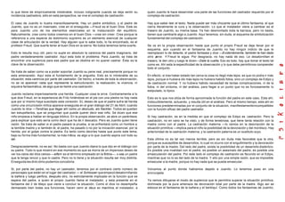 lo que tiene de empíricamente intolerable, incluso indignante cuando se deja sentir su
incidencia castradora, sólo en esta perspectiva, se vive el complejo de castración.
El caso de Juanito lo ilustra maravillosamente. Hay un padre simbólico, y el padre de
Juanito, que no es un insensato, cree en el enseguida —Freud es el buen Dios. Este es
para Juanito uno de los elementos esenciales en la instauración del equilibrio.
Naturalmente, cree como todos creemos en el buen Dios —cree sin creer. Cree porque la
referencia a una especie de testimonio supremo es un elemento esencial de cualquier
clase de articulación de la verdad. Hay alguien que lo sabe todo, lo ha encontrado, es el
profesor Freud. Que suerte tener al buen Dios en la sierra. No todos tenemos tanta suerte.
Esto le resulta muy útil, pero no suple en absoluto la carencia del padre imaginario, del
padre verdaderamente castrador. Aquí esta todo el problema. Para Juanito, se trata de
encontrar una suplencia para ese padre que se obstina en no querer castrar. Ésta es la
clave de la observación.
Se trata de saber como va a poder soportar Juanito su pene real, precisamente porque no
esta amenazado. Aquí esta el fundamento de la angustia. Esto es lo intolerable de su
situación, esta carencia por parte del castrador. De hecho, a través de toda la observación,
no se ve aparecer nada que represente la estructuración, la realización, la vivencia, ni
siquiera fantasmática, de algo que se llamé una castración.
Juanito reclama imperiosamente una herida. Cualquier cosa le sirve. Contrariamente a lo
que dice Freud, en la experiencia de Fritz hiriéndose en el pie con una piedra no hay nada
que por sí mismo haya suscitado esta conexión. EL deseo de que el padre sufra tal herida
como una circuncisión mítica aparece enseguida en el gran diálogo del 21 de Abril, cuando
Juanito le dice —Tendrías que llegar ahí como un desnudo, als Nackter. Todos se quedan
tan estupefactos, que se preguntan que puede querer decir ese niño. Se dicen que ese
niño empieza a hablar en lenguaje bíblico. En la propia observación, se abre un paréntesis
para explicar que esto sería como decir que ha de ir descalzo. Pero es Juanito quien tiene
razón. Se trata de saber si el padre pasará la prueba, si se enfrentará como un hombre a
la temible madre y si también él, el padre, ha pasado o no por la iniciación esencial, por la
herida, por el golpe contra la piedra. Es tanto como decirles hasta que punto este tema,
bajo su forma más fundamental, la más mítica, es algo a lo que Juanito aspira con todo su
ser.
Desgraciadamente, no es así. No basta con que Juanito dijera lo que dijo en el diálogo con
su padre. Todo lo que mostró en ese momento es que se moría de un imperioso deseo de
ver los celos del dios celoso —eifern es el término empleado en la Biblia—, o sea un padre
que le tenga rencor y que lo castre. Pero no lo tiene y la situación resulta ser moy distinta.
Enseguida les diré cómo podemos concebirla.
Si, por parte del padre, no hay un castrador, tenemos por el contrario cierto número de
personajes que están en el lugar del castrador — el Schlosser que empezó desatornillando
la bañera y luego perfora, después otro, no estrictamente implicado en la función que se
espera del padre, a quien el propio Juanito llama el instalador, y esta presente en el
fantasma del 2 de Mayo que viene a concluir la situación. Como el dios no desempeña
demasiado bien todas sus funciones, hacen venir al deus ex machina, el instalador, a
quien Juanito le hace desarrollar una parte de las funciones del castrador requerido por el
complejo de castración.
Hay que saber leer el texto. Nada puede ser más chocante que el último fantasma, el que
cierra literalmente la cura y la observación. Lo que el instalador viene a cambiar es el
trasero de Juanito, su misma basa. Ya han desmontado toda la barraca, pero no basta,
tienen que cambiarle algo a Juanito. Aquí tenemos, sin duda, el esquema de simbolización
fundamental del complejo de castración.
Se ve en la propia observación hasta que punto el propio Freud se deja llevar por el
esquema. aún cuando en el fantasma de Juanito no hay ningún indicio de que le
reemplacen lo de delante, el padre fantasea y dice —Evidentemente, también te han dado
otro pene. Y Freud le sigue. Por desgracia, no hay nada de eso. Le desatornillan el
trasero, le den otro y luego le dicen—Date la vuelta. Eso es todo, hay que tomar el texto tal
como es. Ahí esta la especificidad de la observación y lo que debe permitirnos comprender
todo el conjunto.
En efecto, si tras haber estado tan cerca la cosa no llegó más lejos, es que no podía ir más
lejos, porque si hubiera ido más lejos no hubiera habido fobia, sino un complejo de Edipo y
de castración normal. Y no hubiera habido necesidad de tantas complicaciones, ni de la
fobia, ni del síntoma, ni del análisis, para llegar a un punto que no es forzosamente lo
estipulado, lo típico.
Esto es lo que nos sitúa de forma aproximada la función del padre en este caso. Esta ahí,
indiscutiblemente, actuando, y resulta útil en el análisis. Pero al mismo tiempo, esta ahí en
funciones predeterminadas por el conjunto de la situación, manifiestamenteincompatibles
con la función eficaz del padre castrador.
Si hay castración, es en la medida en que el complejo de Edipo es castración. Pero la
castración, no en vano se ha visto, y de forma tenebrosa, que tiene tanta relación con la
madre como con el padre. La castración materna —lo vemos en la descripción de la
situación primitiva —implica para el niño la posibilidad de la devoración y del mordisco. Hay
anterioridad de la castración materna, y la castración paterna es un sustituto suyo.
Esta última no es tal vez menos terrible, pero es sin duda más favorable que la otra,
porque es susceptible de desarrollos, lo cual no ocurre con el engullimiento y la devoración
por parte de la madre. Del lado del padre, existe la posibilidad de un desarrollo dialéctico.
Es posible una rivalidad con el padre, es posible un asesinato del padre, es posible una
emasculación del padre. Por este lado el complejo de castración es fecundo en el Edipo,
mientras que no lo es del lado de la madre. Y ello por una simple razón, que es imposible
emascular a la madre, porque no hay nada que se pueda emascular.
Volvamos al punto donde habíamos dejado a Juanito. Lo tenemos pues en una
encrucijada.
Ya vemos dibujarse el modo de suplencia que le permitira superar la situación primitiva,
dominada por la pura amenaza de devoración total por parte de la madre. Algo así se
esboza en el fantasma de la bañera y el berbiquí. Como todos los fantasmas de Juanito,
 