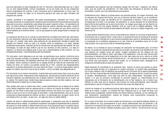 que otra sacudida a la caso después de irse. En resumen, este personaje que va y viene,
con un aire imperturbable, incluso inquietante, no es sin duda una de las creaciones
menos enigmáticas de Juanito, y bien merecerla que le dedicaremos un buen rato. Es
conveniente indicar su lugar en la economía general del caso en este momento del
progreso de Juanito.
Juanito, sometido a la sugestión del padre psicoterapeuta, retocado por Freud, sólo
consigue fomentar su manipulación imaginaria de los distintos términos presentes aislando
algo que se anuncia, claramente, justo antes de la gran creación mítica —el nacimiento de
Ana, y al mismo tiempo la cigüeña. El propio texto de Juanito, además del padre, revela la
tesis de la muerte, porque Juanito tiene un bastón —no se sabe por que razón nunca se
había hablado de el anteriormente— con el que golpea el suelo preguntando si debajo hay
muertos.
La presencia del tema de la muerte es estrictamente correlativa del tema del nacimiento.
Es una dimensión esencial que debe destacarse para la comprensión y para el progreso
del caso. En verdad, este tema, esta potencia de una generación llevada al grado más
elevado de misterio, entre la vida y la muerte, entre la existencia y la nada, plantea
problemas particulares, distintos del de la introducción del significante del caballo. No son
homólogos, se trata de algo distinto que tal vez veremos el año próximo, y lo dejo en
reserva. La rúbrica que elegiré para lo que voy a desarrollarles el año próximo, es muy
probablemente esta —las formaciones del inconsciente.
Por otra parte, como destacara una vez más, es significativo que Juanito, al término de la
crisis que resuelve la fobia y la disuelve, se instale en algo tan esencial como el rechazo
de nuevos nacimientos. Se establece entonces con la cigüeña y con la madre una especie
de tratado. Verán ustedes el sentido de un pasaje donde se trata de las relaciones de la
madre con Dios, en cuanto a la posible venida de un niño, cuestión tan elegantemente
resuelta en la propia observación con esa notita de Freud —Lo que la mujer quiere, Dios lo
quiere. En efecto, eso fue lo que le dijo la madre —Al fin y al cabo, eso depende de mi.
Por otra parte, en el mismo movimiento, Juanito dice que quiere tener hijos y que no quiere
que haya otros niños. Desea tener hijos imaginarios, porque para el toda la situación se ha
resuelto mediante una identificación con el deseo materno. Tendrá hijos de su sueño, de
su mente. Por decirlo todo, tendrá hijos estructurados al estilo del falo materno, del cual
haré finalmente el objeto de su propio deseo.
Pero queda claro que no habrá más niños, y esta identificación con el deseo de la madre
como deseo imaginario sólo en apariencia es un retorno al Juanito de antaño, aquel que
jugaba con las niñas a ese juego del escondite primitivo que tenla a su sexo por objeto.
Ahora a Juan ya no se le ocurre jugar al escondite, o más exactamente, sólo se le ocurre
mostrarles su bella estampa de Juanito, es decir, un personaje que, de algún modo, se ha
convertido al fin y al cabo —a eso voy— en algo así como un objeto fetiche.
Juanito se sitúa en determinada posición pasivizada, y cualquiera que sea la legalidad
heterosexual de su objeto, no podemos considerar que agote la legitimidad de su posición.
Se acerca en este sentido a determinado tipo que no les parecerá ajeno a nuestra época,
el de la generación de cierto estilo que conocemos, el estilo de los años 1945, esa gente
encantadora que esperan que las iniciativas vengan del otro lado —esperan, por decirlo
todo, que les quiten los pantalones. En este estilo veo dibujarse el porvenir de este
encantador Juanito, por muy heterosexual que parezca.
Entiéndanme bien. Nada en la observación nos permite pensar, en ningún momento, que
se resuelva de ninguna otra forma, sino con el dominio del falo materno, en la medida en
que Juan ocupa su lugar, se identifica con él, ciertamente lo domina. Todo lo que pueda
corresponder a la fase, o al complejo, de castración, lo vemos dibujado en la observación
bajo la forma de la piedra con la que uno se hiere. La imagen que surge, por así decirlo, es
mucho menos la de una vagina dentada, diría yo, que la de un phallus dentatus. Todo
asalto masculino será víctima de esta especie de objeto, que es un objeto imaginario, y se
herirá con él.
En este sentido podemos decir que la crisis edípica de Juanito no conduce propiamente a
la formación de un superyó típico, quiero decir un superyó tal como se produce de acuerdo
con el mecanismo indicado en lo que hemos enseñado aquí sobre la Verwerfung, es decir,
lo rechazado en lo simbólico reaparece en lo real. Esta es la verdadera clave, en el nivel
más cercano, de lo que ocurre tras la Verwerfung edípica.
En efecto, en la medida en que el complejo de castración es franqueado pero, al mismo
tiempo, no puede ser plenamente asumido por el sujeto, se produce una identificación con
una especie de imagen bruta del padre, imagen portadora de los reflejos de sus
particularidades, con todo su peso, que llega a ser aplastante. Una vez más vemos aquí
renovarse el mecanismo de la reaparición en lo real, pero esta vez de un real en el límite
de lo psíquico, en el interior de las fronteras del yo —un real que se le impone al sujeto de
una forma casi alucinatoria, cuando este sujeto, en un momento dado, despega de la
integración simbólica del proceso de castración.
Nada parecido se manifiesta en el presente caso. Juanito no tiene que perder su pene,
porque de todas formas no lo adquiere en ningún momento. Si Juanito esta identificado
con el falo materno, ello no significa que pueda asumir la función de su pene propiamente
dicha. No hay ninguna fase de simbolización del pene. De alguna forma, el pene se queda
al margen, desengranado, como algo que sólo ha sido vilipendiado, reprobado por la
madre, y lo que se produce únicamente le permite integrar su masculinidad por el
mecanismo de la formación de la identificación con el falo materno, de un orden muy
distinto en todo caso que el superyó, esa función sin duda perturbadora, pero también
equilibradora, que es el superyó. Es una función del orden del ideal del yo.
Juanito se instala en la existencia porque tiene alguna idea de su ideal, porque el es el
ideal de la madre, a saber, un sustituto del falo. Digamos que si, en lugar de tener una
madre judía y progresista, hubiera tenido una madre católica y piadosa, ya ven ustedes por
que mecanismo, posiblemente, Juanito se hubiera visto suavemente conducido al
sacerdocio si no a la santidad.
En un caso como este, en el cual el sujeto se introduce en una relación edípica atípica, el
ideal materno es muy precisamente lo que induce determinado tipo de situación y de
solución en la relación del sujeto con el sexo. La salida se produce por identificación con el
ideal materno. Aquí tienen ustedes trazados, poco más o menos , los términos en los que
 