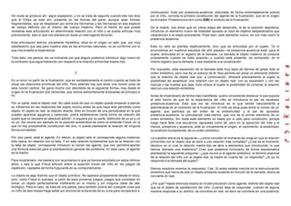Sin duda se produce ahí algún espejismo, y no se trata de seguirla cuando ella nos dice
que el Edipo ya esta ahí, presente en las formas del pene, aunque sean formas
fragmentadas, que se desplazan por entre los hermanos y las hermanas en esa especie
de campo definido por el interior del cuerpo materno. Pero el hecho de que pueda
revelarse esta articulación en determinada relación con el niño y se pueda articular muy
precozmente, esto sí que nos plantea sin duda un interrogante fecundo.
Esta articulación teórica, puramente hipotética, sitúa en el origen un dato que, por muy
satisfactorio que sea para nuestra idea de las armonías naturales, no es conforme con lo
que nos enseña la experiencia.
Todo esto, me parece, les va indicando por que ángulo podemos introducir algo nuevo en
la confusión que sigue habiendo con respecto a la relación primordial madre-hijo.
2
Es un error no partir de la frustración, que es verdaderamente el centro cuando se trata de
situar las relaciones primitivas del niño. Pero además hay que tener una noción justa de
esta noción central. Se gana mucho con abordarla de la siguiente forma—hay desde el
origen en la frustración dos vertientes, que vemos estrechamente enlazadas de principio a
fin.
Por un parte, está el objeto real. No cabe duda de que un objeto puede empezar a ejercer
su influencia en las relaciones del sujeto mucho antes de que haya sido percibido como
objeto. El objeto es real, la relación directa. Sólo en función de una periodicidad en la que
pueden aparecer agujeros y carencias, podrá establecerse cierta forma de relación del
sujeto que no requiere en absoluto admitir, ni siquiera por su parte, distinción de un yo y un
no yo. Así ocurre por ejemplo en la posición autoerótica tal como la entiende Freud, en la
que no hay propiamente constitución del otro, ni puede plantearse la relación de ninguna
forma concebible.
Por otra parte, está el agente. En efecto, al objeto sólo le corresponde alguna instancia,
sólo opera, en relación con la falta. Y en esta relación fundamental que es la relación con
la falta de objeto, corresponde introducir la noción del agente, que nos permitirá aportar
una fórmula esencial pare el planteamiento general del problema. En este caso, el agente
es la madre.
Para mostrárselo, me bastará con recordarles lo que ya hemos estudiado en estos últimos
años, o sea lo que Freud articuló sobre la posición inicial del niño en los juegos de
repetición, captados de forma fulgurante en su comportamiento.
La madre es algo distinto que el objeto primitivo. No aparece propiamente desde el inicio,
sino, como Freud lo subrayó, a partir de esos primeros juegos, juegos que consisten en
tomar un objeto perfectamente indiferente en sí mismo y sin ninguna clase de valor
biológico. Para el caso, se trata de una pelota, pero también podría ser cualquier cosa que
un niño de seis meses haga saltar por encima de la baranda de su cuna para recuperarlo a
continuación. Este par presencia-ausencia, articulado de forma extremadamente precoz
por el niño, connota la primera constitución del agente de la frustración, que en el origen
es la madre. Podemos escribir como S(M) el símbolo de la frustración.
De la madre, nos dicen que en cierta etapa del desarrollo, la de la posición depresiva,
introduce un elemento nuevo de totalidad opuesto al caos de objetos despedazados que
carácterizan a la etapa precedente. Pues bien, este elemento nuevo, es con más razón la
presencia-ausencia.
Esta no sólo se plantea objetivamente, sino que es articulada por el sujeto. Ya lo
enunciamos en nuestros estudios del año pasado—la presencia-ausencia está, para el
sujeto, articulada en el registro de la llamada. La llamada al objeto materno se produce
propiamente cuando se halla ausente—y cuando está presente, es rechazado, en el
mismo registro que la llamada, o sea mediante una vocalización.
Por supuesto, esta escansión de la llamada está muy lejos de darnos de golpe todo el
orden simbólico, pero nos da un esbozo de él. Nos permite así aislar un elemento distinto
que la relación de objeto real que, a continuación, ofrecerá precisamente al sujeto la
posibilidad de establecer una relación con un objeto real, con su escansión y con las
marcas o las huellas que deja. Esto ofrece al sujeto la posibilidad de conectar la relación
real con una relación simbólica.
Antes de mostrárselo de forma más manifiesta, quiero únicamente destacar lo que supone
el sólo hecho de que en la experiencia del niño se introduzca el par de opuestos
presencia-ausencia. Esto que así se introduce es lo que tiende naturalmente a
adormecerse en el momento de la frustración. El niño se situa pues entre la noción de un
agente, que participa ya del orden de la simbolicidad, y el par de opuestos
presencia-ausencia, la connotación más-menos, que nos da el primer elemento de un
orden simbólico. Sin duda este elemento no basta por sí sólo para constituirlo, porque
luego hace falta una secuencia, agrupada como tal, pero en la oposición del más y el
menos, presencia y ausencia, está ya virtualmente el origen, el nacimiento, la posibilidad,
la condición fundamental, de un orden simbólico.
La cuestión ahora es la siguiente—¿cómo concebir el momento de viraje en que la relación
primordial con el objeto real se abre a una relación más compleja? ¿Cual es el momento
decisivo en el cual la relación madre-hijo se abre a elementos que introducirán lo que
hemos llamado una dialéctica? Creo que podemos formularlo de forma esquematica
planteando la siguiente pregunta—¿que ocurre si el agente simbólico, el término esencial
de la relación del niño con el objeto real, la madre en cuanto tal, no responde? ¿Si ya no
responde a la llamada del sujeto?
Demos nosotros mismos la respuesta. Cae. Si antes estaba inscrita en la estructuración
simbólica que hacía de ella un objeto presente-ausente en función de la llamada, ahora se
convierte en real.
¿Por qué? Hasta entonces existía en la estructuración como agente, distinto del objeto real
que es el objeto de satisfacción del niño. Cuando deja de responder, cuando de alguna
manera responde a su arbitrio, se convierte en real, es decir se convierte en una potencia.
 