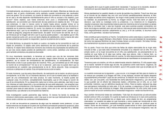 Esto, advirtámoslo, es el esbozo de la estructuración de toda la realidad en lo sucesivo.
Correlativamente, se produce un vuelco en la posición del objeto. Mientras se trata de una
relación real, el seno—tomémoslo como ejemplo—puede considerarse tan cautivador
como se quiera. Por el contrario, en cuanto la madre se convierte en una potencia y como
tal en real y de ella depende manifiestamente para el niño su acceso a los objetos ¿que
ocurre? Estos objetos, que hasta entonces eran pura y simplemente objetos de
satisfacción, se convierten por intervención de esa potencia en objetos de don. Y he aquí
que entonces, ni más ni menos como la madre hasta ahora, pueden entrar en la
connotación presencia-ausencia, como dependientes de ese objeto real que de ahora en
adelante es la potencia materna. En suma, los objetos en el sentido en que nosotros lo
entendemos aquí, que no es metafórico, los objetos que se pueden tomar, poseer—dejo
de lado la pregunta, pregunta de observación, de saber. Si la noción de not-me, de no yo,
se introduce por la imagen del otro o por lo que se puede poseer—, los objetos que el niño
quiere conservar junto a él, ya no son tanto objetos de satisfacción, sino la marca del valor
de esa potencia que puede no responder y que es la potencia de la madre.
En otros términos, la situación ha dado un vuelco—la madre se ha convertido en real y el
objeto en simbólico. El objeto vale como testimonio del don proveniente de la potencia
materna. El objeto tiene desde ese momento dos órdenes de propiedades de satisfacción,
es por dos veces objeto posible de satisfacción—como antes, satisface una necesidad,
pero también simboliza una potencia favorable.
Es muy importante recordarlo, si tenemos en cuenta que una de las nociones más
incómodas de la teoría desde que se convirtió, según cierta fórmula, en psicoanálisis
genético, es la noción de omnipotencia del pensamiento, la omnipotencia. Es fácil
atribuírsela a todo lo que queda lejos de nosotros. Pero ¿es concebible que el niño tenga
la noción de la omnipotencia? Tal vez sí en lo esencial , pero eso no quiere decir que la
omnipotencia en cuestión sea precisamente la de él. Sería absurdo. Esta concepción
conduce a callejones sin salida. Esa omnipotencia es la de la madre.
En este momento, que les estoy describiendo, de realización de la madre, es ella la que es
omnipotente, no el niño. Es un momento decisivo, en el cual la madre pasa a la realidad a
partir de una simbolización del todo arcaica. En este momento, la madre puede dar
cualquier cosa. Es erróneo, completamente impensable, que el niño tenga la noción de
que él es omnipotente. En su desarrollo nada nos lo indica, pero además, casi todo lo que
nos interesa en este desarrollo y los accidentes de que está salpicado, nos enseñan que
esta supuesta omnipotencia y los fracasos con los cuales supuestamente se enfrenta no
cuentan para nada en este asunto. Lo que cuenta, como van a ver, son las carencias, las
decepciones, que afectan a la omnipotencia materna.
Esta investigación puede parecerles algo teórica. Al menos ha tenido la ventaja de
introducir distinciones esenciales y abrir vías que no son las que habitualmente se toman.
Ahora verán a dónde nos conducen inmediatamente.
Así, el niño se encuentra en presencia de algo que ha realizado como potencia. Lo que
hasta entonces se situaba en el plano de la primera connotación presencia-ausencia, pasa
de pronto a un registro distinto y se convierte en algo que puede negarse(14) y detenta
todo aquello de lo que el sujeto puede tener necesidad. Y aunque no lo necesite, desde el
momento en que eso depende de aquella potencia, se convierte en simbólico.
Ahora planteemos la cuestión desde un punto de partida muy distinto. Freud nos dice que
en el mundo de los objetos hay uno con una función paradójicamente decisiva, el falo.
Este objeto se define como imaginario, de ningún modo puede confundirse con el pene en
su realidad, es propiamente su forma, su imagen erecta. Este falo tiene un papel tan
decisivo, que tanto su nostalgia como su presencia, o su instancia en lo imaginario,
resultan al parecer más importantes todavía para los miembros de la humanidad a q uienes
les falta su correlato real, o sea las mujeres, que para quienes pueden consolarse con
tener de él alguna realidad, pero aún así toda su vida sexual esta subordinada al hecho de
que imaginariamente asuman cabalmente su uso y, a fin de cuentas, lo asuman como
lícito, como permitido—es decir los hombres.
Esto constituye para nosotros un hecho. Consideremos sobre esta base a nuestra madre y
nuestro niño, que, según Michael y Alice Balint, forman una sola totalidad de necesidades,
tal como los esposos Mortimer de Jean Cocteau tienen un sólo corazón. De todas formas,
los mantendré en la pizarra como dos círculos exteriores.
Por su parte, Freud nos dice que entre las faltas de objeto esenciales de la mujer esta
incluido el falo, y que esto esta íntimamente vinculado a su relación con el niño. Por una
simple razón—si la mujer encuentra en el niño una satisfacción, es precisamente en la
medida en que halla en él algo que calma, algo que satura, más o menos bien, su
necesidad de falo. Si no tenemos esto en cuenta, no sólo desconocemos la enseñanza de
Freud, sino también fenómenos que constantemente se manifiestan en la experiencia.
Tenemos pues a la madre y al niño en determinada relación dialéctica. El niño espera algo
de la madre, también él recibe algo de ella. No podemos omitir este hecho. Digamos, de
forma aproximada, a la manera de los Balint, que el niño puede creer que es amado por él
mismo.
La cuestión entonces es la siguiente—¿que ocurre, si la imagen del falo para la madre no
se reduce por completo a la imagen del niño, si hay diplopia, división del objeto deseado
supuestamente primordial? Lejos de ser armónica, la relación de la madre con el niño es
doble, con, por una parte, una necesidad de cierta saturación imaginaria y, por otra parte,
lo que pueden ser en efecto las relaciones reales y eficientes con el niño, en un nivel
primordial, instintivo, que en definitiva resulta ser mítico. Para la madre, siempre hay algo
que permanece irreductible en todo esto. A fin de cuentas, si seguimos a Freud, diremos
que el niño como real simboliza la imagen. Más precisamente—el niño como real ocupa
para la madre la función simbólica de su necesidad imaginaria—están los tres términos.
Aquí podrán introducirse todas las variedades. Todo tipo de situaciones ya estructuradas
existen entre el niño y la madre. En cuanto la madre se introduce en lo real como potencia,
se le abre al niño la posibilidad de un objeto que, como objeto de don, es propiamente
intermedio. La cuestión es saber en qué momento y cómo puede ser introducido el niño
directamente en la estructura simbólico-imaginario-real, tal como se produce para la
madre. Dicho de otra manera, ¿en qué momento puede entrar el niño—para asumirla de
una forma, como veremos, más o menos simbolizada—en la situación imaginaria, real, de
 