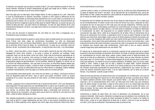 la relación con aquello que es para la madre el falo? ¿En qué momento puede el niño, en
cierta medida, sentirse él mismo desposeído de algo que exige de su madre, al darse
cuenta de que lo amado no es él sino cierta imagen?
Aquí hay algo que va más lejos. Esta imagen fálica, el niño la capta en él, y ahí interviene
lo que es propiamente la relación narcisista. Cuando el niño capta la diferencia de los
sexos, ¿en qué medida se articulará esta experiencia con lo que está a su alcance en la
presencia de la madre y en su acción? ¿Como se inscribe entonces el reconocimiento de
este tercer término imaginario que es el falo para la madre? Más aún, la noción de que a la
madre le falta ese falo, que ella misma es deseante, no sólo de algo distinto de él, sino
simplemente deseante, es decir, que algo hace mella en su potencia, será para el sujeto lo
másdecisivo.
El otro día les anuncié la observación de una fobia en una niña y enseguida voy a
indicarles en que consiste su interés.
Como esto sucede durante la guerra y quien lleva a cabo la observación es una alumna de
Anna Freud, hay toda clase de condiciones favorables. La niña es observada
minuciosamente y por una buena observadora, que no comprende nada, porque la teoría
de la señorita Anna Freud es falsa. En consecuencia, no sale de su asombro ante los
hechos, de ahí la precisión de la observación—lo apunta todo día a día—y su fecundidad.
La niñita —tiene dos años y cinco meses—se ha dado cuenta de que los niños tienen un
hacepipí(15) como diría Juanito, y se pone a actuar en posición de rivalidad. Hace
cualquier cosa con tal de hacer como los niños. Esta niña se encuentra separada de su
madre, no sólo por la guerra, sino porque la madre perdió a su marido al empezar la
guerra. Cuando va a ver a su hija—la presencia-ausencia es regular—se entrega cada vez
a pequeños juegos de aproximación—va de puntillas, destila su llegada. En suma, se ve
su función de madre simbólica. Así que todo va muy bien, la niña tiene objetos reales que
quiere cuando la madre no está y, cuando sí está, la madre desempeña su papel de madre
simbólica. Así, cuando la niñita descubre que los niños tienen un hacepipi, quiere imitarles
y también manipulárselo. Esto da lugar a un drama, pero sin consecuencias.
Si nos plantean esta observación, es a título de una fobia, y en efecto, una buena noche la
niña se despierta presa del terror. Hay un perro que quiere morderla. Como no quiere
quedarse en su cama, hay que ponerla en otra cama, y la fobia evoluciona durante algún
tiempo.
La fobia, ¿aparece tras el descubrimiento de la ausencia del pene? ¿Por que planteamos
esta pregunta? Porque este perro es manifiestamente un perro que muerde y que muerde
en el sexo. Esto lo sabremos si analizamos a la niña, es decir si seguimos y entendemoslo
que cuenta. La primera frase verdaderamente larga y articulada que pronuncia —hay
algún retraso en su evolución—es para decir que el perro le muerde en una pierna al niño
malo, y esto en pleno acting de su fobia.
Ven ustedes igualmente la relación que hay entre la simbolización y el objeto de la fobia.
¿por qué el perro?—luego hablaremos de eso. Pero lo que quiero mostrarles es que el
objeto de la fobia aparece como agente que retira algo cuya ausencia había sido más o
menos admitida en un principio.
¿Vamos acaso a hacer un cortocircuito diciendo que en la fobia se trata simplemente de
un paso al registro de la ley?—es decir, de la intervención de un elemento que, como les
decía hace un rato, posee una potencia, para justificar la ausencia de lo que está ausente,
por el hecho de haber sido mordido, quitado.
El esquema que he tratado de articular hoy va sin duda en esta dirección. Es un salto que
se da constantemente. El señor Jones nos lo dice de forma muy clara—después de todo,
el superyó tal vez no sea para el niño más que una excuse imaginaria, mientras que las
angustias son, ellas si, primordiales, primitivas. En otros términos, la cultura, con todas las
prohibicion que supone, es algo caduco, y en ella viene a cobijarse y a hallar su descanso
lo fundamental, es decir, las angustias en su estado todavía no constituido. En esta
concepción hay algo cierto—este es el mecanismo de la fobia. Pero el mecanismo de la
fobia es el mecanismo de la fobia, y extenderlo como lo hace el señor Pasche al final del
artículo que mencioné, para llegar a decir que en el fondo explica el instinto de muerte, por
ejemplo, o que las imagenes del sueño son sólo cierta forma que tiene el sujeto de vestir
sus angustias, como quien dice personalizarlas, todo ello es volver a la misma idea, o sea
al desconocimiento del orden simbólico, que sería tan sólo una especie de revestimiento y
un pretexto que recubre algo más fundamental. ¿Será esto lo que yo quiero decirles
cuando traigo aquí esta observación de una fobia?. No.
El interés de la observación está en la indicación precisa de las ausencias de la madre
durante el mes que precede a la eclosión de la fobia. Sin duda, el tiempo que tarda la fobia
en manifestarse es mucho más largo, pasan cuatro meses entre el descubrimiento por
parte de la niña de su afalicismo y la eclosión de la fobia, pero en ese intervalo ha tenido
que pasar algo. En primer lugar, la madre había dejado de acudir porque estuvo enferma y
hubo que operarla. La madre no es ya la madre simbólica, ha faltado, pero no ocurre nada.
Vuelve a venir, vuelve a jugar con su hija y todavía no pasa nada. Vuelve entonces
apoyándose en un bastón, débil, ya no tiene ni la misma presencia ni la misma alegría, ni
las mismas relaciones semanales de aproximación y alejamiento que hacen de ella un
punto de amarre suficiente para la niña. Y es en este momento, por lo tanto en el tercer
tiempo, muy distante, cuando surge la fobia.
Descubrimos así gracias a la observación que no ha bastado con el afalicismo, sino que se
requería aún esta segunda ruptura en el ritmo alternado de las idas y venidas de la madre.
La madre aparece primero como alguien que podría faltar, y su falta se inscribe en la
reacción y en el comportamiento de la niña—la niña esta muy triste, hay que animarla,
pero de todos modos no hay fobia. Luego la niña vuelve a ver a su madre bajo esa forma
débil, con un bastón, enferma, cansada—al día siguiente surge el sueño del perro y la
fobia se instala. No hay nada más significativo y paradójico en la observación, salvo otro
punto que les comentaré.
Volveremos a hablar de esta fobia, de como la abordaron los terapeutas, de lo que
creyeron entender. Sólo quiero indicarles la pregunta que se plantea si se consideran los
antecedentes de la fobia. ¿Cuando se hace necesaria la fobia? En cuanto a la madre le
falta el falo. ¿Que es lo que determina la fobia por lo tanto? ¿Que es lo que se equilibra
con ella? ¿Por qué es suficiente? Abordaremos esto la próxima vez.
 