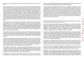 perversión, al mismo tiempo se mantiene, esta incluido, pero bajo la forma de un puro
signo.
¿Es acaso algo distinto lo que encontramos en la perversión? Represéntense ustedes
ahora lo que saben por ejemplo del fetiche, explicable, les dicen, por ese más allá nunca
visto, y con razón —el pene de la madre fálica. Resulta, las más de las veces tras un breve
esfuerzo analítico, que esta vinculado para el sujeto, al menos en los recuerdos que aún le
son accesibles, con una situación precisa —el niño se detiene en su observación en el
borde del vestido de la madre. Ven ustedes aquí una notable pugna entre la estructura y lo
que puede llamarse el recuerdo encubridor, es decir, el momento en que se detiene la
cadena de la memoria. Se detiene en efecto al borde del vestido de la madre, no más
arriba del tobillo, donde esta el zapato, y por eso el zapato puede, al menos en ciertos
casos particulares pero ejemplares, desempeñar la función de sustituto de lo que no se ve
pero está articulado, formulado, para el sujeto, como si la madre lo poseyera realmente, o
sea el falo, imaginario sin duda, pero esencial para su fundación simbólica como madre
fálica.
Con el fantasma, nos encontramos ante algo semejante, que fija, reduce al estado de lo
instantáneo el curva de la memoria, detenido así en aquel punto llamado recuerdo
pantalla. Piensen en un movimiento cinematográfico que se desarrolla rápidamente y se
detiene de pronto en un punto, inmovilizando a todos los personajes. Esta instantaneidad
es carácterística de la reducción de la escena plena, significante, articulada entre sujeto y
sujeto, a lo que se inmoviliza en el fantasma, quedando este cargado con todos los valores
eróticos incluidos en lo que esa escena había expresado —ahora es su testimonio y su
soporte, el ultimo soporte que queda.
Aquí es palpable como se forma lo que podemos llamar el molde de la perversión, o sea la
valorización de la imagen. Se trata de la imagen como ultimo testimonio privilegiado de
algo que, en el inconsciente, debe ser articulado, y vuelto a poner en juego en la dialéctica
de la transferencia, o sea que debe recobrar sus dimensiones en el interior del diálogo
analítico.
La dimensión imaginaria se muestra pues predominante siempre que se trata de una
perversión. Esta relación imaginaria esta a medio camino de lo que se produce entre el
sujeto y el Otro, o más exactamente, algo del sujeto que aún no se ha situado en el Otro,
por estar, precisamente, reprimido. Se trata de una palabra que es ciertamente del sujeto,
pero al ser. por su naturaleza de palabra, un mensaje que el sujeto debe recibir del Otro en
forma invertida, también puede permanecer en el Otro y constituir lo reprimido y el
inconsciente, instaurando así una relación posible, pero no realizada.
Decir posible no es decirlo todo —debe haber también alguna imposibilidad, de otro modo
no estarla reprimido. Precisamente por esa imposibilidad que existe en las situaciones
ordinarias, se requieren todos los artificios de la transferencia para hacer que pueda pasar
de nuevo, para hacer formulable lo que debe comunicarse del Otro, el Otro con
mayúsculas, al sujeto, si es que el yo (moi) del sujeto llega a ser.
Esta indicación nos la da el análisis freudiano de la forma más clara, y en su articulación
va todavía mucho más lejos que esto que ahora les digo. En esta ocasión, Freud indica
muy bien que el problema de la constitución de toda perversión debe abordarse a partir del
Edipo, a través de los avatares, la aventura, la revolución del Edipo.
Es asombroso que se haya podido pensar siquiera en comprender la fórmula de Freud
—la perversión es el negativo de la neurosis— como pretende su traducción en cierto
modo popular. La perversión sería entonces una pulsión no elaborada por el mecanismo
edípico y neurótico, algo que sobrevive pura y simplemente, la persistencia de una pulsión
parcial irreductible. Por el contrario, en este artículo primordial y en muchos otros lugares,
Freud indica de sobra que ninguna estructuración perversa, por primitiva que la
supongamos—al menos las que llegan a nuestro conocimiento como analistas—, puede
articularse sino como un medio, un a pieza , un elemento de algo, a fin de cuentas, sólo
concebible, comprensible, articulable. En, para y por medio del proceso, la organización ,
la articulación, del complejo de Edipo.
2
Ahora trataremos de inscribir el caso del otro día, el de la joven homosexual, en nuestro
esquema de la relación cruzada del sujeto con el Otro.
En el eje S-A debe revelarse, debe establecerse la significación simbólica, toda la génesis
actual del sujeto. Por otra parte, la interposición imaginaria a-a' es donde el sujeto
encuentra su condición, su estructura, de objeto, que el mismo reconoce a este título,
instalada en una cierta yoidad con respecto a los objetos que le resultan inmediatamente
atrayentes y corresponden a su deseo, en la medida de su implicación en los carriles
imaginarios constituidos por lo que se llaman sus fijaciones libidinales.
Aunque hoy no llevaremos hasta el final este ejercicio, tratemos de resumirlo. Pueden
distinguirse cinco tiempos en los fenómenos mayores de la instauración de esta perversión
—no importa si la consideramos fundamental o adquirida. En este caso, sabemos cuando
se insinuó, cuando se estableció y luego cuando se precipitó, tenemos sus mecanismos y
tenemos su punto de partida. Se trata de una perversión de constitución tardía, lo que no
significa que no tuviera sus premisas en fenómenos primordiales. Tratemos de entender
los caminos que el propio Freud desbrozó.
Empecemos por un estado que es primordial. En el momento de la pubertad, hacia los
trece o catorce años, esta joven adore a un objeto, a un niño que cuida y con quien esta
unida por vínculos afectivos. Se muestra así a los ojos de todos particularmente bien
orientada en la dirección que esperan, la vocación típica de la mujer, o sea la maternidad.
A partir de esta base, se produce luego algo que ocasiona en ella como un giro en
redondo y la lleva a interesarse por objetos de amor marcados por el signo de la
feminidad. Se trata de mujeres en situación más o menos materna, neomaternizante.
Finalmente, se verá llevada a una pasión, calificada literalmente de devoradora, por
aquella persona a quien nos designan como la dama, y no sin razón. A esta dama, la trata
en efecto en un estilo altamente elaborado de las relaciones caballerescas y propiamente
masculinas, una pasión que se entrega sin exigencia, ni deseo, ni esperanza siquiera de
reciprocidad, como un don, proyectándose el amante más allá de cualquier manifestación
 