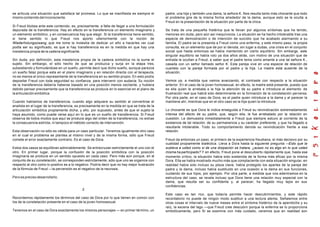 se articula una situación que satisface tal promesa. Lo que se manifiesta es siempre el
mismo contenido del inconsciente.
Si Freud titubea ante este contenido, es, precisamente, a falta de llegar a una formulación
depurada de la transferencia. Hay en efecto en la transferencia un elemento imaginario y
un elemento simbólico, y en consecuencia hay que elegir. Si la transferencia tiene sentido,
si tiene sentido lo que Freud nos aporto ulteriormente con la noción de
Wiederholungszwang, que me tome la molestia de dedicar un año a hacerles ver cual
podla ser su significado, es que si hay transferencia es en la medida en que hay una
insistencia propia de la cadena significante.
Sin duda, por definición, esta insistencia propia de la cadena simbólica no la sume el
sujeto. Sin embargo, el sólo hecho de que se produzca y surja en la etapa tres,
subsistiendo y formulándose en un sueño, permite decir que dicho sueño, aunque parezca
un sueño falaz porque esta en el plano imaginario y en relación directa con el terapeuta,
no es menos el único representante de la transferencia en su sentido propio. En esto podía
depositar Freud con toda seguridad su confianza, para intervenir con audacia. Su noción
de la transferencia debería haberse basado en una posición menos oscilante, y hubiera
debido pensar precisamente que la transferencia se produce en lo esencial en el plano de
laarticulaciónsimbólica.
Cuando habíamos de transferencia, cuando algo adquiere su sentido al convertirse el
analista en el lugar de la transferencia, es precisamente en la medida en que se trata de la
articulación simbólica propiamente dicha, y ello, por supuesto, antes de que el sujeto la
haya asumido, como puede verse aquí en lo que es un sueño de transferencia. Si Freud
observa de todos modos que aquí se produce algo del orden de la transferencia, no extrae
la consecuencia estricta, ni tampoco el método correcto de intervención.
Esta observación no sólo es válida para un caso particular. Tenemos igualmente otro caso
en el cual el problema se plantea al mismo nivel y de la misma forma, sólo que Freud
comete el error exactamente contrario. Es el caso de Dora.
Estos dos casos se equilibran admirablemente. Se entrecruzan estrictamente el uno con el
otro. En primer lugar, porque la confusión de la posición simbólica con la posición
imaginaria se produce en un sentido opuesto en cada caso. Pero más aún porque, en el
conjunto de su constelación, se corresponden estrictamente, sólo que uno se organice con
respecto al otro como lo positivo es a lo negativo. Podría decir que no hay mejor ilustración
de la fórmula de Freud —la perversión es el negativo de la neurosis.
Pero es preciso desarrollarlo.
2
Recordemos rápidamente los términos del caso de Dora por lo que tienen en común con
los de la constelación presente en el caso de la joven homosexual.
Tenemos en el caso de Dora exactamente los mismos personajes — en primer término, un
padre, una hija y también una dama, la señora K. Nos resulta tanto más chocante que todo
el problema gire de la misma forma alrededor de la dama, aunque esto se le oculta a
Freud en la presentación de la situación por parte de la chica.
Se trata de una pequeña histérica que le llevan por algunos síntomas que ha tenido,
menores sin duda, pero aún así inequívocos. La situación se ha hecho intolerable tras una
especie de demostración o de intención de suicidio que ha acabado alarmando a su
familia. El padre se la presenta a Freud como una enferma, y este mismo paso, la propia
consulta, es un elemento que de por sí denota, sin lugar a dudas, una crisis en el conjunto
social que hasta entonces se había mantenido en cierto equilibrio. Sin embargo, este
singular equilibrio se había roto ya dos años atrás, con motivo de una situación que de
entrada le ocultan a Freud, a saber que el padre tema como amante a una tal señora K.,
casada con un señor llamado señor K. Esta pareja vive en una especie de relación de
cuarteto con la pareja formada por el padre y la hija. La madre está ausente de la
situación.
Vemos ya, a medida que vamos avanzando, el contraste con respecto a la situación
anterior. En el caso de la joven homosexual, en efecto, la madre está presente, puesto que
es ella quien le arrebata a la hija la atención de su padre e introduce el elemento de
frustración real que habrá sido determinante en la formación de la constelación perversa.
Por otra parte, en el caso de Dora, es el padre quien introduce a la dama y al parecer la
mantiene ahí, mientras que en el otro caso es la hija quien la introduce.
Lo chocante es que Dora le indica enseguida a Freud su reivindicación extremadamente
intensa del afecto de su padre, que, según ella, le fue arrebatado por la relación en
cuestión. Le demuestra inmediatamente a Freud que siempre estuvo al corriente de la
existencia de tal relación, de su permanencia y su carácter preferente, y que ha llegado a
resultarle intolerable. Todo su comportamiento denota su reivindicación frente a esa
relación.
Freud da entonces un paso, el primero de la experiencia freudiana, el más decisivo por su
cualidad propiamente dialéctica. Lleva a Dora hasta la siguiente pregunta —Esto que la
subleva a usted como si de una disipación se tratara, ¿acaso no es algo en lo que usted
misma ha participado? Y en efecto, Freud pone al descubierto rápidamente que, hasta ese
momento crítico, la situación había sido sostenida de la forma más eficaz por la misma
Dora. Ella se había mostrado mucho más que complaciente con esta situación singular, en
realidad había sido incluso su pieza clave, había protegido los apartes de la pareja del
padre y la dama, incluso había sustituido en una ocasión a la dama en sus funciones,
cuidando de sus hijos, por ejemplo. Por otra parte, a medida que nos adentramos en la
estructura del caso, se revela incluso que Dora tiene una relación muy especial con la
dama, que resulta ser su confidente y, al parecer, ha llegado muy lejos en sus
confidencias.
Este caso es tan rico, que todavía permite hacer descubrimientos, y este rápido
recordatorio no puede de ningún modo sustituir a una lectura atenta. Señalemos entre
otras cosas el intervalo de nueve meses entre el síntoma histérico de la apendicitis y su
raíz, la escena del lago —que Freud cree descubrir porque la enferma se lo proporciona
simbólicamente, pero Si se examine con más cuidado, veremos que en realidad son
 