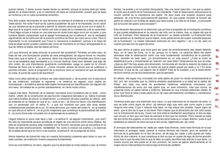 quince meses. Y estos quince meses tienen su sentido, porque el quince está por todas
partes en la observación, y es un elemento útil para su comprensión, puesto que se basa
en números y en un valor puramente simbólico.
Hoy sólo puedo recordarles en que términos se plantea el problema a lo largo de toda la
observación. Sin duda Freud se da cuenta a posteriori de que si ha fracasado, es en razón
de una resistencia de la paciente a admitir la relación amorosa que la une con el señor K.,
algo que él le sugirió como un hecho con todo el peso de su insistencia y de su autoridad.
Freud llega incluso a indicar en una nota que sin duda hubo algún error por su parte, y que
hubiera debido comprender que el apego homosexual por la señora K. era la verdadera
significación de la institución de la posición primitiva de Dora, así como de su crisis. Pero lo
importante no es únicamente que Freud lo reconozca a posterior), porque a lo largo de
toda la observación pueden ustedes leer como se mantiene en la mayor ambigüedad en lo
que se refiere al objeto real del deseo de Dora.
¿En que términos se debe articular la posición del problema? También en este caso, se
trata de dar una formulación posible de esta ambigüedad, de alguna forma no resuelta.
Esta claro que el señor K., su persona, tiene una importancia primordial para Dora y que
con el se establece algo semejante a un vínculo libidinal. Esta claro también que algo de
otro orden, de una importancia igualmente considerable, juega un papel en el vínculo
libidinal de Dora con la señora K. ¿Cómo concebir ambos de forma que se justifique y
permita concebir, tanto la progresión de la aventura como el momento en que se detiene,
su crisis, el punto de ruptura del equilibrio?
Hace cinco años abordé por primera vez esta observación y, de acuerdo con la estructura
de las histéricas, indicaba lo siguiente —la histérica es alguien cuyo objeto es
homosexual— la histérica aborda este objeto homosexual por identificación con alguien del
otro sexo. Se trataba de un primer planteamiento, en cierto modo clínico.
Llegué más lejos. Partiendo de la relación narcisista como fundadora del yo (moi) , como
matriz, Urbild, de la constitución de esa función imaginaria llamada el yo, había mostrado
que había huellas de ella en la observación. La situación de esta cuadrilla, en efecto, sólo
se entiende en la medida en que el yo —solo el yo— de Dora ha hecho una identificación
con un personaje viril, el señor K., y que los hombres son para ella otras tantas
cristalizaciones posibles de su yo. En otros términos, por medio del señor K., en la medida
en que ella es el señor K., en el punto imaginario que constituye la personalidad del señor
K., es como Dora esta vinculada con el personaje de la señora K.
Llegué todavía un poco más lejos y dije —la señora K. es alguien importante, ¿por qué?
No sólo es importante porque constituye el objeto de una elección entre otros objetos. No
sólo es importante porque esta investida con la función narcisista que se encuentra en el
fondo de todo enamoramiento, Verliebtheit. No, como lo indican los sueños, y lo esencial
de la observación gira en torno a los sueños, la señora K. es la pregunta de Dora.
Ahora tratemos de transcribir esto en nuestra formulación presente para situar lo que, en
este cuarteto, se ordena en nuestro esquema fundamental.
Dora es una histérica, es decir, alguien que ha alcanzado la crisis edípica y que, al mismo
tiempo, ha podido y no ha podido franquearla. Hay una razón para ello —es que su padre,
al revés que el padre de la homosexual, es impotente. Toda la observación descansa en la
noción central de la impotencia del padre. He aquí pues una ocasión propicia para
destacar, de una forma particularmente ejemplar, en que puede consistir la función del
padre en relación con la falta de objeto que hace entrar a la niña en el Edipo. ¿Cual puede
ser la función del padre como donador?
Esta situación descansa en la distinción que ya hice a propósito de la frustración primitiva,
la que puede establecerse en la relación del niño con la madre. Hay un objeto del que el
niño es frustrado. Pero después de la frustración, su deseo subsiste. La frustración sólo
tiene sentido en la medida en que el objeto, como pertenencia del sujeto, subsiste después
de la frustración. La madre interviene entonces en otro registro— da o no da, pero en
cuanto que ese don es signo de amor.
He aquí ahora al padre, que sirve para ser quien da simbólicamente ese objeto faltante.
Aquí, en el caso de Dora, no lo da, porque no lo tiene. La carencia fálica del padre
atraviesa toda la observación como una nota fundamental, constitutiva de la posición.
Pero, también en este caso, ¿lo encontramos en un sólo plano? ¿Toda la crisis se
establecerá pura y simplemente en relación con esta falta? Observemos de que se trata.
¿Que es dar? No hay acaso otra dimensión, introducida ahí donde la relación de objeto es
elevada al grado simbólico por el hecho de que el objeto puede ser dado o no ? En otros
términos, lo que se da, ¿es alguna vez el objeto? Esta es la cuestión, y en la observación
de Dora vemos uno de sus desenlaces, que es ejemplar.
En efecto, ella sigue muy vinculada con este padre de quien no recibe simbólicamente el
don viril, tan vinculada que su historia empieza exactamente a la edad de la salida del
Edipo, con toda una serie de accidentes histéricos netamente vinculados con
manifestaciones de amor por ese padre que, en este momento, más que nunca, se
presenta como un padre herido y enfermo, afectado en sus mismas potencies vitales. El
amor que Dora le tiene a este padre es en tal caso estrictamente correlativo y coextensivo
de su disminución.
Tenemos pues aquí una distinción muy clara. Lo que interviene en la relación de amor, lo
que se pide como signo de amor, es siempre algo que sólo vale como signo y como
ninguna otra cosa. O por ir todavía más lejos, no hay mayor don posible, mayor signo de
amor, que el don de lo que no se tiene. Pero nótese que la dimensión del don sólo existe
con la introducción de la ley. Como nos dice toda la meditación sociológica, el don es algo
que circula, el don que uno hace es siempre el don que ha recibido. Pero cuando se trata
del don entre dos sujetos, el ciclo de los dones tiene todavía un origen distinto, pues lo que
establece la relación de amor es que el don se da, digámoslo así, por nada.
El principio del intercambio es nada por nada. Esta fórmula, como toda fórmula en la que
interviene el ambigüo nada, parece la misma fórmula del interés, pero es también la
fórmula de la gratuidad. En el don de amor, se da algo por nada, y sólo puede ser nada.
Dicho de otra manera, lo que constituye el don es que un sujeto da algo de forma gratuita,
pues tras lo que da esta todo lo que le falta, el sujeto sacrifica más allá de lo que tiene. Lo
mismo ocurre por otra parte en el don primitivo, tal como se ejerce efectivamente en el
origen de los intercambios humanos bajo la forma del potlatch.
 