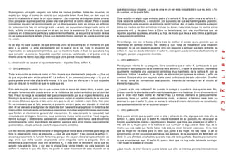Supongamos un sujeto cargado con todos los bienes posibles, todas las riquezas, un
sujeto que tenga el colmo de todo lo que se pueda tener. Pues bien, un don suyo no
tendría en absoluto el valor de un signo de amor. Los creyentes se imaginan poder amar a
Dios porque se supone que Dios posee una total plenitud, el colmo del ser. Pero si puede
concebirse siquiera tal reconocimiento por un dios que sena todo, es porque en el fondo
de toda creencia hay sin embargo esto —a este ser supuestamente pensado como un
todo, le falta sin duda lo principal en el ser, es decir la existencia. En el fondo de toda
creencia en el dios como perfecta y totalmente munificente, se encuentra la noción de ese
no se qué que siempre le falta y hace que de todos modos siempre se pueda suponer que
no existe.
Si de algo no cabe duda es de que entonces Dora se encuentra en el momento en que
ama a su padre. Lo ama precisamente por lo que el no le da. Toda la situación es
impensable sin esta posición primitiva, que se mantiene hasta el final. Lo que ahora hay
que concebir es como se ha podido soportar, como se ha tolerado, si el padre, ante la
misma Dora, ha hecho algo, algo distinto y que Dora parece incluso haber inducido.
La observación se basa en el siguiente ternario —el padre, Dora, señora K.
(24) gráfico(25)
Toda la situación se instaura como si Dora tuviera que plantearse la pregunta —¿Qué es
lo que mi padre ama en la señora K? La señora K. se presenta como algo a lo que el
padre puede amar más allá de ella misma. A lo que Dora se aferra, es a lo que su padre
ama en otra, en la medida en que no sabe que es.
Esto esta muy de acuerdo con lo que supone toda la teoría del objeto fálico, a saber, que
el sujeto femenino sólo puede entrar en la dialéctica del orden simbólico por el don del
falo. Freud no niega la necesidad real que corresponde de por sí al órgano femenino, a la
fisiología de la mujer, pero nunca puede intervenir así en el establecimiento de la posición
de deseo. El deseo apunta al falo como don, que ha de ser recibido a este título. Con este
fin es necesario que el falo, ausente, o presente en otra parte, sea elevado al nivel del
don. Al ser elevado a la dignidad de objeto de don, hace entrar al sujeto en la dialéctica del
intercambio, normalizando así todas sus posiciones, incluidas las prohibiciones esenciales
que fundan el movimiento general del intercambio. En este contexto la necesidad real
vinculada con el órgano femenino, cuya existencia nunca se le ocurrió a Freud negarla,
tendrá su lugar y obtendrá su satisfacción accesoriamente, pero nunca será discernido
simbólicamente como algo dotado de sentido, siempre será en sí mismo esencialmente
problemático, situado antes de cierto franqueamiento simbólico.
De eso se trata precisamente durante el despliegue de todos esos síntomas y a lo largo de
toda la observación. Dora se pregunta —¿Qué es una mujer? Y eso porque la señora K.
encarna propiamente la función femenina, porque ella es para Dora la representación de
algo en lo que dicha función se proyecta como pregunta, como la pregunta. Dora se
encamina a una relación dual con la señora K., o más bien la señora K. es lo que es
amado más allá de Dora, y por eso la propia Dora siente interés por esta posición. La
señora K. realice lo que ella, Dora, no puede ni saber ni conocer de esta situación en la
que ella consigue alojarse. Lo que se ama en un ser esta más allá de lo que es, esta, a fin
de cuentas, en lo que le falta.
Dora se sitúa en algún lugar entre su padre y la señora K. Si su padre ama a la señora K.,
Dora se siente satisfecha, a condición, por supuesto, de que se mantenga esta posición.
Por otra parte, esta situación se simboliza de mil formas. Así, el padre impotente suple por
todos los medios del don simbólico, incluso los dones materiales, lo que no realice como
presencia viril, y de paso hace a Dora su beneficiaria, con una munificencia que se
reparten a partes iguales su amante y su hija, de modo que lleva a esta última a participar
enesaposiciónsimbólica.
Sin embargo, con eso no basta, y Dora trata de restituir el acceso a una posición que se
manifiesta en sentido inverso. Me refiero a que trata de restablecer una situación
triangular, no ya con respecto al padre, sino con respecto a la mujer que tiene enfrente, la
señora K. Aquí es donde interviene el señor K., con quien puede cerrarse efectivamente el
triángulo, pero en una posición invertida.
(26) gráfico(27)
Por el propio interés de su pregunta, Dora considera que el señor K. participa de lo que
simboliza el lado pregunta de la presencia de la señora K, a saber la adoración, expresada
igualmente mediante una asociación simbólica muy manifiesta de la señora K. con la
Madonna Sixtina. La señora K. es objeto de adoración por quienes la rodean y, a fin de
cuentas, Dora se sitúa con respecto a ella como participando de esta adoración. El señor
K. es su forma de normativizar esa posición, tratando de reintegrar en el circuito al
elementomasculino.
¿Cuando le da una bofetada? No cuando la corteja o cuando le dice que la ama. No,
incluso cuando la aborda de una forma intolerable para una histérica. Es en el momento en
que le dice —Ich habe nichts an me'ner Frau. La fórmula alemana es particularmente
expresiva, tiene un sentido particularmente vivido, si demos al término nada todo su
alcance. Lo que el señor K., dice, en suma, lo retira a él mismo del circuito así constituido,
que queda establecido así en su orden propio—
(28) gráfico(29)
Dora puede admitir que su padre ame en ella, y a través de ella, algo que está más allá, la
señora K., pero para que el señor K. resulte tolerable en su posición, ha de ocupar la
función exactamente inversa y equilibradora. A saber, que Dora sea amada por el señor K.
más allá de su mujer, pero en la medida en que su mujer es algo para el. Este algo, es lo
mismo que esa nada que ha de haber más allá, es decir, Dora en este caso. El no dice
que su mujer no es nada para el, dice que, junto a su mujer, no hay nada. El an lo
encontramos en mil locuciones alemánas, por ejemplo, en la expresion Es fehlt item an
Geld. Es una afinidad, un añadido, que esta más allá de lo que falta. Es esto precisamente
lo que encontramos aquí. El señor K. quiere decir que no hay nada detrás de su mujer
—Mi mujer no está en el circuito.
¿Que resulta de ello? Dora no puede tolerar que sólo se interesa por ella interesándose
 