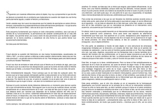 Siguiendo con nuestras reflexiones sobre el objeto, hoy voy a proponerles lo que de ello
se deduce a propósito de un problema que materializa la cuestión del objeto de una forma
particularmente aguda, a saber el fetiche y el fetichismo.
Verán ustedes aquí de nuevo los esquemas que he tratado de aportarles en estos últimos
tiempos, expresados muy especialmente en estas afirmaciones pardójicas —lo que se ama
en el objeto es lo que le falta— sólo se da lo que no se tiene.
Este esquema fundamental que implica en todo intercambio simbólico, sea cual sea el
sentido de su funcionamiento, la permanencia del carácter constituyente de un más allá
del objeto, nos permite tener una nueva visión de esa perversión que ha tenido un papel
ejemplar en la teoría analítica, y establecer de otra forma lo que podría llamar sus
ecuacionesfundamentales.
Se trata pues del fetichismo.
1
Freud aborda la cuestión del fetichismo en dos textos fundamentales, escalonados de
1904 a 1927, y si otros vuelven a referirse a esta cuestión ulteriormente, estos dos son los
más preciosos —el párrafo sobre el fetichismo en los Tres ensayos para una teoría sexual
y el artículo titulado Fetichismo.
Freud nos dice de entrada en este artículo que el fetiche es el símbolo de algo, pero que
sin duda lo que va a decirnos nos decepcionará, pues se ha dicho de todo sobre el fetiche
desde que se habla, y el propio Freud habla, del análisis. Se trata, una vez más, del pene.
Pero inmediatamente después, Freud subraya que no se trata de cualquier pene. No
parece que se le haya sacado demasiado partido a esta precisión en su fondo estructural,
o sea en las suposiciones fundamentales que implica si se lee por primera vez sin
prejuicios. Por decirlo de una vez, el pene en cuestión no es el pene real, sino el pene en
la medida en que la mujer lo tiene —es decir en la medida en que no lo tiene
Subrayo el punto oscilante donde debemos detenernos un momento para darnos cuenta
de lo que normalmente se elude. Para alguien que no se sirva de nuestras claves, se trata
simplemente de un desconocimiento de lo real —se trata del falo que la mujer no tiene y
que debería tener por razones que dependen de la dudosa relación del niño con la
realidad. Esta es la vía común, sostenida habitualmente en todo tipo de especulaciones
sobre el futuro, el desarrollo y las crisis del fetichismo, y como he podido verificar con una
amplia lectura de todo lo que se ha escrito sobre el fetichismo, conduce a toda clase de
callejonessinsalida
Como siempre, me esforzaré por no extenderme demasiado en esa selva de la literatura
analítica. En verdad, se trata aquí de un tema que exigiría, para tratarlo eficazmente, no ya
horas, sino una historia detallada, porque nada hay tan delicado, incluso pesado, como
situar el punto preciso donde una materia se escabulle al evitar el autor el punto crucial de
una distinción. Les daré pues aquí, en una parte de lo que voy a exponerles, el resultado
más o menos decantado de mis lecturas, pidiéndoles que me sigan.
Para evitar las errancias a las que se ven llevados los distintos autores durante anos si
evitan este punto, para situar de forma adecuada lo que esta en juego, el nervio diferencial
es el siguiente —no se trata en absoluto de un falo real que, como real, exista o no exista,
sino de un falo simbólico que por su naturaleza se presenta en el intercambio como
ausencia, una ausencia que funciona en cuanto tal.
En efecto, todo lo que se puede transmitir en el intercambio simbólico es siempre algo que
es tanto ausencia como presencia. Sirve para tener esa especie de alternancia
fundamental que hace que, tras aparecer en un punto, desaparezca para reaparecer en
otro. Dicho de otra manera, circula dejando tras de sí el signo de su ausencia en el lugar
de donde proviene. En otros términos todavía, el falo en cuestión, lo reconocemos
enseguida —es un objeto simbólico.
Por otra parte, se establece a través de este objeto un ciclo estructural de amenazas
imaginarias limitadas por la dirección y el empleo del falo real. Este es el sentido del
complejo de castración, y así es como el hombre queda prendido en el. Pero hay también
otro uso, que esta, digamos, escondido por los fantasmas más o menos temibles de la
relación del hombre con las prohibiciones, en lo que en estas concierne al uso del falo
—se trata de la función simbólica del falo. La diferenciación simbólica de los sexos se
instaura porque el falo está o no está, y sólo en función de que está o no está.
Este falo, la mujer no lo tiene, simbólicamente. Pero no tener el falo simbólicamente es
participar de él a título de ausencia, así pues es tenerlo de algún modo. El falo siempre
esta más allá de toda relación entre el hombre y la mujer. Puede ser alguna vez objeto de
una nostalgia imaginaria por parte de la mujer, puesto que ella sólo tiene un falo
pequeñito. Pero este falo que puede sentir como insuficiente no es el único que interviene
en su caso, pues al estar implicada en la relación intersubjetiva, para el hombre hay, más
allá de ella misma, el falo que ella no tiene, es decir, el falo simbólico, que existe ahí como
ausencia. Esto es del todo independiente de la inferioridad que ella pueda sentir en el
plano imaginario, debido a su participación real e n el falo.
Este pene simbólico, que el otro día situaba yo en el esquema de la homosexual,
desempeña una función esencial en la entrada de la niña en el intercambio simbólico.
Porque la niña no tiene este falo, es decir también porque lo tiene en el plano simbólico,
porque entra en la dialéctica simbólica de tener o de no tener el falo, así es como entra en
esa relación ordenada y simbolizada que es la diferenciación de los sexos, relación
interhumana asumida, disciplinada, tipificada, ordenada, objeto de prohibiciones, marcada,
por ejemplo, por la estructura fundamental de la ley del incesto. Esto es lo que quiere decir
Freud cuando escribe que la niña entra en el complejo de Edipo por medio de lo que el
llama la idea de la castración —precisamente esta, que ella no tiene el falo, pero no lo
tiene simbólicamente, de modo que puede tenerlo— mientras que el niño, así es como
sale.
 