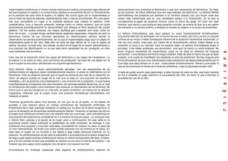 impermeable contiene por sí mismo ciertas relaciones e indica una posición algo distinta de
las que suponen el zapato o el corset Estos objetos se encuentran de por sl, directamente,
en la posición del velo entre el sujeto y el objeto. No ocurre igual con el impermeable,ni
con el resto de tipos de fetiches vestimentarios más o menos envolventes. Por otra parte,
hay que concederle un lugar a la cualidad especial que implica el plástico. Esta
carácterística, muy a menudo presente, alberga como un último misterio, que sin duda
esclarecerla psicológicamente la sensorialidad que alberga el facto especial del propio
plástico. Tal vez pueda tomarse, con mayor facilidad que cualquier otra cosa, como un
forro de la piel , o quizás tenga carácterísticas aislantes especiales. Dejando de lado la
estructura misma de los informes aportados en determinados centros donde la
observación se plantea analíticamente, se ve que el impermeable juega aquí un papel no
exactamente igual al del velo. Mas bien se trata de algo detrás de lo cual el sujeto se
centra. Se sitúa, no ante velo, sino detrás, es decir en el lugar de la madre, adhiriéndose a
una posición de identificación en la que esta tiene necesidad de ser protegida, en este
caso mediante una envoltura.
Esto nos da la transición entre los casos de fetichismo y los casos de travestismo. La
envoltura no es como el velo, sino una forma de protección. Se trata de una égida con la
que el sujeto se envuelve, identificado con el personaje femenino.
Otra relación típica, a veces particularmente ejemplar, son las explosiones de un
exhibicionismo en algunos casos verdaderamente reactivo, a veces en alternancia con el
fetichismo. Esto se observa siempre que el sujeto se esfuerza por salir de su laberinto en
razón de alguna puesta en juego de lo real que le deja en una posición de equilibrio
inestable, y ahí se produce una cristalización o una inversión de su posición. Lo que ilustra
manifiestamente el esquema del caso freudiano de homosexualidad femenina, en el cual
la introducción del padre como elemento real produce un intercambio de los términos, de
forma que lo que se situaba en un más allá, el padre simbólico, se implica en la relación
imaginaria, mientras que el sujeto tome una posición homosexual demostrativa con
respecto al padre.
Tenemos igualmente casos muy bonitos, en los que se ve al sujeto, si ha tratado de
acceder a una relación plena en ciertas condiciones de realización artificiales, de
forzamiento de lo real, expresar mediante un acting out, es decir en el plano imaginario, lo
que en la situación se encontraba simbólicamente latente. Tenemos un ejemplo de ello en
el sujeto que intenta por primera vez una relación real con una mujer, pero colocándose en
esa posición de experiencia consistente en ir a mostrar de que es capaz. Lo consigue más
o menos bien, gracias a la ayuda de la mujer, pero a continuación, sin que nada en el
permitiera prever hasta entonces la posibilidad de tales síntomas, se entrega a una
exhibición muy singular y muy bien calculada, consistente en mostrar su sexo al paso de
un tren internacional, de modo que nadie puede pescarle con las manos en la mesa. En
este caso el sujeto se vio forzado a dar salida a algo hasta entonces implícito en su
posición. Su exhibicionismo es tan sólo la expresión o la proyección en el plano imaginario
de algo cuyas repercusiones simbólicas el mismo no había comprendido del todo, a saber,
que a fin de cuentas el acto que acababa de realizar no era sino el intento de mostrar —de
mostrar que era capaz como cualquier otro de tener una relación normal.
Encontramos en diversas ocasiones esta especie de exhibicionismo reactivo en
observaciones muy próximas al fetichismo o que son claramente de fetichismo. Se trata,
es de suponer, de actos delictivos que son equivalentes del fetichismo. La señora Melitta
Schmideberg nos presenta por ejemplo a un hombre casado con una mujer unas dos
veces más voluminosa que el, una verdadera pareja a lo Dubout(32), en la que le
correspondía el papel de ubuesca víctima, como un burro de carga. Un buen día. este
hombre, que hacía lo que podía en esa situación horrible, se entera de que va a ser padre.
Se precipita a un parque publico y empieza a mostrar su órgano a un grupo de jovencitas.
La señora Schmideberg, que aquí parece un poco excesivamente annafreudiana,
encuentra todo tipo de analogías con el hecho de que el padre del chico ya era un poquito
víctima de su mujer y habla conseguido librarse de la situación haciéndose sorprender un
día con una criada, cosa que, por medio de la reivindicación celosa, había dejado a su
consorte un poco a su merced. Esto no explica nada. La señora Schmideberg elude lo
principal. Cree haber analizado una perversión, cree que ha hecho un short analysis. No
tiene ninguna necesidad de maravillarse, pues no se trata en absoluto de ninguna
perversión, y ella tampoco ha hecho ningún análisis. Deja de lado el hecho de que en esta
ocasión, si el sujeto se manifestó, fue mediante un acto de exhibición. No hay ninguna otra
forma de explicar tal acto sino refiriéndose a ese mecanismo de desencadenamiento por el
cual algo que está demás en lo real , inasimilable simbólicamente, tiende a precipitar lo
que se encuentra en el fondo de la relación simbólica, o sea la equivalencia falo-niño.
A falta de poder asumir esta paternidad, a falta incluso de creer en ella, ese buen hombre
se fue a enseñar al lugar oportuno el equivalente del niño, es decir lo que entonces le
quedaba del uso de su falo.
 