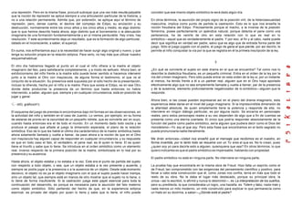 una represión. Pero en la misma frase, procuré subrayar que una vez más resulta palpable
que la noción de represión se aplica siempre a una articulación particular de la historia, y
no a una relación permanente. Admite que, por extensión, se aplique aquí el término de
represión, pero, dense cuenta, el declive del complejo de Edipo, su anulación y su
destrucción, normalmente entre los cinco años y los cinco años y medio, es algo distinto
que lo que hemos descrito hasta ahora, algo distinto que el borramiento o la atenuación
imaginaria de una formación fundamentalmente y en sí misma perdurable. Hay crisis, hay
resolución. Y este acontecimiento deja un resultado, que es la formación de algo particular,
datado en el inconsciente, a saber, el superyó.
En suma, nos enfrentamos aquí a la necesidad de hacer surgir algo original y nuevo, y que
tenga su solución propia en la relación edípica. Para verlo, no hay más que utilizar nuestro
esquemahabitual.
El otro día habíamos llegado al punto en el cual el niño ofrece a la madre el objeto
imaginario del falo, para satisfacerla completamente, y a modo de señuelo. Ahora bien, el
exhibicionismo del niño frente a la madre sólo puede tener sentido si hacemos intervenir
junto a la madre al Otro con mayúscula, de alguna forma el testimonio, el que ve el
conjunto de la situación. Su presencia está supuesta por el sólo hecho de la presentación,
incluso la ofrenda, hecha por el niño a la madre. Para que exista el Edipo, es en ese Otro
donde debe producirse la presencia de un término que hasta entonces no había
intervenido, a saber, alguien que, siempre y en cualquier circunstancia, está en posición de
jugar y ganar.
(40) gráfico(41)
El esquema del juego de prendas lo encontramos bajo mil formas en las observaciones, en
la actividad del niño y también en el caso de Juanito. Lo vemos, por ejemplo, en su forma
de aislarse de pronto en la oscuridad de un pequeño retrete, que se convierte así en suyo,
cuando hasta entonces era el de todo el mundo. En un momento dado todo oscila y se
produce el pasaje que añade al juego la dimensión esperada, el plano de la relación
simbólica. Eso de lo que les hablé el último día carácterístico de la madre simbólica,hasta
ahora solamente llamada y vuelta a llamar, da paso ahora a la noción de que en el Otro
con mayúscula hay alguien capaz de responder en cualquier circunstancia, y su respuesta
es que en todo caso el falo, el verdadero, el pene real, es él quien lo tiene. El es quien
tiene el triunfo y sabe que lo tiene. Se introduce en el orden simbólico como un elemento
real, inverso respecto de la primera posición de la madre, simbolizada en lo real por su
presencia y su ausencia.
Hasta ahora, el objeto estaba y no estaba a la vez. Este era el punto de partida del sujeto
con respecto a todo objeto, o sea, que un objeto estaba a la vez presente y ausente, y
siempre se podía jugar a la presencia o a la ausencia de un objeto. Desde este momento
decisivo, el objeto no es ya el objeto imaginario con el que el sujeto puede hacer trampa,
sino un objeto tal, que siempre está en manos de otro mostrar que el sujeto no lo tiene, o
lo tiene de forma insuficiente. Si la castración juega este papel esencial para toda la
continuación del desarrollo, es porque es necesaria para la asunción del falo materno
como objeto simbólico. Sólo partiendo del hecho de que, en la experiencia edípica
esencial, es privado del objeto por quien lo tiene y sabe que lo tiene, el niño puede
concebir que ese mismo objeto simbólico le será dado algún día.
En otros términos, la asunción del propio signo de la posición viril, de la heterosexualidad
masculina, implica como punto de partida la castración. Esto es lo que nos enseña la
noción freudiana del Edipo. Precisamente porque el macho, a la inversa de la posición
femenina, posee perfectamente un apéndice natural, porque detenta el pene como una
pertenencia, ha de venirle de otro en esta relación con lo que es real en lo
simbólico—aquel que es verdaderamente el padre. Y por eso, al fin y al cabo, nadie puede
decir que significa en verdad ser padre, salvo que es algo que de entrada forma parte del
juego. Sólo el juego jugado con el padre, el juego de gana el que pierde, por así decirlo, le
permite al niño conquistar la vía por la que se registra en él la primera inscripción de la ley.
3
¿En qué se convierte el sujeto en este drama en el que se encuentra? Tal como nos lo
describe la dialéctica freudiana, es un pequeño criminal. Entra en el orden de la ley por la
vía del crimen imaginario. Pero sólo puede entrar en este orden de la ley si, por un instante
al menos, ha tenido frente a él a un partner real, alguien que en el Otro haya aportado
efectivamente algo que no sea simplemente llamada y vuelta a llamar, par de la presencia
y de la ausencia, elemento profundamente negativizador de lo simbólico—alguien que le
responde.
Ahora bien, si las cosas pueden expresarse así en el plano del drama imaginario, esta
experiencia debe darse en el nivel del juego imaginario. Si la imprescindible dimensión de
la alteridad absoluta, de quien simplemente tiene la potencia y responde de ella, no
interviene en ningún diálogo particular, es por alguna razón. Se encarna en personajes
reales, pero estos personajes reales a su vez dependen de algo que a fin de cuentas se
presenta como una eterna coartada. El único que podría responder absolutamente de la
función del padre como padre simbólico, sería alguien que pudiera decir como el Dios del
monoteísmo—Yo soy el que soy. Pero esta frase que encontramos en el texto sagrado no
puede pronunciarla nadie literalmente.
Me dirán entonces—Usted nos enseñó que el mensaje que recibimos es el nuestro, en
forma invertida, por lo tanto todo se resuelve con un Tu eres el que es. No lo crean, pues
¿quien soy yo para decirle esto a alguien, quienquiera que sea? En otros términos, lo que
quiero indicarles es que el padre simbólico es impensable, hablando con propiedad.
El padre simbólico no está en ninguna parte. No interviene en ninguna parte.
La prueba hay que encontrarla en la misma obra de Freud. Hizo falta un espíritu como el
de Freud, tan comprometido con las exigencias del pensamiento científico y positivo, para
llevar a cabo esta construcción que él, como Jones nos confía, tenía en más que todo el
resto de su obra. No le daba el lugar más destacado, porque su principal obra, la
única—así lo escribió, lo afirmó y nunca lo desmintió—, es La interpretación de los sueños,
pero su predilecta, la que consideraba un logro, una hazaña, es Totem y tabú, nada más y
nada menos un mito moderno, un mito construído para explicar lo que permanecía como
un hiato en su doctrina, a saber—¿Dónde está el padre?
 