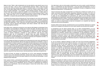 Basta con leer Tótem y tabú simplemente con los ojos abiertos, para advertir que si no es
lo que yo les digo, o sea un mito, es absolutamente absurdo. Tótem y tabú sirve para
decirnos que, para que subsista algún padre, el verdadero padre, el único padre, el padre
único, ha de haber estado antes de la historia y ha de ser el padre muerto. Más aún—ha
de ser el padre asesinado. Y en realidad, ¿como pensarlo siquiera, salvo en su valor
mítico? Pues que yo sepa, el padre en cuestión, no lo concibe Freud, ni nadie, como un
ser inmortal. ¿Por qué han tenido que adelantar los hijos su muerte de algún modo? Y todo
esto, ¿para qué? Para, al fin y al cabo, prohibirse ellos mismos lo que se trataba de
arrebatarle. Lo mataron sólo para demostrar que era imposible matarlo.
La esencia del principal drama introducido por Freud se basa en una noción estrictamente
mítica, porque es propiamente la categorización de una forma de lo imposible, incluso de
lo impensable, a saber, la eternización de un sólo padre en el origen, con la carácterística
de haber sido asesinado. Y esto, ¿para qué, sino para conservarlo? De paso les indico que
en francés, como en algunas otras lenguas, entre ellas el alemán, tuer viene del latín
tutare, que significa conservar.
Este padre mítico, además de indicarnos a que clase de dificultades se enfrentaba Freud,
nos enseña a que apuntaba en verdad con la noción del padre. Se trata de algo que no
interviene en ningún momento de la dialéctica, salvo por mediación del padre real, el cual
en un momento cualquiera vendrá a desempeñar su papel y su función, permitiendo
vivificar la relación imaginaria y dándole su nueva dimensión. Sale del puro juego
especular para dar su encarnación a aquella frase que antes calificamos de
impronunciable, tú eres el que eres. Si me permiten el juego de palabras y la ambigüedad
que exploté ya cuando estudiábamos la estructura paranoica del Presidente Schreber, no
es tú eres el que eres, sino tú eres el que matabas(42).
El fin del complejo de Edipo es correlativo de la instauración de la ley como reprimida en el
inconsciente, pero permanente. Sólo así hay algo que responde en lo simbólico. La ley no
es simplemente, en efecto, aquello en lo que está incluida e implicada la comunidad de los
hombres —y después de todo, nos preguntamos por qué. Se basa también en lo real, bajo
la forma de ese núcleo que queda tras el complejo de Edipo, núcleo llamado superyó—y
como el análisis ha demostrado definitivamente, bajo esta forma real se inscribe lo que
hasta ahora los filósofos nos habían mostrado con más o menos ambigüedad como la
densidad, el núcleo permanente, de la conciencia moral, encarnada en cada sujeto, como
sabemos, bajo las formas más diversas, más descabelladas, más llenas de aspavientos.
Si toma tal forma, es porque su introducción en el Es, como elemento homogéneo
respecto de los otros elementos libidinales, siempre tiene algo de accidental. En efecto,
nunca se sabe en que momento del juego imaginario se ha producido este pasaje, ni quien
estaba ahí para responder.
Este superyó tiránico, profundamente paradójico y contingente, representa por sí solo,
incluso en los no neuróticos, el significante que marca, imprime, estampa en el hombre el
sello de su relación con el significante. Hay en el hombre un significante que señala su
relación con el significante, y eso se llama superyó. Incluso hay muchos más, y eso se
llamalossíntomas.
Con esta clave y sólo con ella pueden comprender que ocurre cuando Juanito fomenta su
fobia. Lo carácterístico de esta observación, y creo que podré demostrárselo, es que a
pesar de todo el amor del padre, de toda su amabilidad, de toda su inteligencia a la que
debemos la observación, no hay padre real.
Toda la secuencia del juego se desarrolla en la trampa de la relación de Juanito con su
madre, que acaba siendo insoportable, angustiosa, intolerable, sin salida. O el o ella, o el
uno o el otro, y nunca se sabe cual, el falóforo o la falófora, la jirafa grande o la pequeña.
A pesar de las ambigüedades de apreciación por parte de los diversos actores
participantes en la observación, está claro que la jirafa grande ha de situarse como incluida
en las pertenencias de la madre, y entonces se plantea la cuestión de saber quien la tiene
y quien la tendrá. Es como si Juanito soñara despierto y, a pesar de los gritos que da su
madre, su sueño le proporcionara la clave de la situación—y a nosotros nos indica su
mecanismo de la forma más gráfica.
Quisiera añadir ahora algunas consideraciones que les permitirán habituarse al manejo
estricto de la categoría de castración tal como estoy tratando de articularla ante ustedes.
La perspectiva que les aporto permite situar, en el plano correspondiente y en sus
relaciones recíprocas, el juego imaginario del ideal del yo con respecto a la intervención
sancionadora de la castración, gracias a la cual los elementos imaginarios adquieren
estabilidad en lo simbólico, donde se fija su constelación. En esta perspectiva, ¿quién se
atrevería a recurrir a la noción de una relación de objeto concebida por adelantado como
armoniosa y uniforme?—como si por alguna participación de la naturaleza y la ley,
idealmente y de forma constante, cada cual tuviera que encontrar su media naranja, para
mayor satisfacción de la pareja, sin detenerse siquiera un instante para conocer la opinión
del conjunto de la comunidad.
Si, por el contrario, sabemos distinguir el orden de la ley de las armonías imaginarias,
incluso de la propia posición de la relación amorosa, y si es cierto que la castración es la
crisis esencial por la que todo sujeto se introduce, se habilita para, por así decirlo,
edipizarse de pleno derecho, concluiremos que es perfectamente natural—incluso en
estructuras complejas, completamente libres, del parentesco, como estas en las que
vivimos, y no sólo en las estructuras elementales—plantear, al menos en el límite, la
fórmula según la cual toda mujer que no esté permitida está prohibida por la ley. Una
repercusión clara, eco de esta fórmula, es que todo matrimonio, y no sólo en los
neuróticos, lleva con él la castración. Si una civilización, ésta en la que vivimos, ha visto
florecer el ideal, la confusión ideal, del amor y del conjugo, es porque ha puesto al
matrimonio en el lugar más destacado como fruto simbólico del consentimiento mutuo, es
decir, que ha llevado tan lejos la libertad de las uniones, que siempre está bordeando el
incesto.
Basta por otra parte con insistir un poco en la propia función de las leyes primitivas de la
alianza y el parentesco, para darse cuenta de que toda conjunción, sea cual sea, incluso
instantánea, de la elección individual en el interior de la ley, toda conjunción del amor y la
ley, aunque es un punto de intersección necesario de unión entre los seres, participa del
incesto. De ello se deriva que, a fin de cuentas, si la doctrina freudiana atribuye a una
 
