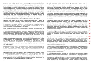 De hecho, Jones trató de articular toda su génesis del Super-ego, considerado como la
formación a la que conduce normalmente el complejo de Edipo, alrededor de la noción de
privación, por cuanto esta suscita el temor a la afanisis. Así, enseguida tropezó con
distinciones a las que nosotros conseguimos dar una forma algo más manejable. Además,
refiriéndose a la privación, no puede, ni siquiera por un instante, dejar de distinguir la pura
privación, que hace que el sujeto no esté satisfecho en alguna de sus necesidades, y la
privación que él llama deliberada, cuando el sujeto tiene enfrente a otro sujeto que le
rehusa la satisfacción buscada. Como no resulta fácil, partiendo de datos tan poco
definidos, articular el paso de la una a la otra, sobre todo cuando se conservan en estado
de sinónimos, Jones acaba naturalmente indicando que, con la mayor frecuencia, la
privación es tomada por una frustración, es equivalente para el sujeto a la frustración, lo
cual facilita, por supuesto, la articulación del proceso. Pero si bien las cosas resultan así
más fáciles para el que eso dice, no ha de ser igual para un oyente algo exigente.
De hecho en mi tabla no doy en absoluto el mismo sentido que Jones al término de
privación. La privación de la que se trata en este caso es un término para situar con
respecto a la noción de castración. En cuanto al término de frustración, trato de devolverle
la complejidad de una relación verdadera, y lo hice de forma muy articulada en la sesión
anterior a la interrupción de Febrero. Sin duda recordarán lo suficiente para ver que no
utilizo el término en la forma sumaria de su uso habitual.
No es posible articular nada sobre la incidencia de la castración sin aislar la noción de
privación como lo que he llamado un agujero real. En vez de marear la perdiz tratemos por
el contrario de aislarla como es debido. La privación, es la privación de la perdiz. Se trata
especialmente del hecho de que la mujer no tiene pene, esta privada de él. Este hecho, la
asunción de este hecho, tiene una incidencia constante en la evolución de todos los casos
que Freud nos expone, y en el niño varón, es el ejemplo que más salta a la vista, por así
decirlo, en todo momento en los casos de Freud. La castración, que tratamos de definir,
toma como base la aprehensión en lo real de la ausencia de pene en la mujer. En la mayor
parte de los casos este es el punto crucial, es, en la experiencia del sujeto macho, la base
en la que se apoya, con singular eficacia y de forma angustiante, la noción de la privación.
Hay en efecto una parte de los seres en la humanidad que están, dicen los textos,
castrados. Desde luego, este término es del todo ambigüo. Están castrados en la
subjetividad del sujeto. En lo real, en la realidad, en lo que se invoca como experiencia
real, están privados.
En la enseñanza de los textos de Freud, la experiencia de la castración gira alrededor de
la referencia a lo real. Tratemos de articular correctamente nuestros pensamientos al
respecto para captar, nosotros mismos, de que se trata, sin de momento ocuparnos de la
experiencia del enfermo.
La propia noción de privación, tan sensible y visible en una experiencia como esta, implica
la simbolización del objeto en lo real. Ya que en lo real, nada está privado de nada. Todo
lo que es real se basta a sí mismo. Por definición, lo real es pleno. Si introducimos en lo
real la noción de privación, es porque ya lo hemos simbolizado suficientemente, incluso
plenamente. Indicar que algo no está, es suponer posible su presencia, o sea introducir en
lo real, para recubrirlo y para excavarlo, el simple orden simbólico.
El objeto en cuestión en este caso es el pene. En el momento y al nivel en el que
hablamos de privación, es un objeto que se nos presenta en el estado simbólico. En
cuanto a la castración, en la medida en que resulta eficaz, en la medida en que se
experimenta y está presente en la génesis de una neurosis, se refiere, como lo indica el
orden necesario de la tabla, a un objeto imaginario. Ninguna castración de las que están
en juego en la incidencia de una neurosis es jamás una castración real. Sólo entra en
juego operando en el sujeto bajo la forma de una acción referida al objeto imaginario.
Para nosotros, el problema consiste precisamente en concebir por que, por efecto de que
necesidad, se introduce la castración en el desarrollo típico del sujeto, en el que se trata de
su entrada en ese orden complejo que constituye la relación del hombre con la mujer. En
efecto, la realización genital se halla en la especie humana sometida a cierto número de
condiciones.
Empezaremos pues de nuevo, como la otra vez, por la relación originaria del sujeto con la
madre, en la etapa calificada de preedípica. Esta etapa, esperamos haberla articulado
mejor, de forma más diferenciada que lo habitual. Incluso cuando los mismos términos
aparecen en el discurso de los autores, no los manejan tan bien, no están igualmente
razonados. Empezaremos por aquí de nuevo para tratar de captar, en cierto modo, en su
mismo origen, la necesidad del fenómeno de castración, que se apodera de aquel objeto
imaginario como de su instrumento, simboliza una deuda o un castigo simbólico y se
inscribe en la cadena simbólica.
Para servirnos de guía, a fin de poder referirnos a términos anteriores, quiero que por un
momento acepten como comprobada la hipótesis en la que se basará nuestra articulación,
hipótesis que planteamos el otro día—detrás de la madre simbólica está el padre
simbólico.
Por su parte, el padre simbólico es una necesidad de la construcción simbólica, que sólo
podemos situar en un más allá, casi diría como trascendente, en todo caso como un
término que, como les dije de paso, sólo se alcanza mediante una construcción mítica. A
menudo he insistido en el hecho de que el padre simbólico, a fin de cuentas, no está
representado en ninguna parte. El resultado de nuestro recorrido deberá confirmar si esto
es válido, si es efectivamente útil, si nos ha de permitir encontrar en la realidadcompleja
ese elemento del drama de la castración.
Tenemos ahora en nuestra tabla el padre real y el padre imaginario. Si el padre simbólico
es el significante del que nunca se puede hablar sin tener presente al mismo tiempo su
necesidad y su carácter, que debemos aceptar por lo tanto como un hecho irreductible del
mundo del significante, el padre imaginario y el padre real son dos términos que nos
planteanmuchasmenosdificultades.
En cuanto al padre imaginario, es con él con quien siempre nos encontramos. A él se
refiere muy a menudo toda la dialéctica, la de la agresividad, la de la identificación, la de la
idealización por la que el sujeto accede a la identificación con el padre. Todo esto se
produce al nivel del padre imaginario. Si lo llamamos imaginario, es también porque está
integrado en la relación imaginaria que constituye el soporte psicológico de las relaciones
con el semejante, que son, hablando con propiedad, relaciones de especies, se
 