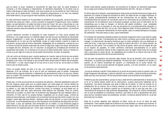 que su pene, el suyo, empieza a convertirse en algo muy real. Su pene empieza a
moverse y el niño empieza a masturbarse. El elemento importante no es tanto que la
madre intervenga en este momento, sino que el pene se ha convertido en real. Este es el
dato bruto de la observación. Entonces, podemos preguntarnos si no hay una relación
entre este hecho y lo que surge en ese momento, es decir la angustia.
En este seminario todavía no he abordado el problema de la angustia, porque hay que ir
tomando las cosas por orden. ¿Como concebir la angustia? Pregunta que, como ustedes
saben, es permanente a lo largo de toda la obra de Freud. No voy a resumirles en una
frase todo el camino recorrido por Freud, pero sí les indicaré que, como mecanismo, la
angustia siempre esta ahí presente en las distintas etapas de su observación, y la doctrina
viene luego.
¿Cómo debemos concebir la angustia en esta ocasión? Lo más cerca posible del
fenómeno. Les ruego que por un instante hagan uso del recurso consistente en demostrar
alguna imaginación, y verán que la angustia, en esa relación tan extraordinariamente
evanescente en la que se nos manifiesta, surge en cada ocasión cuando el sujeto se
encuentra, aunque sea de forma insensible, despegado de su existencia, cuando se ve a
sí mismo a punto de quedar capturado de nuevo en algo que, según los casos, llamaremos
la imagen del otro, tentación, etc. En resumen, la angustia es correlativa del momento de
suspensión del sujeto, en un tiempo en el que ya no sabe donde está, hacia un tiempo en
el que va a ser algo en lo que ya nunca podra reconocerse. Es esto, la angustia.
¿No ven como se introduce aquí, cuando aparece en Juanito, bajo la forma de una pulsión
en el sentido más elemental del término, algo que se menea, el pene real, y el niño
empieza a ver como una trampa lo que durante tanto tiempo para él había sido el paraíso,
la felicidad? —o sea, aquel juego en el que se es lo que no se es, se es para la madre
todo lo que la madre quiere.
Como no puedo hablar de todo a la vez, me conformo con indicarles que todo esto
depende, a fin de cuentas, de lo que el niño es realmente para la madre. Enseguida
introduciremos alguna distinción y trataremos de aproximarnos más a lo que era Juanito
para su madre. De momento seguiremos en este punto crucial que nos da el esquema
general de la cuestión.
Hasta aquí, el niño se encuentra en el paraíso del señuelo. ¿Resulta satisfactorio para él?
No hay ninguna razón para que no pueda seguir con este juego por mucho tiempo de
forma satisfactoria. El niño trata de deslizarse, de integrarse en lo que es para el amor de
la madre—y, con algo de fortuna, incluso muy poca, lo consigue, ya que basta con un
índice, por débil que sea, para sancionar esta relación tan delicada. Pero en cuanto
interviene su pulsión, su pene real, se evidencia ese despegue del que hablaba hace un
momento. El niño cae en su propia trampa, engañado por su propio juego, víctima de
todas las discordancias, confrontado con la inmensa hiancia que hay entre cumplir con una
imagen y tener algo real que ofrecer—ofrecerlo cash, por así decirlo. Lo que nunca deja de
producirse, no es simplemente que el niño fracasa en sus tentativas de seducción por tal o
cual razón, o que, por ejemplo, sea rechazado por su madre. Lo que entonces juega el
papel decisivo, es que eso que él puede ofrecer se le antoja—la experiencia analítica nos
proporciona mil experiencias así—como algo miserable. El niño se encuentra entonces
frente a esa brecha, queda prisionero, se convierte en el blanco, en elemento pasivizado
de un juego que le deja a merced de las significaciónes del Otro. He aquí un dilema.
El último año se lo indiqué—precisamente en este punto es donde entronca el origen de la
paranoia. En cuanto el juego se convierte en serio, sin dejar de ser un juego tramposo, el
niño queda completamente pendiente de las indicaciones de su partner. Todas las
manifestaciónes del partner se convierten para él en sanciones de su suficiencia o de su
insuficiencia. En la medida en que la situación prosigue, es decir que no interviene, por la
Verwerfung que lo deja al margen, el término del padre simbólico, cuya necesidad
comprobaremos en lo concreto, el niño se encuentra en una particularísima situación, a
merced de la mirada del Otro, de su ojo. Pero dejemos estar al futuro paranoico. Para el
que no lo es, la situación literalmente no tiene salida, salvo la salida llamada el complejo
de castración. Para eso estoy yo aquí, para mostrárselo.
El complejo de castración traslada al plano puramente imaginario todo lo que está en juego
en relación con el falo. Precisamente por este motivo conviene que el pene real quede al
margen. La intervención del padre introduce aquí el orden simbólico con sus defensas, el
reino de la ley, o sea que el asunto ya no está en manos del niño y, al mismo tiempo, se
resuelve en otra parte. Con el padre no hay forma de ganar, salvo que se acepte tal cual
es el reparto de papeles. El orden simbólico interviene precisamente en el plano
imaginario. La castración afecta al falo imaginario pero de algún modo fuera de la pareja
real, y eso tiene su razón de ser. Se restablece así el orden en el interior del cual el niño
podrá esperar la evolución de los acontecimientos.
Tal vez esto les parezca una solución algo simple. No es la solución, sino una somera
indicación, un puente que estamos tendiendo. Si fuera tan fácil, si bastara con tender un
puente, ya no habría necesidad de hacerlo. Lo interesante es el punto donde nos
encontramos, o sea el punto adonde ha llegado Juanito, y en ese momento, en su caso,
no se produce nada parecido.
¿A qué se enfrenta Juanito? Está metido en el punto de encuentro entre la pulsión real y el
juego imaginario del señuelo, y esto en relación con su madre. ¿Qué se produce entonces,
dado que hay una neurosis? No les sorprenderá saber que se produce una regresión.
Preferiría que les sorprendiera, porque le doy a este término estrictamente el alcance que
le di en la última sesión antes de la interrupción, cuando estuvimos hablando de la
frustración. Les decía entonces que ante la falta de la madre, el niño se hundía en la
satisfacción de la crianza. De la misma manera, en este caso en el cual el niño es el
centro, la regresión se produce cuando ya no alcanza a dar lo que hay que dar, y su
insuficiencia le produce el más profundo desasosiego. Se produce el mismo cortocircuito
con el que se satisface la frustración primitiva, que lleva al niño a apoderarse del seno
para dar por cerrados todos los problemas, es decir, la hiancia abierta frente él, la de ser
devorado por la madre.
Este es el primer aspecto que adquiere la fobia, como se ve en el caso de este
hombrecito. Todo caballo objeto de la fobia es sin duda también un caballo que muerde. El
tema de la devoración siempre puede encontrarse por algún lado en la estructura de la
fobia.
 