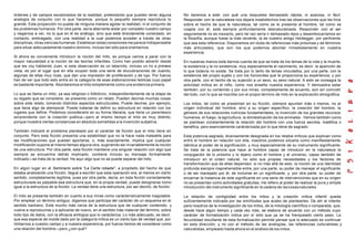 órdenes y de campos escalonados de la realidad, pretextando que pueden tener alguna
analogía de conjunto con lo que hacemos, porque lo pequeño siempre reproduce lo
grande. Esta proyección no puede de ninguna manera agotar la realidad, ni el conjunto de
los problemas humanos. Por otra parte, sería aberrante aislar por completo nuestro campo
y negarnos a ver, no lo que en él es análogo, sino que está directamente conectado, en
contacto, embragado, con una realidad a la cual podemos acceder a través de otras
disciplinas, otras ciencias humanas. Establecer estas conexiones me parece indispensable
para situar adecuadamente nuestro dominio, incluso tan sólo para orientarnos.
Si ahora es conveniente introducir la noción del mito, es porque vamos a parar con la
mayor naturalidad a la noción de las teorías infantiles. Como han podido advertir desde
que les voy hablando Juan, si esta observación es un laberinto, incluso un lío a primera
vista, es por el lugar que en ella ocupan toda una serie de elucubraciones de Juanito,
algunas de ellas muy ricas, que dan una impresión de proliferación y de lujo. Por fuerza
han de ver que todo esto entra en la categoría de esas elaboraciones teóricas cuyo papel
es bastante importante. Abordaremos el mito simplemente como una evidencia primera.
Lo que se llama un mito, ya sea religioso o folklórico, independientemente de la etapa de
su legado que se considere, se presenta como un relato. Pueden decirse muchas cosas
sobre este relato, tomando distintos aspectos estructurales. Puede decirse, por ejemplo,
que tiene algo de atemporal. Puede tratarse de definir su estructura en relación con los
lugares que define. Podemos considerarlo en su forma literaria, que tiene un parentesco
sorprendente con la creación poética—pero al mismo tiempo el mito es muy distinto,
porque muestra ciertas constancias en absoluto sometidas a la invención subjetiva.
También indicaré el problema planteado por el carácter de ficción que el mito tiene en
conjunto. Pero esta ficción presenta una estabilidad que no la hace nada maleable para
las modificaciones que puedan aportarse, o, más exactamente, implica que cualquier
modificación supone al mismo tiempo alguna otra, sugiriendo así invariablemente la noción
de una estructura. Por otra parte, esta ficción mantiene una singular relación con algo que
siempre se encuentra detrás implicado, contiene incluso su mensaje formalmente
indicado—se trata de la verdad. He aquí algo que no se puede separar del mito.
En algún lugar en el Seminario sobre "La Carta robada", a propósito del hecho de que
estaba analizando una ficción, llegué a escribir que esta operación era, al menos en cierto
sentido, completamente legítima, pues por otra parte, decía, en toda ficción correctamente
estructurada es palpable esa estructura que, en la propia verdad, puede designarse como
igual a la estructura de la ficción. La verdad tiene una estructura, por así decirlo, de ficción.
El mito se presenta también en cuanto a sus miras como carácterísticamente inagotable.
Por emplear un término antiguo, digamos que participa del carácter de un esquema en el
sentido kantiano. Está mucho más cerca de la estructura que de cualquier contenido, y
vuelve a reproducirse y a aplicarse de nuevo, en el sentido más material del término, sobre
todo tipo de datos, con la eficacia ambigüa que lo carácteriza. Lo más adecuado, es decir,
que esa especie de molde dado por la categoría mítica es un cierto tipo de verdad que, por
limitarnos a nuestro campo y a nuestra experiencia, por fuerza hemos de considerar como
una relación del hombre—pero ¿con qué?
No daremos a este con qué una respuesta demasiado rápida, ni azarosa, ni fácil.
Responder con la naturaleza nos dejará insatisfechos tras las observaciones que les hice
sobre el hecho de que la naturaleza, tal como se le presenta al hombre, tal como se
coapta con él, está siempre profundamente desnaturalizada. Responder con el ser
seguramente no es inexacto, pero tal vez sería ir demasiado lejos y desembocaríamos en
la filosofía, aunque fuese la más reciente, la de nuestro amigo Heidegger, por pertinente
que sea esta referencia. Disponemos sin duda de referencias más próximas y de términos
más articulados, que son los que podemos abordar ínmediatamente en nuestra
experiencia.
En nuestras manos está darnos cuenta de que se trata de los temas de la vida y la muerte,
la existencia y la no existencia, muy especialmente el nacimiento, es decir, la aparición de
lo que todavía no existe. Se trata por lo tanto de temas vinculados, por una parte, con la
existencia del propio sujeto y con los horizontes que le proporciona su experiencia, y por
otra parte, con el hecho de su sujeción a un sexo, su sexo natural. A esto se consagra la
actividad mítica en el niño, como nos enseña nuestra experiencia. Y demuestra estar
también, por su contenido y por sus miras, completamente de acuerdo, aún sin coincidir
del todo, con lo que se inscribe con el propio término de mito en la exploración etnográfica.
Los mitos, tal como se presentan en su ficción, siempre apuntan más o menos, no al
origen individual del hombre, sino a su origen específico, la creación del hombre, la
génesis de sus relaciones nutricias fundamentales, la invención de los grandes recursos
humanos, el fuego, la agricultura, la domesticación de los animales . Vemos también como
se plantean constantemente la relación del hombre con una fuerza secreta, maléfica o
benéfica, pero esencialmente carácterizada por lo que tiene de sagrado.
Esta potencia sagrada, diversamente designada en los relatos míticos que explican como
entró el hombre en relación con ella, nosotros podemos situarla como manifiestamente
idéntica al poder de la significación, y muy especialmente de su instrumento significante.
Se trata de la potencia que hace al hombre capaz de introducir en la naturaleza la
conjugación de lo próximo y lo lejano como el hombre y el universo, capaz también de
introducir en el orden natural, no sólo sus propias necesidades y los factores de
transformación que de ellas dependen, si no más allá de esto, la noción de una identidad
profunda siempre inaprehensible entre, por una parte, su poder de manejar el significante
o de ser manejado por él, de incluirse en un significante, y, por otra parte, su poder de
encarnar la instancia de este significante en una serie de intervenciones que en su origen
no se presentan como actividades gratuitas, me refiero al poder de realizar la pura y simple
introducción del instrumento significante en la cadena de lascosasnaturales.
La relación de contigüidad entre los mitos y la creación mítica infantil queda
suficientemente indicada por las similitudes que acabo de plantearles. De ahí el interés
para nosotros de la investigación de los mitos, de la mitología científica o comparada, que,
desde hace algún tiempo y cada vez más, se elabora de acuerdo con un método cuyo
carácter de formalización indica por sí sólo que ya se ha franqueado cierto paso. La
fecundidad resultante de esta formalización permite pensar que lo adecuado es continuar
en esta dirección, y no con el método de las analogías, las referencias culturalistas y
naturalistas, empleado hasta ahora en el análisis de los mitos.
 