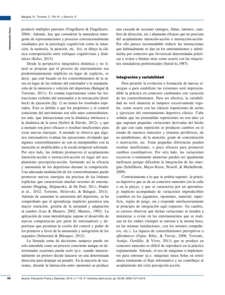 66
preparaciónfísica
Balagué, N., Torrents, C., Pol, R., y Seirul·lo, F.
Apunts. Educación Física y Deportes. 2014, n.º 116. 2.º trimestre (abril-junio), pp. 60-68. ISSN-1577-4015
producir múltiples patrones (Fingelkurts  Fingel­kurts,
2004). Además, hay que considerar la naturaleza emer-
gente de representaciones y procesos convencionalmente
estudiados por la psicología cognitivista como la inten-
ción, la memoria, la atención, etc. Así, se diluye la clá-
sica contraposición entre enfoques cognitivistas y diná-
micos (Kelso, 2013).
Desde la perspectiva integradora dinámica y no li-
neal se propone que el proceso de entrenamiento sea
predominantemente implícito en lugar de explícito, es
decir, que esté basado en los constreñimientos de la ta-
rea en lugar de las órdenes del entrenador o la manipula-
ción de la intención o volición del deportista (Balagué 
Torrents, 2011). Es común experimentar cómo las ins-
trucciones verbales del entrenador o la retroacción (feed­
back) de ejecución (fig. 1) no tienen los resultados espe-
rados. Esto es debido a que los propósitos y el control
consciente del movimiento son sólo unos constreñimien-
tos más, que interaccionan con la dinámica intrínseca y
la dinámica de la tarea (Seifert  Davids, 2012), y que
a menudo son poco eficaces o resultan insuficientes para
crear nuevas sinergias. A menudo se observa que algu-
nos entrenadores evalúan las ejecuciones olvidando que
algunos constreñimientos no son ni manipulables con la
intención ni modificables a la escala temporal solicitada.
Por otro lado, las órdenes promueven el acoplamiento
intención-acción o instrucción-acción en lugar del aco-
plamiento percepción-acción, limitando así la eficacia
y autonomía de los deportistas durante la competición.
Una adecuada modulación de los constreñimientos puede
promover nuevas sinergias sin precisar de las órdenes
explícitas que caracterizan muchas sesiones de entrena-
miento (Pepping, Heijmerikx,  De Poel, 2011; Pinder
et al., 2012; ­Torrents, Hritovski,  Balagué, 2013).
Además de aumentar la autonomía del deportista, se ha
comprobado que el aprendizaje implícito garantiza una
mayor retención, gestión de la ansiedad y adaptación
al cambio (Liao  Masters, 2002; Masters, 1992). La
aplicación de estas metodologías supone el desarrollo de
nuevas competencias por parte de entrenadores y de-
portistas que permitan la cesión del control y poder de
los primeros a favor de la autonomía y autogestión de los
segundos (Sebastiani  Blázquez, 2012).
La llamada toma de decisiones tampoco puede ser
solo entendida como un proceso consciente aunque en de-
terminadas ocasiones pueda serlo (p.e. cuando intencio-
nalmente un portero decide lanzarse en una determinada
dirección para despejar un penalti). En la mayoría de oca-
siones, durante la interacción entre oponentes se produce
una cascada de acciones (amagos, fintas, intentos, cam-
bios de dirección, etc.) altamente eficaces que no precisan
del acoplamiento intención-acción o instrucción-acción.
Por ello parece recomendable reducir las instrucciones
que habitualmente se dan en los entrenamientos y substi-
tuirlas por contextos que favorezcan determinadas prácti-
cas y eviten o limiten otras como ocurre con las situacio-
nes simuladoras preferenciales (Seirul·lo,1987).
Integración y variabilidad
Para permitir la evolución o formación de nuevas si-
nergias o para estabilizar las existentes será imprescin-
dible la práctica en contextos cambiantes con variación
de los constreñimientos. Para ser efectiva, la variabili-
dad no será aleatoria ni tampoco excesivamente regu-
lar, como ocurre con las clásicas repeticiones de series
y ejercicios del entrenamiento deportivo clásico. Cabe
señalar que las pretendidas repeticiones no son tales ya
que suponen pequeñas variaciones derivadas del hecho
de que con cada repetición se producen cambios en el
estado de nuestros músculos y sistemas periféricos, de
su metabolismo, de la atención, grado de concentración
o motivación, etc. Estas pequeñas diferencias pueden
resultar insuficientes, o poco eficaces para promover
cambios coordinativos. Por otro lado, las variaciones
excesivas o totalmente aleatorias pueden ser igualmente
ineficaces porque dificultan la integración de las siner-
gias (Schöllhorn, Mayer-Kress, Newell,  Michelbrink,
2009).
Contrariamente a lo que se podría suponer, la prácti-
ca deportiva que se da en contextos naturales (en la calle
o en la playa), y que se caracteriza por un aprendiza-
je implícito acompañado de variaciones impredecibles
(cambios en los jugadores, oponentes, material, super-
ficie, reglas de juego, etc.) responde satisfactoriamente
al principio de integración aquí expuesto. En cambio,
es curioso observar que dichas variaciones se tienden a
minimizar o evitar en los entrenamientos que se reali-
zan en los clubes (siempre se entrena a la misma hora,
en las mismas instalaciones, con los mismos compañe-
ros, etc.). La riqueza de constreñimientos perceptivos o
affordances (Fajen, Riley,  Turvey, 2008; Torrents,
Araújo, Gordillo,  Vives, 2011) que se produce en
contextos naturales es difícil de reproducir en la práctica
reglamentada. Además, el uso de máquinas o implemen-
tos para entrenar (p.e. máquinas lanza bolas en tenis)
altera totalmente el flujo informativo y no contribuye al
acoplamiento del ciclo percepción-acción.
 