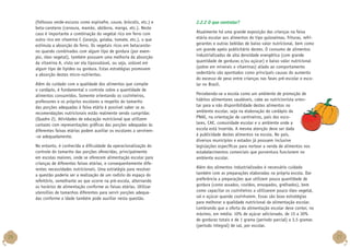 (folhosos verde-escuros como espinafre, couve, brócolis, etc.) e
beta-caroteno (cenoura, mamão, abóbora, manga, etc.). Neste
caso é importante a combinação do vegetal rico em ferro com
outro rico em vitamina C (laranja, goiaba, tomate, etc.), o que
estimula a absorção do ferro. Os vegetais ricos em betacaroteno quando combinados com algum tipo de gordura (por exemplo, óleo vegetal), também possuem uma melhoria da absorção
da vitamina A, visto ser ela lipossolúvel, ou seja, solúvel em
algum tipo de lipídeo ou gordura. Estas estratégias promovem
a absorção destes micro-nutrientes.
Além do cuidado com a qualidade dos alimentos que compõe
o cardápio, é fundamental o controle sobre a quantidade de
alimentos consumidos. Somente orientando os cozinheiros,
professores e os próprios escolares a respeito do tamanho
das porções adequadas à faixa etária é possível saber se as
recomendações nutricionais estão realmente sendo cumpridas
(Quadro 2). Atividades de educação nutricional que utilizem
cartazes com representações gráficas das porções adequadas às
diferentes faixas etárias podem auxiliar os escolares a servirem-se adequadamente.
No entanto, é conhecida a dificuldade da operacionalização do
controle do tamanho das porções oferecidas, principalmente
em escolas maiores, onde se oferecem alimentação escolar para
crianças de diferentes faixas etárias, e consequentemente diferentes necessidades nutricionais. Uma estratégia para resolver
a questão poderia ser a realização de um rodízio do espaço do
refeitório, semelhante ao que ocorre na pré-escola, alternando
os horários de alimentação conforme as faixas etárias. Utilizar
utensílios de tamanhos diferentes para servir porções adequadas conforme a idade também pode auxiliar nesta questão.

26

2.2.2 O que controlar?
Atualmente há uma grande exposição das crianças na faixa
etária escolar aos alimentos do tipo guloseimas, frituras, refrigerantes e outras bebidas de baixo valor nutricional, bem como
um grande apelo publicitário destes. O consumo de alimentos
industrializados de alta densidade energética (com grande
quantidade de gorduras e/ou açúcar) e baixo valor nutricional
(pobre em minerais e vitaminas) aliado ao comportamento
sedentário são apontados como principais causas do aumento
do excesso de peso entre crianças nas fases pré-escolar e escolar no Brasil.
Percebendo-se a escola como um ambiente de promoção de
hábitos alimentares saudáveis, cabe ao nutricionista orientar para a não disponibilidade destes alimentos no
ambiente escolar, seja na elaboração do cardápio do
PNAE, na orientação de cantineiros, pais dos escolares, CAE, comunidade escolar e o ambiente onde a
escola está inserida. A mesma atenção deve ser dada
à publicidade destes alimentos na escola. No país,
diversos municípios e estados já possuem inclusive
legislações específicas para nortear a venda de alimentos nos
estabelecimentos comerciais que porventura funcionem no
ambiente escolar.
Além dos alimentos industrializados é necessário cuidado
também com as preparações elaboradas na própria escola. Dar
preferência a preparações que utilizem pouca quantidade de
gordura (como assados, cozidos, ensopados, grelhados), bem
como capacitar os cozinheiros a utilizarem pouco óleo vegetal,
sal e açúcar quando cozinharem. Essas são boas estratégias
para melhorar a qualidade nutricional da alimentação escolar.
Lembrando que a oferta da alimentação escolar deve conter, no
máximo, em média: 10% de açúcar adicionado, de 15 a 30%
de gorduras totais e de 1 grama (período parcial) a 3,5 gramas
(período integral) de sal, por escolar.

27

 