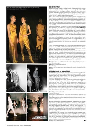 30 I 26.02.2011 I de standaard Magazine I MODENUMMER
EEN DAG LATER
Vanaf 15 uur zijn we welkom in de Salle Wagram, waar het straks tegen zevenen
allemaal moet gebeuren. Door de luidsprekers komt zwijmelmuziek van Julio
Iglesias, iets wat Lieve ‘voor de goeie ambiance’ meegebracht heeft. Greet, de zus
van Filip, staat achter een lange tafel broodjes te smeren voor iedereen die in de
backstage aan het werk is. Voortdurend vult ze de drankjes aan en kleine beker-
tjes vol vers fruit — gegeerd bij de modellen, zo blijkt.
Filip is aan de andere kant van de coulissen, in de frontstage, druk in de weer. Hij
bouwt een soort tent op aan het eind van de catwalk, maar het wil helemaal niet
lukken. ‘Ben jij scout geweest?’ roept een medewerker grappend. Waarop Filip:
‘Ja, elf jaar zelfs.’ Na wat zoeken en vooral veel sukkelen wordt de tent opnieuw
opgevouwen. Ze blijkt te groot in verhouding tot de rest van de ruimte. ‘Sneu
voor de man die de tent speciaal in Tsjechië heeft gehaald, maar het leek nergens
op’, besluit Filip.
Backstage zijn nog maar weinig modellen aanwezig. Kapper RUDI CREMERS
heeft al postgevat aan zijn kaptafels. Ook make-upartieste INGE GROGNARD
is van de partij. Al jaren verzorgt zij de look van de A.F. Vandevorst-meisjes. Ze
is klaar voor een eerste briefing aan haar assistenten. ‘Het is een heel frisse look’,
hoor ik haar zeggen. ‘Een rozige blush op het gezicht, de lippen puur natuur en
verder glans over het hele lichaam. Het gezicht mag er niet te druk uitzien, om de
speldjes in het haar alle aandacht te geven. We mogen elkaar niet dood doen, hé
(lacht).’
Plots komt een buslading jong volk binnen. Het zijn de modestudenten van de
Ursulinen van Mechelen, die zowat zes keer per jaar naar Parijs komen om er
backstage mee te helpen. ‘Op die manier leren ze het wereldje wat kennen’, zegt
docente Diane De Rooster. ‘Veel dichterbij dan dit zullen ze niet gemakkelijk
komen.’
Om 17 uur komt persagent Kuki aan in de backstage. Sinds acht jaar werkt hij
samen met Ann en Filip. ‘In totaal zijn zowat zeshonderd journalisten uitgeno-
digd’, zegt hij. ‘Daarnaast komen ook buyers en een pak vrienden van het huis.’ En
weg is hij, naar zijn team voor een laatste stand van zaken.
Intussen worden Ann en Filip opgemaakt door Inge. ‘Voor de finale van straks’,
grapt Filip. En dan: ‘Wist je dat ik mijn allereerste Parijse defilé ooit in deze zaal
heb gezien? Als veertienjarige won ik een wedstrijd van het modeprogramma
Blikvanger. Ik mocht mee, met de Zes van Antwerpen trouwens, naar een show
in Parijs. Ik was zo onbevangen dat ik op de eerste rij ben gaan zitten. Ik dacht:
daar zijn lege stoelen, waarom zou ik daar niet gaan zitten? En de rest daarboven
maar teken doen dat ik van die eerste rij weg moest. Wist ik veel (lacht).’
Lieve: ‘Het is tien over zes. We moeten absoluut aan de repetitie beginnen, maar
waar blijven de meisjes?’
Filip: ‘Moet ik zenuwachtig worden?’
Ann: ‘Ik zwijg.’
Kuki: ‘Ik vind wel dat het defilé tegen halfacht moet kunnen beginnen. Veel later
kan niet.’
OP ZOEK NAAR DE MANNEQUIN
Het defilé staat geprogrammeerd om zeven uur, maar om halfzeven is de repeti-
tie nog steeds niet begonnen. Er zijn al flink wat meisjes gearriveerd, die een voor
een langs make-up en kapper passeren. Lieve roept ze nadien een voor een bij
zich. Katja, Nastya, Atavi. Grote meisjes vooral, niet altijd de mannequinschoon-
heden die je op straat denkt te herkennen.
Ook stiliste Patti Wilson is in de buurt. Ze gaat naar de rekken waar de outfit van
elke mannequin klaar hangt, samen met kousen of schoenen. ‘Ann en Filip ver-
rassen me’, zegt Patti. ‘Wat een team. Hoe die samenwerken! Ze doen ook iets
heel persoonlijks. Ze hebben iets met lingerie, maar op een heel andere manier
dan gangbaar is in de mode. Ik hou dit keer ook van de metaalaccenten in de col-
lectie. Fantastisch.’ Waarop ze de jurk van een meisje fatsoeneert en vraagt of ze
rechtop kan gaan staan, en alvast de bijpassende schoenen kan aantrekken. En
dan: ‘Kan iemand deze outfit wisselen? Die lengte is veel te kort voor dit meisje.’
Lieve: ‘Wie gaat Simona kleden?’
Niemand antwoordt.
Lieve verliest haar geduld: ‘Zeg, horen jullie me niet? Is mijn stem niet luid
genoeg?’
Waarop de meisjes een voor een aangekleed worden door hun respectieve kleed-
ster en in de rij gaan staan.
Klokslag zeven uur mist Lieve nog één mannequin. Ze rept zich als een gek naar
de backstage, op zoek naar het meisje dat noch in de make-up, noch aan de kap-
tafel zit. Blijkt dat het meisje stilletjes is binnengekomen en aan een tafeltje net
haar Quick-hamburger soldaat wil maken. Lieve gaat bijna uit haar dak. ‘I’m
very tired’, hoor ik het meisje zeggen. ‘Kan best’, zegt Lieve, ‘maar je krijgt hier wel
1.500 euro voor. Laat komen is dus geen optie. No way.’ Waarop meteen zowel
make-up als kapsel in orde gebracht wordt en het meisje naar haar rek kan om de
kleren aan te trekken.
Nu gaat het snel. Aan de meisjes wordt gevraagd in een line-up te gaan staan,
vlak bij de toegang tot de catwalk. Lieve overloopt de lijst. ‘Kan ik Yanna hebben?
En waar is Ariane?’ Ann en Filip kijken stilletjes toe. ‘Mannekes, doe dat goed, hé’,
zegt Ann nog. Iedereen die niet langer in de backstage moet zijn, wordt wegge-
stuurd. Terwijl we snel onze plek naast de catwalk innemen, horen we Lieve luid
roepen: ‘I want all the girls ready in three minutes!’
Eindelijk kan de show beginnen.
Het glamgehalte van de show leverde op style.com
de vergelijking met Versace op.
Het glamgehalte van de show leverde op style.com
de vergelijking met Versace op
Ann en Filip groeten
het publiek. Amper tien
minuten duurde de show.
 