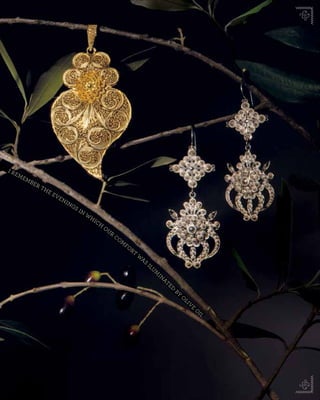 I REMEMBER THE EVENINGS IN
W
HICH
OUR
COM
FO
RT
W
AS
ILU
M
IN
ATED
BY
O
LIV
E
O
IL
 