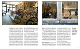 Esta avalancha tiene consecuencias y causa, también, rechazo o hartazgo. Campañas o actos como el
de “Berlín no te quiere” (pegatina con el corazón tachado), ataques que tienen en su punto de mira a coches de lujo, hoteles y bares nuevos no son ya una novedad. Hace cinco años era detenido (junto a otras
seis personas) el profesor de la universidad de Humboldt Andrej Holm, acusado de «complicidad intelectual con un grupo terrorista» (Militante Gruppe) al
que se acusó de varios incendios en Berlín. La acusación se basaba solo en la coincidencia de ciertos términos usados por dicho grupo en sus comunicados
con los recogidos en un estudio que llevaba a cabo
Holm. El sociólogo investiga cuestiones tales como la
gentrificación (aburguesamiento de zonas urbanas
pobres) y la precarización. Andrej Holm fue puesto
en libertad, pero este caso trajo a primer plano lo que
estaba (y sigue) ocurriendo en Berlín. Primero fueron
Prenzlauer Berg y Mitte, luego Friedrichshain y Kreuzberg y ahora le toca a Neukölln, mientras el Wedding
espera su turno. Se trata de un proceso habitual en
muchas ciudades: gente joven, artistas e inmigrantes
se instalan en un barrio en busca de alquileres bajos,
crean una subcultura o una marca que atrae a más
gente, se convierten en reclamo turístico y pronto todos quieren vivir en el barrio de moda; y empiezan a
subir los alquileres. En Neukölln, por ejemplo, han su-

bido un 30% en los últimos años, en un barrio en el
que la mitad de su habitantes lleva ahí menos de cinco
años. Esto provoca que «los de siempre» ya no puedan
pagar los nuevos alquileres y no tengan otro remedio
que irse a la periferia, un camino que estudiantes y
artistas no tardarán mucho en seguir, ya que ellos
tampoco podrán soportar más subidas.
La así llamada «mezcla berlinesa» (la social, al menos) no se va a mantener, no en el centro. Dice ahora
el jefe de la Cámara de Comercio de Berlín que hay
que tener en cuenta esta «mezcla berlinesa» como
«incentivo principal» del desarrollo económico, mientras Die Linke y los Verdes comienzan a pedir «zonas
de protección», que impidan que las casas de alquiler
pasen a ser de propiedad, algo difícil si se venden bloques enteros de viviendas. Donde antes hubo mezcla
puede que solo quede un ghetto trendy o de pijos.
Este proceso va especialmente rápido en Berlín porque es una ciudad de inquilinos con mucha movilidad: el 85% de los habitantes viven de alquiler, solo
un 15% en propiedad. No es la capital económica de
Alemania, pero su atractivo es muy alto y, además, se
ha convertido en una especie de capital política europea. Esto ha provocado que muchos inversores extranjeros vean ahora negocio en Berlín, el boomtown
inmobiliario, y estén comprando casas (con inquilinos). Además, personas del sur de Europa con dinero

y «necesidad» de buscar un puerto seguro para sus
ahorros o negocios en tiempos de crisis han puesto
también sus ojos en esta ciudad, aprovechándose, por
ejemplo, de los puentes aéreos con Barcelona o Madrid
(están entrando demasiados “modernillos”, advierten
ya los “locales” en algunos barrios berlineses).
En Berlín había muchos pisos vacíos y mucho potencial para espacios de creatividad, pero eso está cambiando. Es el capitalismo real imperante sin muro de
contención. Una alternativa extraordinariamente útil,
tal y como sostiene el sociólogo Andrej Holm, sería
que los “nuevos” se dieran cuenta de su propio rol y
que la «clase creativa», que encarna un capital social
y cultural relativamente fuerte, «participe en la formación de los intereses vecinales e incluso en los movimientos de protesta».
Este pasado verano, por ejemplo, los organizadores
de una acampada en contra de las subidas de alquileres invitaron a los turistas a participar como bloque
en una manifestación.
No hay Latte macchiato. Matthias Merkle, berlinés
desde los 90 y propietario del bar Neukölln Libre, se
dedicó a contar cuántas veces le pedían un Latte macchiato. Nunca ocurría al principio, y de repente no escuchaba otra cosa. «Pero jamás nos ha gustado el café
en vaso, no hay y punto». Merkle puso el bar hace

siete años para poder tomar una cerveza en condiciones sin tener que cruzar el canal hasta Kreuzberg. «Sí,
era un pionero de la gentrificación, y es un dilema,
pero lo que pasa ahora es enervante, esta aceleración
artificial para sacar ganancias cuanto antes hace crujir
a la ciudad». Es consciente de que todos están dentro
de ese proceso, hasta cuando coloca un graffiti de
“¡Gentrifica esto!” en una persiana, convirtiéndola así
en arte callejero, pero darse cuenta de ello ayuda a
comportarse de modo diferente. Su alquiler, por supuesto, también sube; es más, debería abrir una segunda o tercera dependencia del bar para poder pagarlo, y eso le pone de los nervios. «No estoy en contra
de los turistas –subraya–, ni de los cambios. Que vengan todos, a mí también me parece guay Berlín. Pero
antes me gustaba más el bar; si te recomiendan en las
guías te inundan de tal manera que los fines de semana ya no hay sitio en la barra para los habituales
del barrio, y eso me entristece».
“Entrada prohibida a modernetes”, pone en una
tienda de esta misma calle en Neukölln.
Obviamente, no todos coinciden con Merkle. Desde
la organización Hipster Antifa, Jannek Korsky cuenta
que no apoyan la gentrificación, que quieren pararlo
y que hacen falta leyes nuevas para controlar los alquileres y ayudar a los pobres. Pero, a continuación,
recuerda que «Neukölln siempre ha estado marcada

Vida cotidiana.
Un tranquilo local y
una tienda de
bicicletas, dos
estampas típicas y
cotidianas de Berlín,
un lugar ideal para
andar en bicicleta y
tomarse un café y
un delicioso pan,
bollo o dulce.

zazpika 23

 