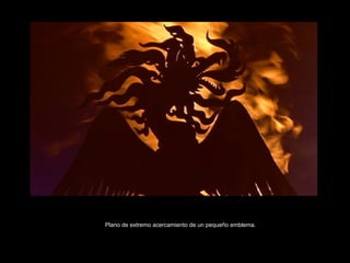 Plano de extremo acercamiento de un pequeño emblema. 