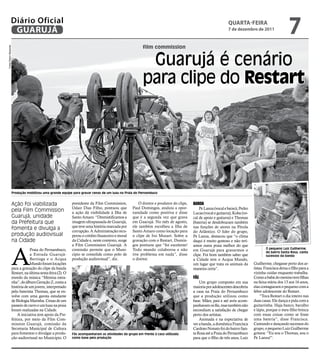 Diário Oficial
                GUARUJÁ
                                                                                                                                                          qUARtA-feiRA
                                                                                                                                                          7 de dezembro de 2011
                                                                                                                                                                                                  7
                                                                                                     film commission
Fotos Pedro Rezende




                                                                                                      Guarujá é cenário
                                                                                                     para clipe do restart




                  Produção mobilizou uma grande equipe para gravar cenas de um luau na Praia do Pernambuco


                  Ação foi viabilizada                    presidente da Film Commission,           O diretor e produtor do clipe,   Banda
                                                          Odair Dias Filho, pontuou que        Paul Domingos, avaliou a opor-           Pe Lanza (vocal e baixo), Pedro
                  pela Film Commission                    a ação dá visibilidade à Ilha de     tunidade como positiva e disse       Lucas (vocal e guitarra), Koba (vo-
                  Guarujá, unidade                        Santo Amaro. “Desmistificamos a      que é a segunda vez que grava        cal de apoio e guitarra) e Thomas
                  da Prefeitura que                       imagem ultrapassada de Guarujá,      em Guarujá. No mês de agosto,        (bateria) se desdobraram também
                                                          que teve uma história marcada por    ele também escolheu a Ilha de        nas funções de atores na Pérola
                  fomenta e divulga a                     corrupção. A Administração recu-     Santo Amaro como locação para        do Atlântico. O líder do grupo,
                  produção audiovisual                    perou o crédito financeiro e moral   o clipe de Ivo Mozart. Sobre a       Pe Lanza, destacou que “o clima
                  na Cidade                               da Cidade e, neste contexto, surge   gravação com o Restart, Domin-       daqui é muito gostoso e não terí-
                                                          a Film Commission Guarujá. A         gos pontuou que “foi excelente!



                  A
                                                                                                                                    amos outra praia melhor do que
                              Praia do Pernambuco,        comissão permite que o Muni-         Todo mundo colaborou e não                                                         O pequeno Luiz Guilherme,
                                                                                                                                    em Guarujá para gravarmos o                   do bairro Santa Rosa, canta
                              a Estrada Guarujá-          cípio se consolide como polo de      tive problema em nada”, disse        clipe. Foi bom também saber que               sucessos da banda
                              Bertioga e o Acqua          produção audiovisual”, diz.          o diretor.                           a Cidade tem o Acqua Mundo,
                              Mundo foram locações                                                                                  um lugar que trata os animais da      Guilherme, chegasse perto dos ar-
                  para a gravação do clipe da banda                                                                                 maneira certa”.                       tistas. Francisca deixa o filho para a
                  Restart, na última sexta-feira (2). O                                                                                                                   vizinha cuidar enquanto trabalha.
                  enredo da música “Menina estra-                                                                                   Fãs                                   Como a babá do menino tem filhas
                  nha”, do álbum Geração Z, conta a                                                                                     Um grupo composto em sua          na faixa etária dos 13 aos 16 anos,
                  história de um jovem, interpretado                                                                                maioria por adolescentes descobriu    elas contagiaram o pequeno com a
                  pelo baterista Thomas, que se en-                                                                                 a casa na Praia do Pernambuco         febre adolescente do Restart.
                  volve com uma garota estudante                                                                                    que a produção utilizou como               “Toca Restart o dia inteiro nas
                  de Biologia Marinha. Cenas de um                                                                                  base. Mães, pais e até avós acom-     duas casas. Ele dança e pula com a
                  passeio de carro e um luau na praia                                                                               panhavam os fãs, mas também não       guitarrinha. Haja banco, barulho
                  foram realizadas na Cidade.                                                                                       escondiam a satisfação de chegar      e lápis, porque o meu filho brinca
                      A iniciativa tem apoio da Pre-                                                                                perto dos artistas.                   com essas coisas como se fosse
                  feitura, por meio da Film Com-                                                                                        Animada e na expectativa de       uma bateria”, disse Francisca.
                  mission Guarujá, comissão da                                                                                      ver a banda, a doméstica Francisca    Cantando e dançando sucessos do
                  Secretaria Municipal de Cultura                                                                                   Cardoso Nonato foi do bairro San-     grupo, o pequeno Luiz Guilherme
                  para fomentar e divulgar a produ-       Fãs acompanharam as atividades do grupo em frente à casa utilizada        ta Rosa até a Praia do Pernambuco     gritava: “Eu sou o Thomas, sou o
                  ção audiovisual no Município. O         como base pela produção                                                   para que o filho de três anos, Luiz   Pe Lanza!”.
 